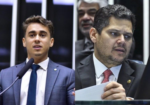 Bastou uma pressão pública ganhar escala para um tema travado voltar ao centro do poder — e isso pode mudar o destino de uma votação que parecia sem prazo. Mas o que exatamente começou a se mover? O que entrou em articulação foi a possibilidade de uma **sessão conjunta do Congresso Nacional** para analisar um **veto presidencial** que, até aqui, seguia sem definição. Quando esse tipo de votação demora, a dúvida cresce: é apenas questão de agenda ou existe resistência política por trás? A resposta, por enquanto, aponta para um cenário mais delicado. A demora na convocação passou a ser alvo de críticas abertas, e isso elevou a temperatura em torno do tema. Só que há um ponto que chama ainda mais atenção: a cobrança não ficou restrita aos bastidores. Ela explodiu publicamente e colocou o assunto diante de milhões de pessoas. E quando isso acontece, o custo de continuar adiando deixa de ser apenas institucional. Mas quem pressionou de forma tão direta? Foi o deputado federal **Nikolas Ferreira**, que publicou um vídeo cobrando o presidente do Senado e do Congresso, **Davi Alcolumbre**, pela inclusão do tema na pauta. A fala tratou o caso como uma urgência ligada a famílias de condenados. O impacto foi imediato: a gravação, publicada no início de abril, ultrapassou **100 milhões de visualizações** nas redes sociais. E é nesse ponto que muita gente se surpreende: não foi apenas uma crítica política comum, mas uma mobilização com alcance suficiente para alterar o ritmo das conversas no topo do Congresso. Então a pressão realmente produziu efeito? Tudo indica que sim. Nas últimas horas, **Alcolumbre** sinalizou disposição para avançar no tema e iniciou diálogo com o presidente da Câmara, **Hugo Motta**, para organizar a votação. Isso significa que o assunto deixou de ser apenas uma cobrança pública e passou a entrar no campo da articulação formal. Mas há um detalhe que quase ninguém percebe: sinalizar disposição não é o mesmo que marcar a sessão. E essa diferença mantém a tensão no ar. O que está em jogo nessa votação? Trata-se do veto do presidente **Luiz Inácio Lula da Silva** ao projeto de lei sobre a **dosimetria das penas**. O texto havia sido aprovado pelo Congresso no fim de 2025 e propunha ajustes na aplicação de penas a condenados pelos atos de **8 de janeiro de 2023**. A justificativa dos parlamentares da oposição era corrigir o que consideram **excessos** ou **desproporcionalidades** em algumas sentenças. Lula vetou integralmente a proposta em janeiro deste ano, durante cerimônia que marcou os três anos dos eventos. O que acontece depois muda tudo, porque a palavra final, nesse caso, não fica apenas com o Planalto. Por quê? Porque, após o veto presidencial, cabe ao **Legislativo** decidir se mantém ou derruba essa decisão. Para isso, é necessária **maioria absoluta** em sessão conjunta de deputados e senadores. E aqui surge a pergunta que mais pesa nos bastidores: existe força suficiente para derrubar o veto? Segundo aliados dos presidentes das duas Casas, sim. A avaliação é de que há **apoio suficiente** para a derrubada, caso a sessão seja realizada. Só que essa informação abre outra dúvida inevitável: se há votos, por que a sessão ainda não tem data definida? É justamente aí que o caso ganha dimensão maior do que uma disputa pontual. A análise desse veto virou mais um capítulo da relação entre **Executivo** e **Legislativo**, especialmente no momento em que a oposição reforça o argumento de que o Congresso tem o direito de revisar decisões presidenciais sobre matéria penal aprovada pelos próprios parlamentares. Então o centro da história é apenas a votação? Não exatamente. O centro está no que essa movimentação revela: uma pressão pública massiva, uma articulação entre os chefes das duas Casas e um veto que pode se transformar em teste político de força. O tema ganhou novo impulso, mas continua sem calendário fechado. E esse é o ponto que mantém tudo em aberto: a engrenagem começou a girar, só que o desfecho ainda depende do passo que ninguém confirmou oficialmente até agora.