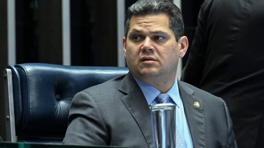 Uma decisão anunciada em poucas palavras pode reabrir uma das votações mais sensíveis de Brasília. Qual decisão é essa? É a intenção do presidente do Senado, **Davi Alcolumbre**, de convocar uma sessão do **Congresso Nacional** “o mais rápido possível” para analisar o **veto integral** do presidente **Luiz Inácio Lula da Silva** ao chamado **PL da Dosimetria**. A declaração foi feita na quarta-feira, **8 de abril de 2026**, e já desloca o foco para uma pergunta inevitável: por que essa votação ganhou tanta urgência? Porque não se trata de um veto qualquer. O projeto em questão propõe a **redução de penas** dos condenados pelos atos de **8 de Janeiro** e também pela **tentativa de golpe de Estado**, incluindo casos ligados ao ex-presidente **Jair Bolsonaro**. Mas isso explica tudo? Ainda não. Há um detalhe que quase passa despercebido: o projeto já havia sido **aprovado pelo Congresso** antes de ser barrado pelo Planalto. Se o texto já tinha passado pelo Legislativo, o que acontece agora? A resposta está no próximo movimento institucional. O Congresso ainda pode **manter** ou **derrubar** o veto de Lula. E é justamente por isso que a sessão defendida por Alcolumbre se tornou tão relevante. Só que surge outra dúvida: essa sessão já está definida? Não completamente. Alcolumbre afirmou que a **pauta ainda será definida** e deixou claro que ela não precisa incluir todos os itens pendentes de votação. Isso porque, segundo ele, essa definição é uma **prerrogativa** do presidente do Senado e do Congresso. E é aqui que muita gente se surpreende: ao mesmo tempo em que fala em rapidez, ele também sinaliza que a escolha do que entra ou não entra na sessão ficará sob seu comando direto. Mas ele explicou isso de forma explícita? Sim. Alcolumbre declarou que essa pauta e essa agenda cabem “**única e exclusivamente ao presidente do Senado**” e afirmou que vai exercer essa prerrogativa conferida pela **Constituição**. Em seguida, reforçou o desejo de realizar o quanto antes uma sessão do Congresso para deliberar sobre um tema que classificou como **relevantíssimo** e que, segundo ele, **carece da deliberação do Congresso**. Só que essa fala abre outra frente: a sessão depende apenas dele? Não. Há mais uma peça nesse tabuleiro. Ao fazer o anúncio, Alcolumbre disse que tem conversado com o presidente da Câmara, **Hugo Motta**, para alinhar a realização da **sessão conjunta** no plenário. Isso muda o ritmo? Pode mudar, porque a votação do veto exige justamente essa articulação entre as duas Casas. Mas há outro ponto que mantém a tensão: por que esse veto provoca tanta divisão? Porque o **PL da Dosimetria** é visto de formas muito diferentes. Os **críticos** afirmam que o texto funcionaria como uma **anistia total**. Já os **defensores** sustentam que a proposta apenas estabelece **proporcionalidade nas condenações**. E o que acontece depois dessa disputa de narrativas é o que realmente pesa: a decisão do Congresso pode confirmar a posição do Planalto ou reverter completamente o veto presidencial. Quando Lula vetou o projeto? Esse momento também carrega simbolismo. O veto integral foi feito em **8 de janeiro de 2026**, durante a cerimônia em memória aos **3 anos** dos atos de 8 de Janeiro. Isso ajuda a entender a carga política do gesto? Ajuda, mas não encerra a questão. Pelo contrário: acrescenta uma camada a mais a uma votação que já era delicada por si só. Então o que está em jogo agora? Formalmente, está em jogo a análise de um **veto presidencial**. Politicamente, está em jogo a capacidade do Congresso de decidir se mantém a decisão de Lula ou se restabelece um projeto que já havia sido aprovado. Mas existe uma resposta final sobre o desfecho? Ainda não. O que se sabe, por enquanto, é que **Alcolumbre quer colocar o tema em votação rapidamente**, que a **pauta ainda não foi fechada**, que há **articulação com Hugo Motta** para viabilizar a sessão conjunta e que o Congresso terá a palavra sobre um projeto que segue dividindo opiniões. O restante depende do próximo passo — e é justamente esse passo que agora passa a concentrar toda a atenção.