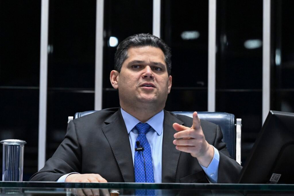 Uma data foi marcada, e ela pode mexer diretamente com penas, condenações e um dos temas mais sensíveis da política brasileira recente. Mas por que um simples agendamento chama tanta atenção? Porque não se trata de uma sessão qualquer. O que estará em análise pode alterar o destino de condenados por **atos golpistas**, inclusive nomes centrais de uma trama que ainda provoca tensão institucional. E isso levanta a pergunta inevitável: o que exatamente será discutido? Será analisado o **veto presidencial** ao chamado **PL da Dosimetria**. E por que esse veto importa tanto? Porque o projeto, se entrar em vigor, pode **reduzir penas** de condenados por crimes ligados à tentativa de golpe e aos ataques de **8 de janeiro de 2023**. Só isso já seria suficiente para colocar o tema no centro do debate. Mas existe um ponto que amplia ainda mais o impacto. Quem marcou essa sessão foi o presidente do Congresso Nacional, **Davi Alcolumbre**, para o dia **30 de abril**. E é aqui que muita gente começa a perceber o tamanho da discussão: o Congresso pode **manter** ou **derrubar** o veto do presidente da República. Ou seja, a decisão tomada antes não é necessariamente a palavra final. Então surge outra dúvida: quem vetou e por quê? O veto foi feito integralmente pelo presidente **Luiz Inácio Lula da Silva**, em **8 de janeiro deste ano**. A justificativa política já vinha sendo sinalizada havia algum tempo. Lula entendia que a proposta poderia **beneficiar aliados políticos** e **enfraquecer a responsabilização** pelos atos golpistas. Mas há um detalhe que quase ninguém observa de imediato: mesmo com o veto, o tema continua vivo porque a Constituição permite que o Congresso revise essa decisão. E o que seria necessário para derrubar esse veto? A resposta é objetiva, mas o efeito dela é enorme: são precisos **257 votos de deputados** e **41 votos de senadores**. Se esse número for alcançado, o projeto pode produzir efeitos concretos. E o que acontece depois muda toda a leitura do caso. Se o veto cair, a proposta pode **viabilizar a redução da punição** aplicada ao ex-presidente **Jair Bolsonaro** e a outros réus do chamado **“núcleo crucial”** da trama golpista, além de envolvidos nos atos de 8 de janeiro. Isso explica por que o debate não gira apenas em torno de um texto legislativo, mas de consequências penais muito específicas. E então aparece a pergunta mais sensível: de que forma essas penas poderiam mudar? O texto aprovado pelos parlamentares reduz o peso de dois crimes no cálculo das condenações e também estabelece uma mudança importante na **progressão de regime**. Os condenados pelos ataques de 8 de janeiro passariam a ter direito ao **regime semiaberto** após o cumprimento de **16% da pena** em regime fechado. Hoje, a regra exige ao menos **25%**. Parece um detalhe técnico? Talvez. Mas é justamente nesse tipo de detalhe que o impacto real aparece. E quem poderia ser alcançado por essa mudança? Além dos envolvidos diretamente na destruição das sedes dos **Três Poderes**, a proposta também pode beneficiar condenados por participação na **organização criminosa** que tramou o golpe de Estado em 2022. Entre eles, está **Jair Bolsonaro**, condenado a **mais de 27 anos de prisão** por **tentativa de golpe** e atualmente cumprindo pena em **Brasília**. E é aqui que a maioria se surpreende: o alcance do projeto não se limita aos executores dos atos de vandalismo, mas também pode atingir personagens centrais da articulação. Mas isso significaria uma mudança definitiva? Ainda não. Existe uma camada seguinte nessa história. Mesmo que o veto seja derrubado e a proposta entre em vigor, a norma ainda poderá ser **questionada no Supremo Tribunal Federal**. Quem poderia fazer isso? **Partidos políticos**, **entidades de classe**, a **Procuradoria-Geral da República** e o próprio **governo** estão entre os legitimados para acionar o STF. E o que o Supremo faria nesse caso? Caberia aos ministros decidir se a nova regra está ou não de acordo com a **Constituição**. Se entenderem que não está, a lei pode ser **anulada**. Ou seja, a sessão do dia 30 de abril pode abrir uma nova fase, mas não necessariamente encerrar a disputa. No fim, o que parece apenas uma data no calendário é, na prática, o início de uma decisão com potencial para redefinir penas, acelerar progressões de regime e recolocar no centro do debate a responsabilização pelos atos golpistas. A sessão foi marcada por **Alcolumbre**, o veto será analisado, e o ponto principal está justamente aí: o Congresso vai decidir se mantém ou desfaz uma barreira criada por **Lula** contra um projeto que pode beneficiar **Bolsonaro** e outros condenados. Só que, mesmo depois disso, a palavra final talvez ainda não tenha sido dita.