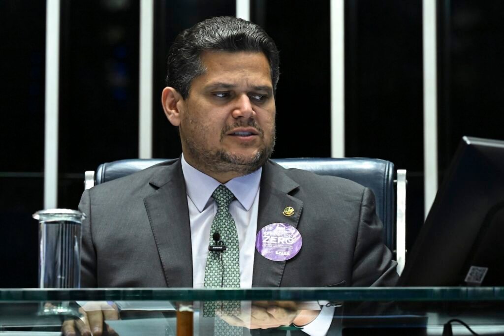 Uma negativa direta pode parecer simples, mas, neste caso, ela acendeu uma pergunta que não sai da cabeça: por que a resposta veio com tanta ênfase? A dúvida surgiu depois da circulação de uma reportagem que apontou uma suposta articulação envolvendo cargos e uma indicação de enorme peso institucional. Mas o que exatamente estava sendo colocado em suspeita? A ideia de que haveria negociação de vagas em agências reguladoras para facilitar a aprovação de um nome ao Supremo Tribunal Federal. E quem reagiu a isso? O presidente do Senado, Davi Alcolumbre, que decidiu rebater publicamente a versão apresentada. Só que a reação não ficou em uma simples discordância. Ele afirmou que jamais tratou de qualquer negociação de cargos em agências reguladoras e classificou a articulação citada como inexistente. Se a resposta foi tão categórica, o que havia do outro lado para provocar esse movimento? Segundo a reportagem mencionada, o governo negociaria ao menos 14 vagas em autarquias federais. Entre os postos citados estariam espaços na CVM e no Cade, além de conversas com aliados de Alcolumbre e partidos de centro. Mas há um ponto que quase passa despercebido: a discussão não gira apenas em torno dos cargos. Ela toca diretamente no processo de aprovação de uma indicação para o STF, e é aí que o assunto ganha outra dimensão. Qual é essa indicação? A de Jorge Messias, advogado-geral da União, cuja sabatina foi marcada para 29 de abril. E por que isso importa tanto? Porque toda indicação ao Supremo passa por um rito político e institucional que naturalmente atrai pressão, leitura de bastidores e disputa de narrativas. Só que, neste caso, Alcolumbre rejeitou a premissa central da reportagem e disse que a relação descrita simplesmente não existe. Então ele negou apenas a troca de cargos? Não. Ele foi além. Disse que a reportagem se baseia em informações que não correspondem à verdade e chamou o conteúdo de narrativa equivocada. E é aqui que muita gente se surpreende: a resposta não se limitou a defender sua própria atuação, mas também a forma como a relação entre Congresso e Executivo estaria sendo retratada. O que ele quis dizer com isso? Na nota, Alcolumbre afirmou que as tratativas entre os presidentes são estritamente republicanas, pautadas pelo diálogo e pelo respeito às prerrogativas institucionais de cada um. Isso muda o foco da discussão? Em parte, sim. Porque a defesa apresentada tenta deslocar o debate do terreno da barganha para o da institucionalidade. Mas se ele insiste tanto nesse ponto, qual é o detalhe mais importante? O senador também destacou que a indicação para cargos em agências reguladoras é competência exclusiva do Poder Executivo. Ao Senado, segundo ele, cabe analisar e deliberar sobre os nomes com autonomia e responsabilidade. O que acontece depois muda tudo, porque essa afirmação busca separar duas esferas que a reportagem teria aproximado: a nomeação dos cargos e a aprovação no Senado. Então o centro da controvérsia está nessa separação? Exatamente. De um lado, a reportagem fala em negociação de vagas. Do outro, Alcolumbre responde que não houve qualquer tratativa desse tipo e reforça que o papel do Senado é outro. Mas há uma nova pergunta no ar: por que essa disputa de versões pesa tanto agora? Porque ela acontece às vésperas de uma sabatina decisiva. E quando um nome para o STF entra na reta final, cada gesto, cada nota e cada palavra passam a ser lidos como sinal político. Foi por isso que Alcolumbre encerrou sua manifestação com um ataque direto ao que chamou de informações inverídicas, dizendo que sua divulgação representa um desserviço ao debate público e contribui para a desinformação. No fim, o ponto principal é este: Davi Alcolumbre negou de forma explícita qualquer troca de cargos por apoio à aprovação de Jorge Messias no STF e enquadrou a acusação como uma narrativa falsa. Só que a história não para nessa negativa. Ela segue aberta justamente porque a sabatina já tem data, a pressão política continua, e o que está em jogo não é apenas um nome para o Supremo, mas a disputa sobre como esse processo será interpretado daqui para frente.