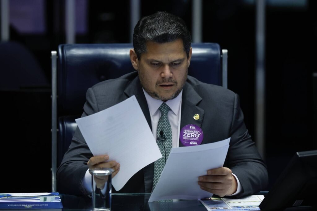 Por que Alcolumbre foi surpreendido pela indicação de Messias ao STF? Alcolumbre não foi informado previamente por Lula sobre o envio da indicação de Jorge Messias ao Senado, o que gerou surpresa e tensão na relação entre eles. Qual é o papel de Jorge Messias na política atual? Jorge Messias é o advogado-geral da União e foi indicado por Lula para uma vaga no STF, o que o coloca no centro de uma disputa política no Senado. Como a indicação de Messias afeta a relação entre Lula e Alcolumbre? A indicação de Messias sem aviso prévio a Alcolumbre gerou tensão, pois o presidente do Senado tinha outros planos para a vaga no STF. Quais são os próximos passos para a indicação de Messias? Messias precisa passar por uma sabatina na CCJ do Senado e obter a maioria absoluta de votos no plenário para ser aprovado como ministro do STF. Por que a sabatina de Messias ainda não foi marcada? A sabatina ainda não foi agendada devido à falta de comunicação entre Alcolumbre e Otto Alencar, presidente da CCJ, além do contexto político atual. Qual é a posição de Alcolumbre sobre a indicação de Messias? Alcolumbre inicialmente recebeu mal a indicação de Messias e trabalhou contra ele, mas a situação pode ter mudado com o tempo. Quantos votos Messias precisa para ser aprovado no Senado? Messias precisa de pelo menos 41 votos favoráveis entre os 81 senadores para ser aprovado em votação secreta no plenário. Como a indicação de Messias afeta o cenário político no Senado? A indicação de Messias gera divisões e negociações políticas, com apoio e resistência entre os senadores, afetando alianças e estratégias. Quais são os desafios enfrentados por Messias para sua aprovação? Messias enfrenta resistência devido a investigações em curso e a necessidade de conquistar apoio suficiente entre os senadores. Como Lula está lidando com a resistência à indicação de Messias? Lula tem articulado nos bastidores, conversando com líderes do governo e senadores para garantir apoio à indicação de Messias. Quais são as chances de Messias ser aprovado no Senado? As chances de Messias são incertas, com cálculos apontando uma maioria apertada, mas a situação pode mudar com negociações políticas. Como os ministros do STF estão envolvidos na indicação de Messias? Alguns ministros do STF, incluindo indicados por Bolsonaro, têm apoiado Messias, o que pode influenciar a percepção dos senadores. Qual é o impacto da indicação de Messias na relação entre Lula e o Senado? A indicação de Messias testa a relação de Lula com o Senado, exigindo habilidade política para superar resistências e garantir apoio. Por que a indicação de Messias demorou para ser formalizada? Lula segurou o envio oficial da indicação para contornar a insatisfação de Alcolumbre e articular uma maioria favorável a Messias. Como a indicação de Messias reflete a estratégia política de Lula? A escolha de Messias mostra a tentativa de Lula de consolidar apoio no STF e no Senado, enfrentando desafios e resistências políticas.