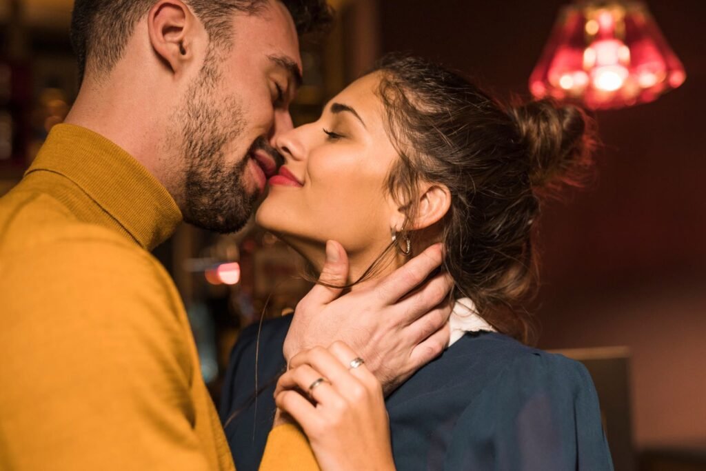 E se a ideia de **alma gêmea** estiver mais distante da realidade do que muita gente gostaria de admitir? Essa dúvida ganhou força depois da divulgação de um **estudo** que aponta um dado direto: a maioria das pessoas se **apaixona** pelo menos **duas vezes na vida**. O que isso muda na forma como o amor costuma ser entendido? Muda justamente a noção de que existe apenas uma pessoa destinada a cada indivíduo, como se todo vínculo verdadeiro dependesse de um único encontro inevitável. Mas esse resultado significa que o amor perde valor? Não. O que ele coloca em xeque é o mito de que só haveria uma conexão possível, exclusiva e irrepetível. Se a maior parte das pessoas pode viver mais de uma grande paixão, então o sentimento não parece obedecer à lógica de uma única chance. Em vez disso, ele surge como uma experiência que pode acontecer novamente, em momentos diferentes da vida e com pessoas diferentes. Por que essa conclusão chama tanta atenção? Porque a crença em **almas gêmeas** ocupa um espaço forte no imaginário popular. Durante muito tempo, a ideia de que existe “a pessoa certa” foi tratada quase como verdade emocional. Só que o estudo citado segue em outra direção. Ao indicar que a maioria se apaixona ao menos duas vezes, ele desafia a visão romântica de um amor único e predestinado. Isso quer dizer que todos os relacionamentos são iguais? Também não. Apaixonar-se mais de uma vez não transforma experiências afetivas em cópias umas das outras. Cada relação continua sendo vivida de forma particular, com intensidade, contexto e significado próprios. O ponto levantado não é a repetição do mesmo amor, mas a possibilidade real de que o coração volte a se envolver profundamente depois de uma primeira grande história. Então por que tantas pessoas insistem na ideia de um único amor verdadeiro? Porque essa narrativa oferece conforto, direção e até esperança. A noção de que existe alguém feito sob medida para cada um simplifica algo que, na prática, é muito mais complexo. Só que o estudo sugere outra leitura: o amor não precisa ser raro ao ponto de acontecer apenas uma vez para ser legítimo. E o que essa informação revela sobre os vínculos humanos? Revela que as conexões afetivas podem ser mais amplas do que o mito romântico costuma permitir. Em vez de limitar a experiência amorosa a uma única pessoa, os dados apontam para a capacidade humana de construir mais de um laço profundo ao longo da vida. Isso não diminui o que foi vivido antes, nem invalida o que pode surgir depois. Se é assim, o conceito de **alma gêmea** deixa de fazer sentido? Para quem se apoia nessa ideia como certeza absoluta, o estudo traz um contraponto importante. Afinal, se a maioria das pessoas se apaixona pelo menos duas vezes, a crença em uma única metade perfeita passa a parecer menos compatível com a experiência real observada. A proposta não é negar o romantismo, mas confrontar a noção de exclusividade total. E por que esse debate continua tão atual? Porque ele toca em uma das perguntas mais persistentes sobre os relacionamentos: o amor verdadeiro acontece uma vez só ou pode renascer? A resposta sugerida pelo estudo é clara ao menos em um ponto. Para a maioria das pessoas, a experiência de se apaixonar não se limita a um único capítulo. No fim, a informação que permanece é simples e ao mesmo tempo provocadora: um **estudo indica que a maioria das pessoas se apaixona ao menos duas vezes na vida**, o que desafia diretamente o mito das **almas gêmeas**.