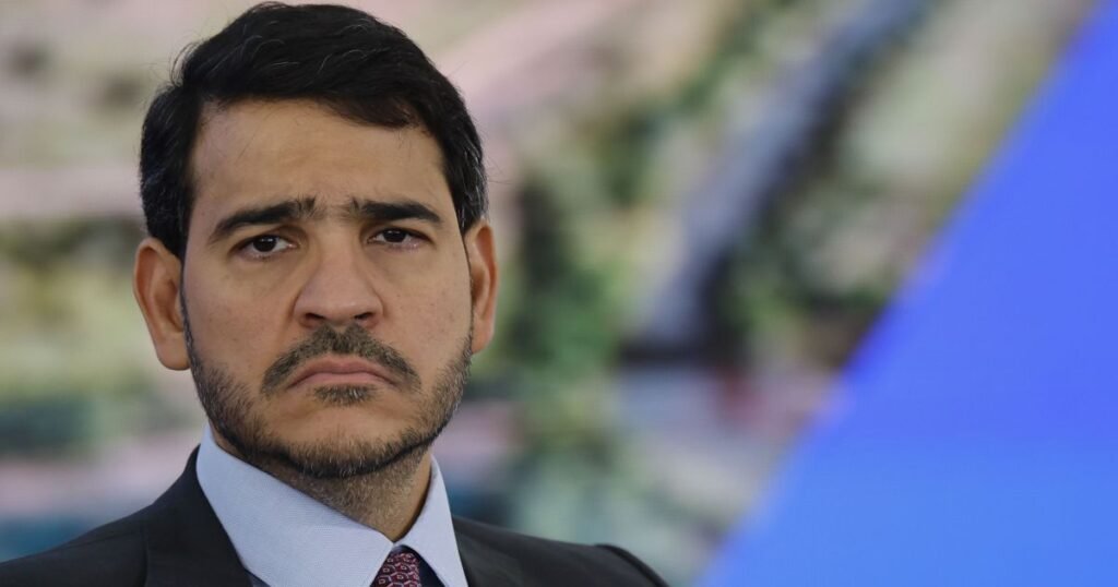 Por que a indicação de Jorge Messias ao STF é relevante agora? A indicação de Jorge Messias ao STF é crucial, pois ele substituirá Luís Roberto Barroso. A decisão impacta o equilíbrio do tribunal e a política nacional. Quais são os desafios enfrentados por Jorge Messias para sua aprovação? Messias enfrenta o desafio de garantir apoio suficiente no Senado, especialmente na Comissão de Constituição e Justiça, para evitar um revés. Como o cenário político mudou para favorecer Jorge Messias? Conversas entre Lula e Davi Alcolumbre ajudaram a criar um ambiente mais favorável, facilitando a indicação de Messias ao STF. Qual é a importância das articulações políticas de Jorge Messias? As articulações de Messias são vitais para construir alianças e garantir apoio no Senado, aumentando suas chances de aprovação. Por que a sabatina de Jorge Messias é um ponto crítico? A sabatina é crucial, pois é o momento em que Messias será avaliado pelos senadores, determinando sua aprovação ou rejeição. Como a burocracia pode influenciar a aprovação de Messias? A burocracia pode atrasar o processo, mas também oferece tempo para Messias consolidar apoios e minimizar riscos de rejeição. Qual é o papel de Lula na indicação de Jorge Messias? Lula tem um papel central, articulando com líderes do Senado para garantir que a indicação de Messias avance sem contratempos. Por que é importante que a indicação ocorra antes das eleições? Realizar a indicação antes das eleições evita que o processo seja influenciado por mudanças políticas e garante estabilidade no STF. Como a ausência de um ministro afeta o STF? A ausência de um ministro no STF pode atrasar julgamentos importantes e comprometer a eficiência do tribunal. Quais são as consequências de adiar a decisão sobre Jorge Messias? Adiar a decisão pode deixar o STF com dez ministros por quase um ano, afetando a dinâmica e o funcionamento do tribunal. O que a SECOM anunciou sobre a indicação de Messias? A SECOM anunciou que a indicação de Messias será encaminhada, sinalizando um cenário mais favorável para sua aprovação. Como as alianças políticas influenciam a aprovação de Messias? Alianças políticas são essenciais para garantir apoio no Senado, facilitando a aprovação de Messias ao STF. Qual é a expectativa para a aprovação de Jorge Messias? A expectativa é que, com o cenário mais favorável, Messias consiga a aprovação antes das eleições, evitando atrasos no STF. Por que a aprovação de Messias é estratégica para o governo? A aprovação é estratégica, pois fortalece a influência do governo no STF e assegura a continuidade de sua agenda política. Como o diálogo entre Lula e Alcolumbre impacta a indicação? O diálogo frequente entre Lula e Alcolumbre é crucial para alinhar interesses e garantir que a indicação de Messias avance sem obstáculos.