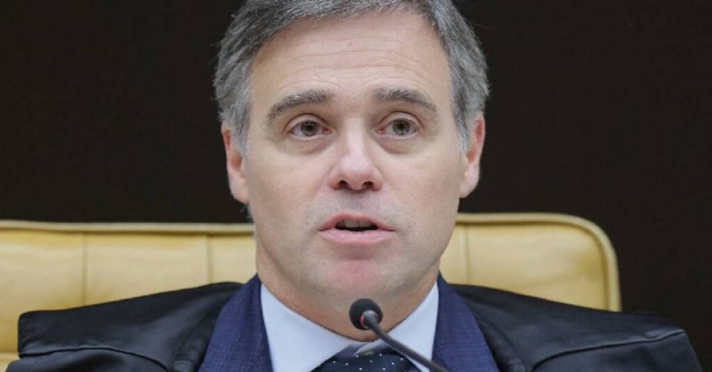 Uma decisão que parece técnica pode reacender um dos temas mais explosivos da política brasileira — e o nome agora no centro disso é André Mendonça. Mas decidir exatamente o quê? A questão não é julgar o mérito de uma lei já em vigor, nem revisar diretamente condenações. O que está nas mãos do ministro é algo anterior e, por isso mesmo, potencialmente mais delicado: saber se o Congresso pode ser obrigado a retomar a análise de um projeto que parecia travado depois de um veto presidencial. E por que isso importa tanto? Porque não se trata de um texto qualquer perdido na fila legislativa. O processo tenta forçar a volta à pauta do chamado PL da Dosimetria, proposta que ganhou peso político por mexer justamente com a dosagem das penas aplicadas a condenados por envolvimento nos atos violentos de 8 de janeiro de 2023. Quem levou essa disputa ao Supremo? A ação foi apresentada pela Associação dos Familiares e Vítimas do 8 de Janeiro, a ASFAV. E é aqui que muita gente começa a prestar mais atenção: a entidade afirma representar 600 famílias de réus condenados e sustenta que houve omissão do Congresso ao não analisar, dentro do prazo, os vetos presidenciais ao projeto. Mas que omissão seria essa? Depois que o presidente Luiz Inácio Lula da Silva vetou integralmente o texto, no dia 8 de janeiro, o Congresso tinha, por lei, trinta dias para convocar uma sessão e decidir se mantinha ou derrubava esse veto. Esse prazo passou sem que a deliberação ocorresse. É justamente nesse ponto que a ação tenta agir. Então o pedido ao STF é para reviver o projeto? Na prática, sim, mas por um caminho indireto. O mandado de segurança pede que o presidente do Congresso, Davi Alcolumbre, seja obrigado a convocar uma sessão para analisar os vetos. Ou seja: o Supremo não estaria votando o projeto, mas poderia determinar que o Congresso volte a tratar dele. Mas há um detalhe que quase ninguém percebe: o centro da disputa não é apenas o conteúdo do PL, e sim o silêncio institucional em torno dele. A ASFAV argumenta que não houve simples atraso ou dificuldade operacional. Segundo o processo, houve uma “omissão inconstitucional continuada” e intencional, capaz de impedir o exercício de uma competência constitucional expressa do Congresso. E por que André Mendonça entrou nessa história? Porque ele foi sorteado como relator do caso. Isso significa que caberá a ele conduzir a análise inicial do processo e decidir se há base para uma intervenção do Supremo nesse impasse entre veto presidencial e inércia legislativa. Mas o que exatamente está em jogo com esse projeto? O PL da Dosimetria foi apresentado no fim de 2025 por um deputado federal e é descrito como uma manobra de parlamentares bolsonaristas para reduzir penas de réus ligados ao 8 de janeiro. O alcance, porém, não pararia aí. O benefício também poderia atingir o ex-presidente Jair Bolsonaro, condenado pelo STF a mais de 27 anos de prisão por tentativa de golpe de Estado, além de outros sentenciados por integrar o chamado “núcleo 1” da trama golpista. É nesse ponto que a história muda de escala. O que parecia uma discussão processual sobre prazo e pauta passa a tocar diretamente em condenações que estão no centro da crise institucional recente do país. E quando isso acontece, a pergunta deixa de ser apenas jurídica. Se o Congresso for obrigado a votar, o veto cairá? Ainda não há essa resposta. O que existe, até agora, é um movimento político paralelo: na última quarta-feira, 8, Davi Alcolumbre afirmou que se reuniria com o presidente da Câmara, Hugo Motta, para definir uma data de votação dos vetos de Lula ao projeto. Ele disse desejar, “o mais rápido possível”, uma sessão do Congresso para deliberar sobre o tema. Então o STF pode acabar decidindo algo que o próprio Congresso já sinalizou que fará? Essa é a dúvida que recoloca tudo em suspense. Se a sessão for marcada, parte da pressão judicial pode perder força. Mas, se isso não acontecer, a decisão de André Mendonça ganha ainda mais peso. E o que acontece depois muda tudo: se o ministro entender que houve omissão e que ela precisa ser corrigida, o Congresso poderá ser empurrado a enfrentar um tema que vinha sendo adiado. Se entender o contrário, o veto de Lula continua sem análise imediata, e o projeto segue paralisado. No fim, a decisão não é apenas sobre um rito legislativo. É sobre saber se a demora do Congresso pode ser tratada como escolha política legítima ou como inércia inconstitucional. E é justamente nessa fronteira, entre procedimento e consequência, que André Mendonça vai decidir se o PL da Dosimetria continua enterrado — ou se volta a respirar.