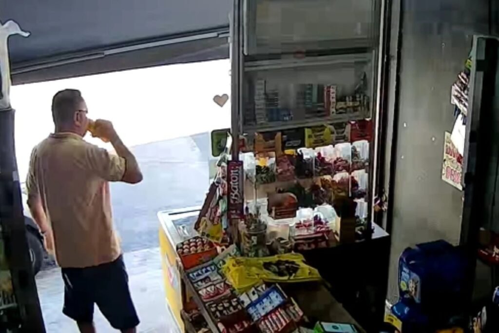 Ele apareceu em dois comércios, bebeu cerveja e, pouco depois, duas crianças estavam mortas em uma calçada de Diadema. Quem era o motorista? Era **Demóstenes Dias de Macedo**, de **64 anos**, apontado como o condutor que atropelou e matou os irmãos **Izaias de Oliveira Santos**, de **6 anos**, e **Sophya de Oliveira Santos**, de **10**, na tarde de **sexta-feira, 3 de abril**, na região metropolitana de São Paulo. O que aconteceu antes do atropelamento? Segundo as informações registradas por câmeras de segurança, Demóstenes passou por **dois estabelecimentos** e consumiu **bebida alcoólica** nos dois locais antes do acidente. Esse percurso, captado em vídeo, ajuda a montar a sequência das horas que antecederam a tragédia. Onde ele foi primeiro? A primeira parada ocorreu às **13h57**, em uma **loja de conveniência** da região. Ao chegar, ele cumprimentou algumas pessoas que estavam na rua. Em seguida, entrou no local, foi até a geladeira e pegou uma **lata de cerveja**. Como ele se comportou nesse momento? As imagens mostram Demóstenes em atitude tranquila. Em um primeiro instante, ele chegou a se sentar na calçada em frente à loja. Em outros momentos, levantava-se e apoiava a cerveja sobre o refrigerador. Pelas gravações, é possível observar que a lata era do tipo **“latão”**, com **550 ml** e teor alcoólico de cerca de **4,7%**. Quanto tempo ele permaneceu ali? Ele ficou no estabelecimento até aproximadamente **14h21**. Ao sair, ainda com a cerveja na mão, entrou no carro e deu partida. E depois disso? Mais tarde, às **16h19**, Demóstenes entrou em um **minimercado**. O comportamento se repetiu. Ele foi novamente até as geladeiras, pegou outra lata de cerveja e começou a consumi-la ainda na fila do caixa, enquanto aguardava um cliente à frente. O que as imagens mostram nessa segunda parada? No momento de pagar, ele devolveu ao estabelecimento a **lata vazia e amassada**, concluiu a compra e saiu dirigindo seu **SUV Hyundai Creta branco**. Quanto tempo se passou até o atropelamento? De acordo com o **Corpo de Bombeiros**, o primeiro acionamento para atender a ocorrência foi registrado às **17h28**, cerca de **uma hora** depois de sua saída do minimercado. Como foi o atropelamento? Outras imagens de câmera de segurança registraram o momento da colisão. No vídeo, o **Hyundai Creta** aparece em **alta velocidade**, atravessa o cruzamento **sem parar** e atinge a garagem de uma residência. Onde estavam as vítimas? Os irmãos **Izaias** e **Sophya** brincavam de **pular corda na calçada** quando foram atingidos. As duas crianças morreram no local. O que aconteceu logo após o impacto? Moradores se aproximaram rapidamente, contiveram o motorista e tentaram prestar socorro às vítimas. As imagens também mostram o desespero das testemunhas diante da cena. Demóstenes foi **detido logo após o crime**. O que ocorreu com os corpos das crianças? Depois da tragédia, os corpos de Izaias e Sophya foram levados de São Paulo para **Taquarana**, no interior de **Alagoas**, onde seriam sepultados. Como foi esse traslado? O transporte para o estado nordestino ocorreu na noite de **domingo, 5 de abril**, após a família arrecadar recursos por meio de uma **vaquinha on-line** para custear a viagem. Houve velório em São Paulo? Sim. Antes do traslado, as crianças foram veladas desde a noite de **sábado, 4 de abril**, na **Igreja Evangélica Assembleia de Deus**, em **Diadema**, no ABC paulista. E em Alagoas? Já em **Taquarana**, os corpos chegaram por volta das **19h** e passaram a ser velados na **quadra municipal** da cidade. O sepultamento ocorreu na **segunda-feira, 6 de abril**, no cemitério local. O que os vídeos revelam, afinal? Revelam a sequência completa das horas anteriores ao atropelamento: às **13h57**, Demóstenes entra em uma **loja de conveniência**, pega um **latão de cerveja de 550 ml** e permanece no local até **14h21**, saindo com a bebida na mão; às **16h19**, entra em um **minimercado**, pega outra cerveja, consome a lata ainda na fila, devolve a embalagem **vazia e amassada** no caixa e sai dirigindo o **Hyundai Creta branco**; às **17h28**, o **Corpo de Bombeiros** registra o chamado para atender o atropelamento que matou **Izaias**, de **6 anos**, e **Sophya**, de **10**, atingidos enquanto **pulavam corda na calçada**.