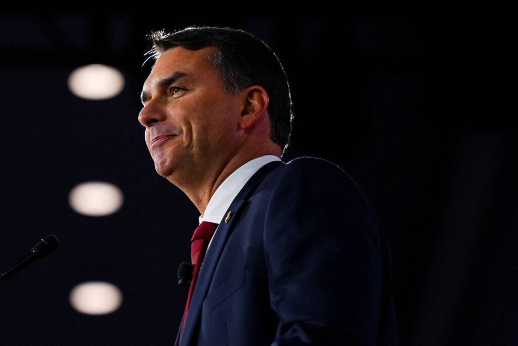 Por que João Doria convidou Flávio Bolsonaro para o evento do Lide? João Doria convidou Flávio Bolsonaro para um debate do Lide em Nova York, visando discutir cenários do Brasil. O evento busca reunir pré-candidatos à Presidência para um diálogo democrático. Qual é o objetivo do evento do Lide em Nova York? O evento do Lide visa promover um debate sobre propostas presidenciais, reunindo pré-candidatos e empresários para discutir o futuro do Brasil de forma democrática. Como Doria e Bolsonaro se tornaram desafetos? Durante seu governo, Doria antagonizou com Bolsonaro devido a medidas relacionadas à pandemia, gerando atritos e ofensas entre seus apoiadores. O que Doria espera alcançar com o convite a Flávio Bolsonaro? Doria busca fomentar um debate democrático e amplo sobre o Brasil, mostrando que o Lide não tem posição política definida, mas sim uma visão inclusiva. Quem mais foi convidado para o evento do Lide? Além de Flávio Bolsonaro, outros pré-candidatos à Presidência foram convidados para participar do evento, promovendo um diálogo diversificado. Qual é o papel do Lide no cenário político atual? O Lide, fundado por Doria, atua como um espaço neutro para discussão de propostas políticas, sem se alinhar a partidos, mas promovendo debates democráticos. Como os empresários estão envolvidos no evento do Lide? Cerca de 400 empresários confirmaram presença, participando do evento para ouvir e questionar os pré-candidatos sobre suas propostas para o Brasil. Haverá debates diretos entre os candidatos no evento? Não estão previstos debates diretos entre os candidatos, mas haverá espaço para perguntas dos participantes, promovendo interação e esclarecimento. Por que o evento do Lide é importante para o cenário político? O evento é crucial para fomentar o diálogo entre candidatos e empresários, permitindo que propostas sejam discutidas de forma aberta e democrática. Como o evento do Lide pode impactar as eleições presidenciais? Ao reunir pré-candidatos e empresários, o evento pode influenciar a percepção pública e moldar o debate político, destacando propostas e visões para o Brasil. Qual é a visão de Doria sobre o papel do Lide? Doria afirma que o Lide tem uma visão democrática e ampla do país, sem posição política, buscando sempre promover debates construtivos e inclusivos. Como a relação entre Doria e Bolsonaro pode afetar o evento? Apesar de serem antigos desafetos, o convite a Flávio Bolsonaro demonstra um esforço de Doria em promover um debate aberto, superando diferenças pessoais. O que os participantes podem esperar do evento do Lide? Os participantes podem esperar um ambiente de diálogo aberto, com a oportunidade de questionar pré-candidatos e entender suas propostas para o futuro do Brasil. Como o evento do Lide reflete a atual conjuntura política do Brasil? O evento reflete a busca por diálogo e entendimento em um cenário político polarizado, promovendo discussões que podem influenciar o rumo das eleições. Por que é importante discutir cenários do Brasil em eventos como o do Lide? Discutir cenários do Brasil é essencial para identificar desafios e oportunidades, permitindo que candidatos apresentem soluções e visões para o desenvolvimento do país.