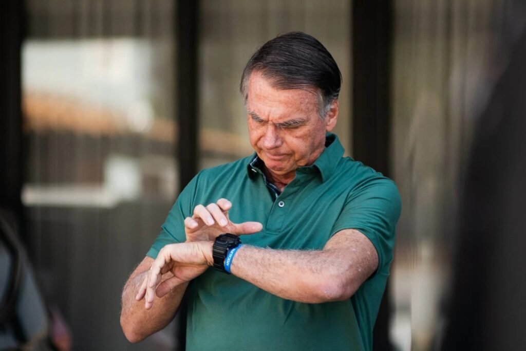 Por que Jair Bolsonaro precisa de uma nova cirurgia? Relatórios médicos indicam que Bolsonaro sofre de dor intensa no ombro direito, com limitação de movimento e perda de força, necessitando de tratamento cirúrgico. Quais são as consequências da dor no ombro de Bolsonaro? A dor intensa limita o movimento do braço a 90 graus, causa perda de força e assimetria postural, dificultando exercícios fisioterapêuticos. Como a prisão domiciliar afeta o tratamento de Bolsonaro? Em prisão domiciliar, ele deve seguir regras como proibição de celular e visitas, para evitar infecções, enquanto aguarda a cirurgia. Quem acompanha Bolsonaro durante a prisão domiciliar? Bolsonaro está em casa com sua esposa Michelle, a filha Laura e a enteada Letícia, enquanto cumpre as determinações do STF. Qual é o contexto legal da prisão de Bolsonaro? Bolsonaro foi condenado a 27 anos de prisão por liderar uma trama golpista após a derrota eleitoral de 2022, estando em prisão domiciliar desde março.