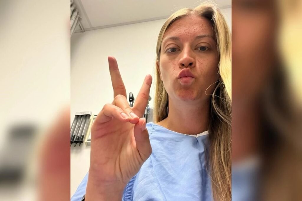 **Quais foram os sintomas iniciais que Shannin Pain apresentou?** A vida de **Shannin Pain**, uma jovem canadense de 26 anos, sofreu uma reviravolta em outubro de 2023, quando começou a apresentar sintomas preocupantes. Segundo a publicação, Shannin experimentou **náuseas intensas**, **cólicas abdominais fortes** e mudanças significativas no formato das fezes, que se tornaram extremamente finas. Além disso, ela não conseguia manter a comida no estômago. Esses sintomas alarmantes a levaram a procurar ajuda médica. **Por que os médicos inicialmente descartaram a gravidade dos sintomas?** Shannin consultou três médicos diferentes, mas todos descartaram a gravidade dos sintomas. Eles sugeriram que poderia ser uma **síndrome do intestino irritável (SII)**, **hemorroidas**, **doença celíaca** ou até mesmo **ansiedade**. A justificativa para o diagnóstico tardio, conforme relatado, foi a idade jovem de Shannin, o que levou os médicos a não recomendarem uma **colonoscopia**, exame essencial para o rastreio e diagnóstico do **câncer colorretal**. **Quando e como foi descoberto o verdadeiro problema de saúde de Shannin?** Em abril de 2024, após realizar uma **ressonância magnética** para descartar a possibilidade de câncer, foi descoberto um bloqueio intestinal completo. Shannin foi internada às pressas para uma cirurgia de emergência, onde foi diagnosticada com **câncer de intestino em estágio 4**, já espalhado para o ovário, fígado, linfonodos e peritônio. **Quais foram as consequências do diagnóstico tardio?** O diagnóstico tardio teve consequências graves. Shannin foi informada de que, provavelmente, teria apenas três anos de vida se realizasse quimioterapia, ou apenas três meses sem o tratamento. Além do câncer de intestino, ela foi diagnosticada com um **tumor de Krukenberg**, um tipo raro de câncer secundário que geralmente começa no trato gastrointestinal e se espalha para os ovários. **Quais procedimentos médicos Shannin teve que passar?** Durante a cirurgia de emergência, um dos ovários de Shannin e 13 gânglios linfáticos, dos quais 11 eram cancerígenos, foram removidos, além de parte do peritônio. Apesar da gravidade da operação, os médicos conseguiram preservar sete óvulos antes de iniciar a quimioterapia, alimentando a esperança de Shannin ser mãe no futuro. **Qual é a importância do diagnóstico precoce do câncer?** Segundo o **Instituto Nacional de Câncer (Inca)**, o câncer é um dos principais problemas de saúde pública no mundo e uma das quatro principais causas de morte antes dos 70 anos em diversos países. O diagnóstico precoce é crucial, pois aumenta significativamente as chances de recuperação. Estar atento aos sinais que o corpo dá é vital, já que muitos tipos de câncer apresentam sintomas como **perda de peso inexplicável**, **mudanças na textura da pele**, **tosse persistente**, **modificação de pintas**, **presença de sangue nas fezes ou urina**, **dores inexplicáveis** e **azia forte e recorrente**. **Como Shannin está lidando com o tratamento e a divulgação de sua experiência?** Após a cirurgia, Shannin iniciou a quimioterapia imediatamente, completando 27 rodadas do tratamento. A última ressonância não mostrou novos tumores no fígado, trazendo esperança de recuperação. Enquanto se trata, Shannin utiliza o TikTok para compartilhar sua rotina e alertar outros jovens sobre o **câncer de intestino**, destacando a importância de não ignorar sintomas e buscar diagnóstico precoce.