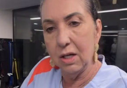 Ela chegou à esteira com uma frase que chamou atenção de imediato: **“Muita humilhação”**. Mas o que havia por trás desse desabafo de **Margareth Serrão**? A resposta não estava em um escândalo nem em uma crise, e sim em um momento bastante específico de sua rotina, vivido enquanto ela está em **Madri, na Espanha**, ao lado da filha, **Virginia Fonseca**. Por que essa fala repercutiu tanto? Porque ela surgiu justamente quando Margareth compartilhou que está ansiosa para retomar os treinos. Depois de passar por procedimentos cirúrgicos no último mês, ela ainda vive um período de **recuperação** e, por isso, sua atividade física segue limitada. Foi nesse contexto que ela contou, pelas redes sociais, que havia acabado de chegar e já tinha ido para a esteira fazer apenas **30 minutos**. E o que exatamente ela disse? Margareth foi direta ao relatar sua frustração com a limitação do momento. “Cheguei agora e já vim para a esteira para fazer **30 minutinhos**. Não vou deixar de fazer! Estou doida para chegar o dia em que eu vou poder voltar a treinar de verdade, com personal”, afirmou. A fala já mostrava sua vontade de retomar a rotina completa, mas ainda havia um detalhe que explicava o tom bem-humorado do desabafo. Qual foi esse detalhe? Ao observar o ambiente ao redor, ela comparou sua situação com a de quem treinava no local. “Aqui só treina os **tops e craques** e eu fazendo 30 minutos de esteira. **Muita humilhação**”, completou. A frase, que ganhou destaque, apareceu como um comentário sobre a diferença entre o treino intenso de outras pessoas e a atividade leve que ela pode fazer neste momento. Mas por que Margareth ainda não voltou a treinar como antes? Porque ela passou por uma sequência de **cirurgias plásticas** como etapa final de um processo que já vinha acontecendo desde o ano passado. Segundo as informações divulgadas, Margareth realizou **abdominoplastia**, **lipoaspiração** e colocou **silicone**. Como os procedimentos aconteceram no último mês, o retorno aos exercícios ainda exige cautela. Esse processo começou agora? Não. Desde **2024**, Margareth vem passando por um processo de **emagrecimento**, com adoção de **hábitos mais saudáveis** e mudanças importantes no **estilo de vida**. As cirurgias vieram depois, como continuidade dessa transformação. Isso ajuda a entender por que ela demonstra tanta vontade de voltar à rotina de treinos: o exercício já faz parte dessa nova fase. E como ela se sentiu após os procedimentos? Em vez de esconder a satisfação, Margareth deixou claro que ficou feliz com o resultado. Em uma mensagem enviada à filha **Virginia**, ela celebrou a própria imagem e o momento que está vivendo. Suas palavras mostraram entusiasmo, autoestima e gratidão. O que ela disse nessa mensagem? “**Eu tô linda! Tô 20 anos mais nova. Ficou bonita demais, você viu, né? Ai, filha, obrigada por tudo. Tô me sentindo maravilhosa, tô me sentindo alto astral**”, declarou. A fala reforça que, apesar da limitação temporária nos treinos e do desabafo bem-humorado sobre a esteira, Margareth vive uma fase de satisfação com as mudanças que realizou. Então, o que aconteceu de fato? Em **Madri**, durante a recuperação de uma **abdominoplastia**, **lipoaspiração** e colocação de **silicone**, **Margareth Serrão** contou nas redes sociais que mal pode esperar para voltar a treinar de verdade. Enquanto isso não acontece, ela segue fazendo apenas **30 minutos de esteira** e resumiu a situação com a frase que chamou atenção: **“Aqui só treina os tops e craques e eu fazendo 30 minutos de esteira. Muita humilhação”**.