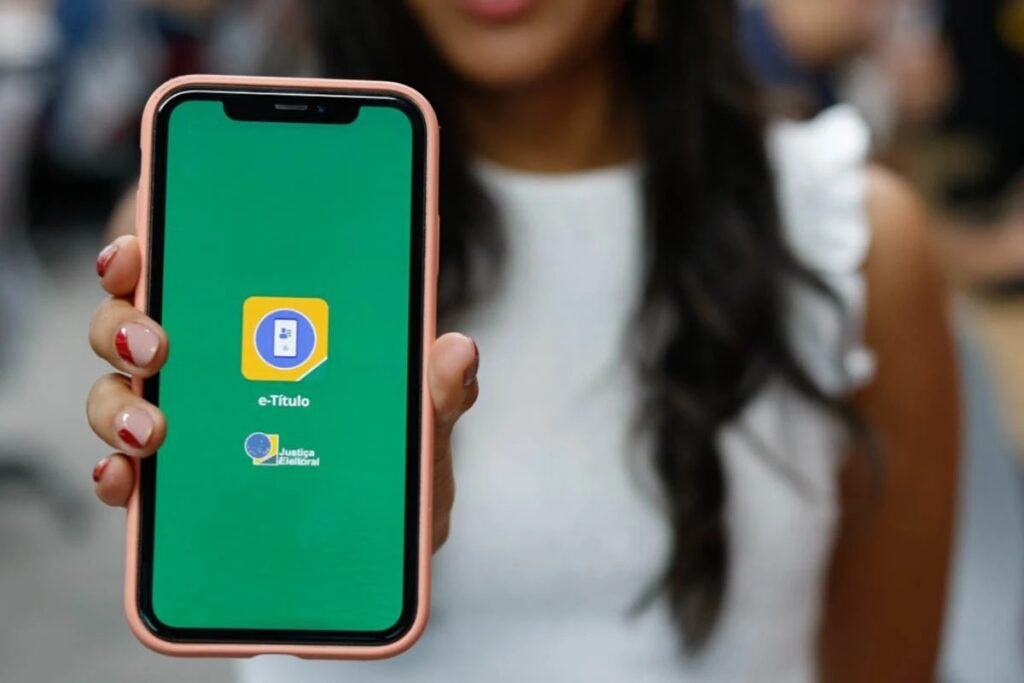 Em um dos estados mais populosos do país, a participação dos adolescentes no cadastro eleitoral está muito abaixo do esperado. Quanto abaixo? Em **São Paulo**, apenas **11,7%** dos jovens de **16 e 17 anos** tiraram o **título de eleitor**. O que esse percentual representa na prática? Representa um universo grande de adolescentes fora do cadastro. O estado tem cerca de **1,19 milhão** de jovens nessa faixa etária, mas **menos de 139 mil** fizeram o documento. Isso ajuda a dimensionar o tamanho da baixa adesão. Esse número é ruim apenas no contexto paulista ou também chama atenção no cenário nacional? Chama atenção nos dois casos. O índice de **11,7%** está bem abaixo da **média nacional**, que já é considerada baixa: **20,3%**. Em todo o país, cerca de **1,8 milhão** de adolescentes de 16 e 17 anos estão cadastrados, dentro de um total de **5,8 milhões**. Mas por que esse dado importa, se o voto é opcional antes dos 18 anos? Porque tirar o **título de eleitor** é apontado como o primeiro passo para que o jovem comece a participar da vida política e tenha suas demandas consideradas nas eleições. Mesmo sem obrigatoriedade de voto nessa idade, o cadastro marca a entrada formal no processo democrático. São Paulo está sozinho nesse cenário de baixa participação? Não. Entre os menores índices do país, aparecem principalmente estados mais populosos. O **Rio de Janeiro** tem o pior percentual, com **11,3%** dos adolescentes com título. Em seguida vem **São Paulo**, com **11,7%**, e depois o **Distrito Federal**, com **12,1%**. Na sequência estão **Espírito Santo**, com **14,4%**, e **Rio Grande do Sul**, com **14,5%**. E onde os adolescentes estão se cadastrando mais? Em alguns estados, os percentuais superam com folga a média nacional. **Rondônia**, **Tocantins** e **Piauí** registram os maiores índices, todos acima de **35%** de adesão entre adolescentes. Esses números reforçam a existência de **desigualdades regionais** na participação eleitoral. Esse comportamento é estável ao longo do tempo? Não. Os dados mostram que a participação dos adolescentes varia de um ano para outro e costuma crescer em períodos de **eleições presidenciais**. Foi o que aconteceu em **2022**, quando mais de **2 milhões** de jovens tiraram o título, o equivalente a **34%** dos aptos. Ainda assim, o índice atual aponta uma queda no engajamento. Há alguma tentativa de reverter esse quadro? Sim. Com a aproximação do prazo final, em **6 de maio**, o **Unicef** intensificou a mobilização para incentivar adolescentes a se cadastrarem. Como isso está sendo feito? Em parceria com o **Tribunal Superior Eleitoral**, a campanha aposta em ações nas **redes sociais**, nas **escolas** e na **imprensa**. E qual é a estratégia dessa mobilização? A proposta é estimular os próprios jovens a puxarem esse movimento, incentivando amigos e colegas a também tirarem o título e ocuparem espaço no processo democrático. Em vez de uma convocação distante, a aposta está na circulação da mensagem entre adolescentes. O que fica mais evidente quando se olha para todos esses números juntos? Que o desafio em **São Paulo** é grande. Mesmo sendo o estado mais populoso do Brasil, ele aparece entre os piores índices de adesão de adolescentes ao cadastro eleitoral. E os dados que resumem esse cenário são diretos: cerca de **1,19 milhão** de jovens de **16 e 17 anos**, **menos de 139 mil** com **título de eleitor**, adesão de apenas **11,7%**, abaixo da média nacional de **20,3%**, com prazo para cadastro até **6 de maio**.