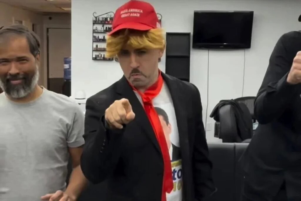 Por que Junior Pena foi preso pelo ICE nos EUA? Junior Pena foi detido pelo ICE devido a um problema administrativo relacionado a uma audiência migratória. A prisão ocorreu em 31 de janeiro e ele foi mantido em Delaney Hall, um centro de detenção de imigrantes em Nova Jersey. Qual foi a duração da detenção de Junior Pena? Junior Pena ficou detido por 62 dias. Ele foi solto em 3 de abril, após dois pedidos de fiança terem sido negados pela Justiça americana. Quem é Junior Pena e por que ele é conhecido? Junior Pena é um influenciador brasileiro conhecido por apoiar publicamente Donald Trump e o bolsonarismo. Ele compartilha dicas de imigração para os EUA em suas redes sociais. Como Junior Pena reagiu à sua soltura? Junior descreveu o momento em que recebeu a notícia de sua soltura nas redes sociais. Ele expressou alívio e gratidão por estar livre após a detenção. Qual foi o papel do policial Maycon MacDowel no caso? Maycon MacDowel, amigo pessoal de Junior, explicou que a detenção foi devido a um problema administrativo. Ele acompanhou o caso de perto e ofereceu apoio ao influenciador. Como Junior Pena minimizou as preocupações com deportações? Antes de ser preso, Junior publicou um vídeo minimizando a preocupação com deportações promovidas pelo governo dos EUA, refletindo seu alinhamento com as políticas de Trump. Qual foi a reação nas redes sociais à prisão de Junior Pena? A prisão de Junior gerou discussões nas redes sociais, especialmente entre seus seguidores, que debateram as políticas de imigração dos EUA e o apoio de Junior a Trump. Como a prisão de Junior Pena impactou sua imagem pública? A detenção trouxe atenção para Junior, destacando suas opiniões políticas e gerando debates sobre imigração e apoio a Trump, o que pode ter polarizado ainda mais sua audiência. Qual é a relação de Junior Pena com o bolsonarismo? Junior é conhecido por seu alinhamento ao bolsonarismo, compartilhando ideais e apoiando publicamente tanto Jair Bolsonaro quanto Donald Trump em suas plataformas. O que a soltura de Junior Pena significa para seus seguidores? Para seus seguidores, a soltura de Junior pode ser vista como uma vitória e um alívio, reforçando sua imagem de resiliência e determinação em face de desafios legais. Como a experiência de detenção pode influenciar o conteúdo de Junior Pena? A experiência pode levar Junior a compartilhar mais sobre os desafios do sistema de imigração dos EUA, oferecendo uma perspectiva pessoal e possivelmente ajustando suas dicas de imigração. Quais são as possíveis consequências legais futuras para Junior Pena? Junior ainda pode enfrentar desafios legais relacionados à sua situação migratória, dependendo de como o problema administrativo inicial for resolvido pelas autoridades. Como a prisão de Junior Pena reflete as políticas de imigração dos EUA? O caso de Junior destaca as complexidades e rigidez das políticas de imigração dos EUA, especialmente para aqueles com problemas administrativos em suas audiências migratórias. Qual é a importância de Junior Pena para a comunidade de imigrantes brasileiros nos EUA? Junior é uma figura influente, oferecendo dicas e apoio para brasileiros que buscam imigrar para os EUA, e sua experiência pode servir como um alerta sobre os desafios do processo. Como a detenção de Junior Pena pode afetar sua carreira como influenciador? A detenção pode aumentar sua notoriedade, mas também pode trazer desafios, dependendo de como ele gerencia sua imagem pública e as questões legais em andamento.