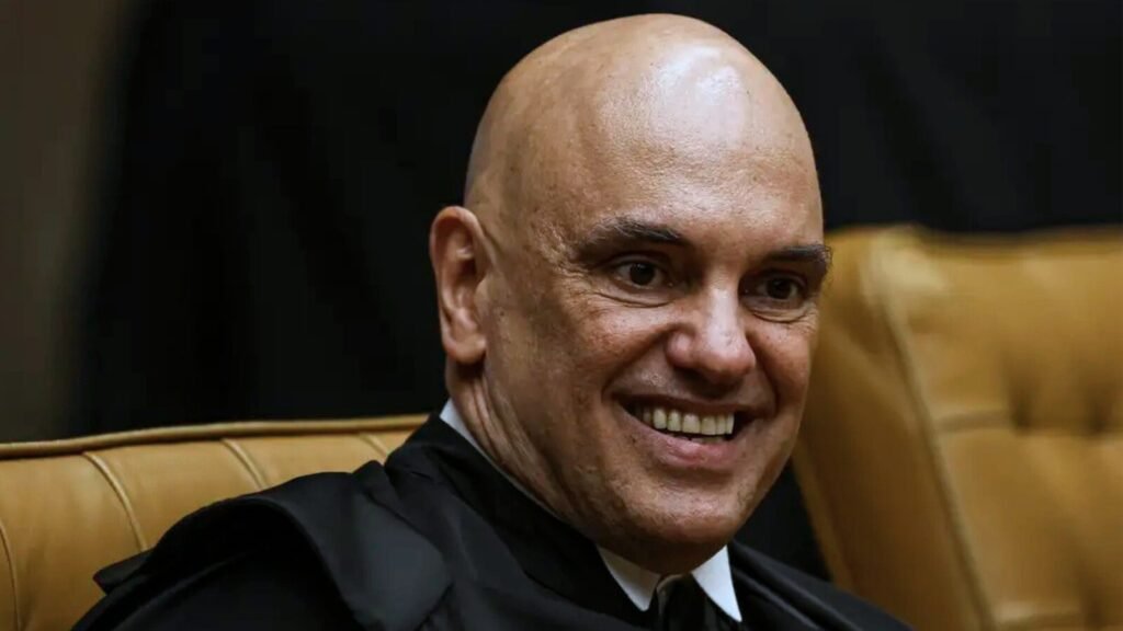 Por que Alexandre de Moraes concentra tantas funções no STF? A concentração de funções por Alexandre de Moraes no STF é vista como uma transformação do modelo acusatório em inquisitório, segundo a jurista Katia Magalhães. Isso ocorre porque ele acumula funções de investigação, decretação de medidas cautelares e julgamento. Quais são as críticas às decisões de Alexandre de Moraes? Juristas, entidades de imprensa e políticos criticam as decisões de Moraes por serem sem precedentes e por extrapolarem a interpretação das normas, atingindo terceiros sem relação direta com os processos. Como o Senado tem reagido aos pedidos de impeachment contra Moraes? O Senado possui 43 pedidos de impeachment contra Moraes parados. Katia Magalhães afirma que isso é uma escolha do Senado, que poderia agir como principal freio contra ministros abusivos. Qual foi o papel de Moraes no Inquérito das Fake News? Moraes foi relator do Inquérito das Fake News, no qual também era vítima declarada. Ele não se declarou impedido, acumulando funções que levantam questões sobre imparcialidade. Como as decisões de Moraes impactaram a liberdade de imprensa? Moraes ordenou que a revista Crusoé e o site O Antagonista retirassem uma reportagem do ar, o que foi classificado como censura prévia, vedada pela Constituição. Quais foram as consequências das decisões de Moraes para empresas de tecnologia? Empresas como Google, Meta e Telegram foram obrigadas a remover conteúdos e publicar retratações, sob pena de multas pesadas, o que foi visto como censura prévia. Como as decisões de Moraes afetaram indivíduos sem foro privilegiado? Indivíduos como o pastor Silas Malafaia e o deputado Daniel Silveira foram alvos de decisões que levantaram dúvidas sobre a competência do STF para julgar casos sem relação direta com ministros. Quais foram as críticas às prisões decretadas por Moraes? Prisão de figuras como Roberto Jefferson e Anderson Torres ocorreram mesmo com oposição do Ministério Público ou falta de provas, levantando questionamentos sobre a legalidade das medidas. Como as decisões de Moraes impactaram a liberdade de expressão nas redes sociais? Perfis de figuras públicas e empresas foram bloqueados, e formas de arrecadação suspensas, afetando diretamente a liberdade de expressão e o sustento de projetos sem decisão final da Justiça. Quais foram as implicações das decisões de Moraes para a política nacional? Moraes interferiu em políticas públicas, como decretos sobre armas e impostos, e em decisões do Executivo, como a nomeação de Alexandre Ramagem para a Polícia Federal. Como as decisões de Moraes foram vistas internacionalmente? Relatórios do Congresso americano destacaram decisões secretas e de alcance internacional, como a coleta de dados de usuários fora do Brasil, ampliando a jurisdição do STF. Qual foi o impacto das decisões de Moraes nas eleições de 2022? Durante as eleições, decisões do TSE, presidido por Moraes, determinaram a remoção de conteúdos críticos e aplicação de multas, afetando a liberdade de imprensa e a circulação de informações. Como as decisões de Moraes afetaram a política fiscal e econômica? Moraes suspendeu decretos que reduziam impostos e validou aumentos de impostos, interferindo diretamente na política fiscal definida pelo Executivo e pelo Legislativo. Quais foram as críticas às decisões de Moraes sobre a pandemia? Moraes garantiu que estados e municípios pudessem adotar medidas próprias contra a pandemia, mesmo contra a orientação do governo federal, interferindo na política de saúde pública. Como as decisões de Moraes impactaram a segurança pública? Moraes interferiu em operações policiais e determinou a preservação de provas, levantando debates sobre a interferência do STF na atuação da polícia. Quais são as implicações das decisões de Moraes para a democracia brasileira? As decisões de Moraes levantam preocupações sobre a concentração de poder, a liberdade de expressão e a separação de poderes, impactando diretamente a democracia no Brasil.