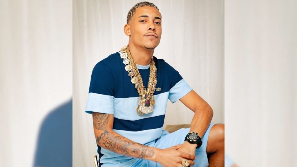 Como ocorreu o assalto à mansão de MC Poze? Na madrugada de terça-feira (31), criminosos armados invadiram a casa de MC Poze no Recreio dos Bandeirantes, Rio de Janeiro, mantendo-o refém por 40 minutos. Quais foram as ações dos criminosos durante o assalto? Os assaltantes, armados com fuzis e pistolas, agrediram MC Poze e reviraram a casa em busca de itens de valor. Qual foi o prejuízo estimado do assalto? MC Poze relatou um prejuízo de aproximadamente R$ 2 milhões, incluindo dinheiro, celulares, relógios, joias, roupas e perfumes. Como os criminosos invadiram a residência? Os invasores entraram pelo condomínio de luxo através de uma área de mata próxima, surpreendendo o cantor e seus amigos. Qual foi a resposta das autoridades ao assalto? Policiais do 31º BPM atenderam a ocorrência, e a Polícia Civil está analisando imagens de câmeras de segurança para identificar os responsáveis. Os criminosos agiram sob ordens de alguém? Segundo o depoimento de MC Poze, os assaltantes afirmaram agir a mando de lideranças do tráfico. O que a Polícia Civil está fazendo para resolver o caso? A Polícia Civil realiza diligências e analisa imagens de câmeras de segurança para identificar e capturar os responsáveis pelo crime.