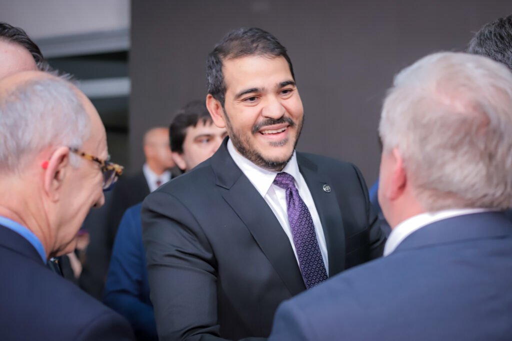 Uma manifestação de apoio pode parecer apenas mais uma nota institucional, mas, neste caso, ela acendeu uma disputa que está longe de ser simples. Afinal, por que um gesto formal chama tanta atenção? Porque ele surge justamente quando um nome ainda enfrenta resistência, questionamentos políticos e uma etapa decisiva pela frente. Quando uma entidade nacional ligada ao sistema de Justiça decide se posicionar, o recado nunca é neutro. E isso levanta outra pergunta: quem resolveu entrar nesse debate agora? Foi a Associação Nacional dos Membros do Ministério Público, a Conamp, que declarou apoio à indicação de Jorge Messias para o cargo de ministro do Supremo Tribunal Federal. Na nota divulgada, a entidade afirma que, ao longo da trajetória no serviço público, ele construiu uma reputação marcada por atuação técnica, compromisso com a Constituição e defesa das instituições democráticas. Mas por que esse apoio ganha peso neste momento? Porque ele aparece às vésperas de uma fase que pode definir tudo. A Comissão de Constituição e Justiça do Senado já tem data para sabatinar e votar a indicação: 29 de abril. E não para por aí. Na mesma data, também devem ocorrer a votação na própria comissão e no plenário da Casa. Isso significa que o processo entrou numa reta decisiva. Só que há um detalhe que quase passa despercebido: o apoio institucional não elimina a resistência política. E de onde vem essa resistência? Ela aparece em diferentes frentes. O governo federal levou quatro meses para enviar ao Senado a mensagem presidencial formalizando a indicação, mesmo depois da publicação no Diário Oficial da União. Por que demorou tanto? Segundo as informações disponíveis, o Executivo usou esse tempo para tentar ampliar a aceitação do nome de Messias entre os senadores. Se foi necessário trabalhar essa aceitação, é porque o caminho já não era tão livre quanto parecia. E é aqui que muita gente se surpreende: mesmo com articulação política, o indicado ainda deve enfrentar bastante resistência. O presidente do Senado, Davi Alcolumbre, preferia que Lula tivesse escolhido o senador Rodrigo Pacheco para a vaga. Isso muda o cenário? Não necessariamente sozinho, mas ajuda a mostrar que a indicação não nasceu em ambiente de consenso. E quando não há consenso, cada apoio público passa a ter valor estratégico. Mas existe outro sinal importante nesse processo? Sim. O relator da indicação na CCJ, senador Weverton Rocha, já adiantou que seu parecer será favorável. Ele afirmou que Messias preenche os requisitos, citando notório saber jurídico, reputação ilibada, o fato de ser advogado-geral da União e ter uma carreira que classificou como brilhante. Então isso significa aprovação tranquila? Ainda não. O que acontece depois muda o peso de tudo isso, porque o debate não está restrito ao Senado. Também há oposição organizada fora dele. O partido Novo publicou um manifesto contra a indicação, com o título “Messias não”. No texto, a legenda afirma que o histórico político e profissional do indicado seria incompatível com a importância do cargo. Além disso, resgata o episódio em que Messias foi associado ao apelido “Bessias”, usado por críticos em referência à atuação no governo Dilma. Mas por que esse ponto volta agora? Porque, em disputas para o Supremo, o passado político do indicado costuma ser puxado para o centro da discussão. E isso reabre uma dúvida inevitável: o debate será jurídico ou político? A resposta, ao que tudo indica, passa pelos dois campos ao mesmo tempo. De um lado, a Conamp sustenta que a formação acadêmica, a experiência em funções públicas, a capacidade de diálogo institucional e a conduta ilibada credenciam Messias para a Suprema Corte. De outro, adversários tentam transformar a indicação em símbolo de confronto entre Executivo, Senado e Judiciário. Mas há um ponto que amarra tudo isso. Se uma associação nacional do Ministério Público decidiu apoiar publicamente Jorge Messias, não foi apenas para elogiar um currículo. Foi também para influenciar o ambiente de uma votação que já nasce cercada por cálculo político, resistência e disputa de narrativa. No fim, o principal não é apenas o apoio em si, mas o momento em que ele aparece: exatamente quando a indicação de Messias ao STF entra na fase em que cada gesto pode pesar — e quando a decisão ainda está longe de encerrar a tensão em torno do nome.