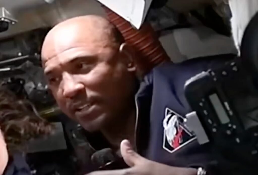 **Astronauta da Artemis 2 Diz que Terra é “Uma Só” e Pede União** O que a missão Artemis 2 representa para a humanidade? Segundo a publicação, a missão Artemis 2 marca o primeiro voo tripulado do programa lunar da NASA desde 1972. Lançada em 1º de abril de 2026, do Centro Espacial Kennedy, nos EUA, a missão tem como objetivo testar sistemas críticos da espaçonave Orion, incluindo suporte à vida, comunicação e propulsão, além de avaliar a rotina e o desempenho da tripulação em condições de microgravidade. Quem são os astronautas a bordo da Artemis 2? A equipe é composta por quatro astronautas: Reid Wiseman, Victor Glover, Christina Koch e Jeremy Hansen, este último representando a Agência Espacial Canadense. Eles estão encarregados de conduzir experimentos, monitorar sistemas e realizar manobras de navegação, garantindo a segurança e eficácia de futuras missões lunares. Qual é a mensagem de Victor Glover sobre a Terra? Victor Glover, um dos astronautas da missão, destacou a importância de ver a Terra como “uma coisa só”. Ele afirmou que a Páscoa, celebrada em 5 de abril de 2026, é uma oportunidade para a humanidade se lembrar de sua unidade. Glover enfatizou que todos estão em uma “nave espacial chamada Terra”, criada para nos dar um lugar para viver no universo. Ele pediu que as pessoas reconheçam sua especialidade e a necessidade de união. Por que a Páscoa é significativa para a mensagem de Glover? Glover mencionou que a Páscoa é um momento para refletir sobre onde estamos e quem somos, independentemente de crenças religiosas. Ele destacou que, ao pensar nas diversas culturas ao redor do mundo, a data serve como um lembrete de que todos somos parte de algo maior e que devemos enfrentar os desafios juntos. Qual é o cronograma da missão Artemis 2? A missão tem um cronograma bem definido. A espaçonave Orion deve chegar à Lua na tarde de 6 de abril de 2026, realizando um sobrevoo de 6 horas ao redor do satélite natural da Terra. Durante essa fase, está previsto um apagão de cerca de 40 minutos na comunicação com a equipe em solo, devido à passagem da cápsula pela face oculta da Lua. Quais são os objetivos técnicos da missão? Além de promover a união entre os povos, a missão Artemis 2 tem objetivos técnicos claros. Ela visa testar os sistemas da Orion em um ambiente de voo tripulado ao redor da Lua. Isso inclui a avaliação de suporte à vida, comunicação e propulsão, além de garantir que a tripulação possa operar eficientemente em condições de microgravidade. Como a missão Artemis 2 contribui para futuras explorações espaciais? A missão é um passo crucial para futuras explorações espaciais, pois valida os sistemas e procedimentos necessários para missões lunares mais complexas. O sucesso da Artemis 2 é fundamental para garantir a segurança e eficácia das próximas etapas do programa Artemis, que visam estabelecer uma presença humana sustentável na Lua e, eventualmente, explorar Marte. Em resumo, a missão Artemis 2 não apenas avança os objetivos científicos e técnicos da NASA, mas também serve como um poderoso lembrete da unidade da humanidade. A mensagem de Victor Glover sobre a Terra como “uma só” ressoa profundamente, especialmente em tempos de desafios globais, destacando a importância de colaboração e união para o futuro da exploração espacial e da vida na Terra.