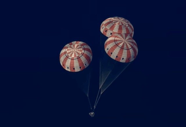 Eles voltaram — e o que trouxeram dessa viagem pode redefinir os próximos passos da humanidade fora da Terra. Mas por que esse retorno chamou tanta atenção? Porque não se trata apenas de uma cápsula pousando no oceano depois de alguns dias no espaço. O que aconteceu foi o fim de uma missão que recolocou seres humanos no caminho da **Lua** pela primeira vez em mais de **50 anos**. E isso, por si só, já levanta outra pergunta: por que esperar tanto tempo para repetir algo tão simbólico? A resposta está no que essa viagem realmente representa. Não foi uma missão de rotina, nem uma simples demonstração. Foi um teste decisivo. O objetivo era verificar, com **humanos a bordo**, se a nave **Orion** consegue operar com segurança em uma jornada ao **espaço profundo**. Só que esse teste não envolvia apenas ir e voltar. Havia algo maior em jogo. Se tudo desse certo, abriria caminho para uma nova fase da exploração lunar. E é justamente aqui que muita gente se surpreende: o retorno era tão importante quanto a ida. Mas o que tornou essa missão histórica de verdade? A distância ajuda a explicar. Ao longo da viagem, a tripulação percorreu cerca de **1,1 milhão de quilômetros**. No ponto mais distante, ficou a mais de **400 mil quilômetros da Terra**, superando o recorde da **Apollo 13**. Isso significa que não foi apenas uma aproximação simbólica da Lua. Foi uma operação que levou astronautas mais longe do que qualquer missão tripulada em décadas. Só que distância, sozinha, não basta. O que eles fizeram durante esse trajeto? Eles testaram sistemas essenciais da cápsula, como **suporte à vida**, **navegação** e **controle manual**. Em outras palavras, verificaram se a nave consegue manter a tripulação viva, orientada e capaz de reagir em situações críticas longe da Terra. Mas há um detalhe que quase ninguém percebe: missões assim não servem apenas para provar que a tecnologia funciona. Elas servem para descobrir o que ainda pode falhar antes que o risco seja maior em voos futuros. E o que acontece depois muda tudo, porque os dados obtidos agora serão usados para planejar estadias mais longas na Lua e, mais adiante, viagens até **Marte**. Só que a missão não ficou restrita aos testes técnicos. Durante o voo, a equipe também realizou **experimentos científicos** sobre os efeitos da **microgravidade** e da **radiação** no corpo humano. Por que isso importa tanto? Porque ir mais longe exige entender como o organismo reage quando passa dias exposto a condições extremas. Sem esse conhecimento, qualquer plano de permanência prolongada fora da Terra vira aposta. E se já havia tanta coisa em jogo, ainda havia espaço para observações inéditas? Sim — e esse é outro ponto que reacende a curiosidade no meio de tudo. Durante o sobrevoo lunar, os astronautas registraram mais de **7 mil imagens** da superfície da Lua. Entre elas, crateras, antigas regiões vulcânicas e o chamado **terminador**, a linha que separa o dia e a noite no satélite. Eles também observaram um **eclipse solar visto do espaço** e até flashes provocados por possíveis impactos de meteoros. Parece apenas impressionante? É mais do que isso. Cada registro amplia o entendimento sobre o ambiente que futuras missões terão de enfrentar. E como terminou essa jornada? Após quase **dez dias no espaço**, a cápsula pousou no **Oceano Pacífico**, na costa de **San Diego**. Depois da reentrada na atmosfera, os astronautas foram resgatados ainda no mar por equipes de apoio e levados para um navio da **Marinha dos Estados Unidos**, onde passaram por avaliações médicas iniciais. Só então começou outra etapa silenciosa, mas essencial: analisar como cada sistema respondeu e como o corpo da tripulação reagiu ao retorno. Agora vem a pergunta que realmente importa: quem eram os astronautas dessa missão? A tripulação foi formada por **Reid Wiseman**, **Victor Glover**, **Christina Koch** e **Jeremy Hansen**. Foram eles que participaram dessa etapa decisiva da **Artemis II**, missão que recoloca a **NASA** em direção a um novo ciclo lunar. E o ponto principal aparece justamente aqui, no fim: esse retorno não fecha uma história — ele valida o começo da próxima. Com o sucesso da missão, a agência avança para a **Artemis III**, prevista para o próximo ano, com testes de operações integradas com módulos de pouso lunares comerciais em órbita baixa da Terra. Já um novo pouso humano na Lua deve acontecer apenas em **2028**, na **Artemis IV**. Ou seja: eles já voltaram, mas o que essa viagem realmente iniciou ainda está longe de terminar.