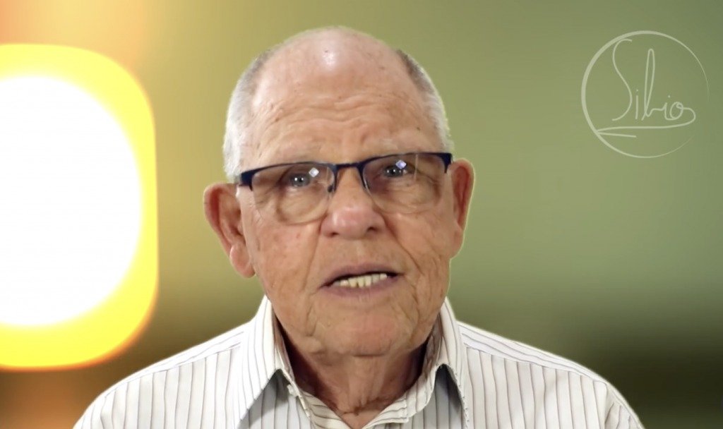 Uma voz que atravessou décadas se calou, e a notícia carrega mais do que uma despedida. Quem partiu? Foi Silvio Matos, ator, dublador e locutor, morto no sábado, dia 11, aos 82 anos. A confirmação veio por familiares e colegas nas redes sociais. Mas por que essa notícia toca tanta gente de formas diferentes, até quem talvez não reconheça o nome de imediato? Porque nem sempre a presença de um artista fica presa ao rosto. Às vezes, ela vive na voz, no humor, na memória de uma cena, no som que acompanhou a infância ou no personagem que apareceu sem alarde e, ainda assim, ficou. E é justamente aí que muita gente se surpreende: Silvio Matos construiu uma trajetória longa, diversa e silenciosamente marcante. Mas de onde vinha essa história? Nascido em 1943, em São Vicente de Minas, em Minas Gerais, ele começou no teatro. Isso por si só já explica tudo? Ainda não. Antes de chegar à televisão, passou também pelo rádio, e esse detalhe ajuda a entender a base de uma carreira que atravessou mais de seis décadas. Afinal, o que sustenta alguém por tanto tempo em áreas tão diferentes? Talvez a resposta esteja na capacidade de se reinventar sem desaparecer. Na TV aberta, Silvio Matos participou de novelas e séries que alcançaram públicos distintos ao longo dos anos. Entre os trabalhos na Globo, estão A Favorita, Flor do Caribe, Louco Por Elas, Êta Mundo Bom!, Novo Mundo, Orgulho e Paixão e O Tempo Não Para. Mas há um ponto que quase passa despercebido: mesmo com essa lista, sua presença não ficou limitada à televisão tradicional. Então onde mais ele marcou presença? Na dublagem, um território em que o reconhecimento costuma vir sem rosto, mas com enorme força afetiva. Silvio emprestou a voz a personagens de clássicos infantis como Carrossel e Castelo Rá-Tim-Bum. E o que isso revela? Que sua carreira alcançou públicos de gerações diferentes, em formatos diferentes, sempre por caminhos que nem sempre chamam atenção à primeira vista. Só que a história não para aí. O que aconteceu depois muda a percepção de muita gente sobre sua trajetória. Nas últimas décadas, Silvio Matos ganhou nova popularidade na internet, especialmente com participações em canais de humor como o Parafernalha. Como um artista com origem no teatro, passagem pelo rádio, presença na TV e trabalho na dublagem consegue ainda encontrar espaço no humor digital? É justamente essa continuidade que torna sua trajetória tão singular. E existe mais um detalhe importante: ele também mantinha presença ativa nas próprias redes sociais. Isso ajuda a explicar por que a notícia se espalhou com tanta rapidez e emoção. Não era apenas a lembrança de um artista do passado, mas de alguém que ainda estava em contato com o público, ainda circulava, ainda fazia parte do presente. Mas o que se sabe sobre a morte? Até agora, a causa não foi divulgada. E essa ausência de informação naturalmente amplia o silêncio em torno da despedida. O velório está marcado para este domingo, dia 12, no Crematório da Penitência, no Rio de Janeiro. É nesse ponto que a notícia deixa de ser apenas um registro e ganha peso humano: há uma despedida marcada, há uma ausência concreta, há uma trajetória encerrada sem que o impacto dela termine junto. E como a família reagiu? A irmã de Silvio Matos, Denize Lucinda, publicou uma mensagem emocionada no Instagram. Ela escreveu: “Nosso queridão Silvio Matos, das boas risadarias, do bom humor, do amor, da vida plena e feliz, hoje pela manhã voltou para casa do Pai”. O texto revela o que talvez nenhum currículo consiga resumir por completo: além dos trabalhos, ficou a imagem de alguém ligado ao riso, ao afeto e à leveza. No fim, a notícia não fala apenas da morte de um ator aos 82 anos no Rio. Fala do desaparecimento de uma presença que passou pelo teatro, pelo rádio, pela televisão, pela dublagem e pela internet sem perder relevância. E talvez seja justamente isso que torna tudo mais forte: quando o nome termina de ser lido, muita gente percebe que já conhecia Silvio Matos muito antes de saber exatamente quem ele era.