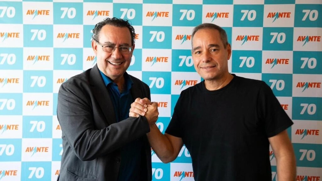 Quem é Augusto Cury e por que sua pré-candidatura é relevante? Augusto Cury é um renomado psiquiatra e escritor, conhecido por suas obras sobre autoajuda e inteligência emocional. Sua entrada na política como pré-candidato à Presidência pelo Avante traz uma perspectiva de política mais humana e conectada às necessidades dos brasileiros. Qual é o partido escolhido por Augusto Cury para sua pré-candidatura? Cury escolheu o Avante para sua pré-candidatura à Presidência. O partido busca apresentar alternativas políticas que dialoguem com a realidade da população, propondo uma abordagem mais equilibrada e humana. Como foi o anúncio da pré-candidatura de Augusto Cury? O anúncio foi feito nas redes sociais, onde Cury apareceu ao lado do presidente do Avante, Luís Tibé. A publicação destacou o compromisso do partido em oferecer políticas que atendam às necessidades reais dos brasileiros. Quais foram os políticos com quem Augusto Cury conversou antes de escolher o Avante? Cury dialogou com várias figuras políticas, incluindo Michel Temer, Gilberto Kassab e Aécio Neves. Essas conversas ajudaram a moldar sua decisão de se filiar ao Avante para sua pré-candidatura. Qual é a proposta política de Augusto Cury como pré-candidato? Cury propõe uma política mais humana e equilibrada, focada nas necessidades reais dos brasileiros. Sua experiência em psicologia e inteligência emocional pode trazer uma nova perspectiva para a política nacional. Por que a escolha do Avante é significativa para a candidatura de Cury? O Avante busca apresentar alternativas políticas que dialoguem com a realidade da população. A escolha do partido por Cury reforça seu compromisso com uma política mais conectada às necessidades dos brasileiros. Como a carreira de escritor de Cury pode influenciar sua campanha política? Como autor de best-sellers sobre autoajuda e inteligência emocional, Cury pode usar sua experiência para promover uma campanha focada no bem-estar emocional e social dos cidadãos, trazendo uma abordagem inovadora à política. Quais são as expectativas do Avante com a pré-candidatura de Cury? O Avante espera que a pré-candidatura de Cury fortaleça o posicionamento do partido em oferecer políticas que realmente dialoguem com a população, promovendo uma política mais humana e equilibrada. Como a experiência de Cury em psicologia pode impactar sua visão política? A experiência de Cury em psicologia pode trazer uma abordagem mais empática e compreensiva à política, focando em soluções que considerem o bem-estar emocional e social dos cidadãos. Quais são os desafios que Cury pode enfrentar em sua pré-candidatura? Cury pode enfrentar desafios como a falta de experiência política direta e a necessidade de traduzir suas ideias de autoajuda e psicologia em políticas públicas eficazes. Como a popularidade de Cury como escritor pode beneficiar sua campanha? Sua popularidade pode atrair eleitores que já admiram seu trabalho, oferecendo uma base sólida de apoio inicial e ajudando a disseminar suas propostas políticas de forma eficaz. Qual é a importância de uma política mais humana e equilibrada no contexto atual do Brasil? Uma política mais humana e equilibrada pode ajudar a enfrentar desafios sociais e econômicos, promovendo o bem-estar geral e abordando as necessidades reais da população de maneira mais eficaz. Como a pré-candidatura de Cury pode influenciar o cenário político brasileiro? A entrada de Cury na política pode trazer novas ideias e abordagens, incentivando outros candidatos a considerarem o bem-estar emocional e social em suas plataformas, enriquecendo o debate político. O que os eleitores podem esperar da campanha de Cury? Os eleitores podem esperar uma campanha focada em inteligência emocional e bem-estar social, com propostas que busquem atender às necessidades reais dos brasileiros de forma inovadora e empática.