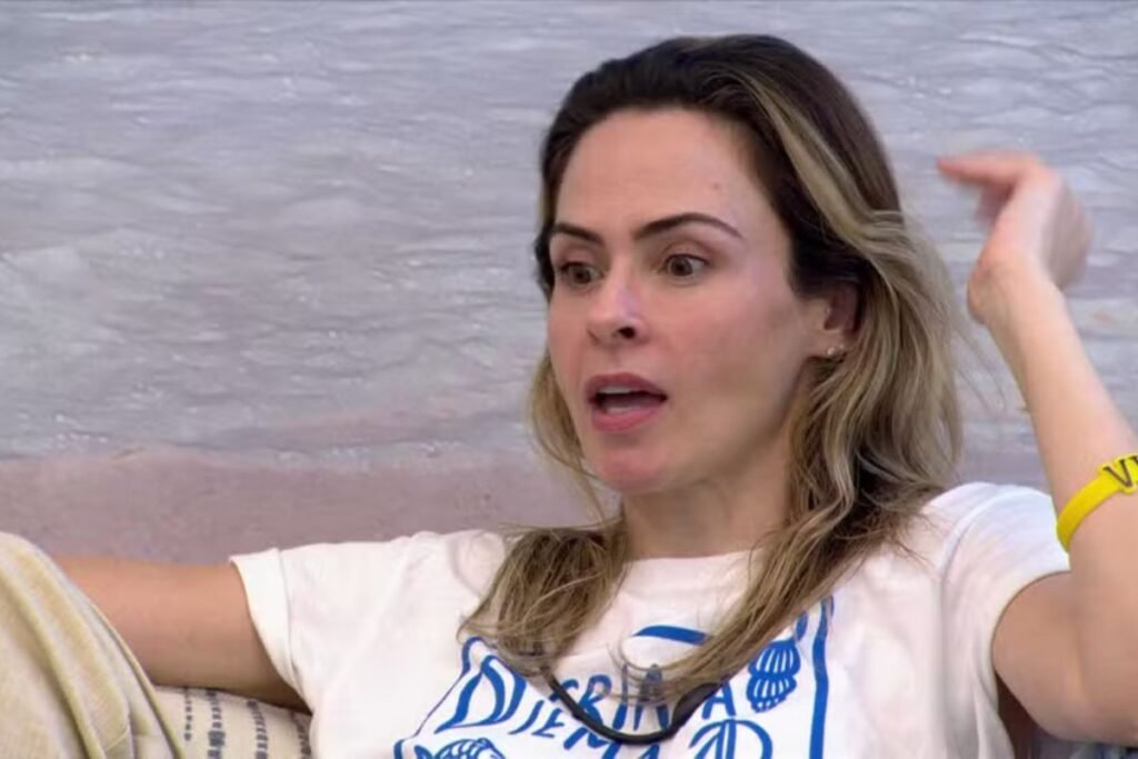 Ela foi direta ao tocar em um tema que ainda provoca estranhamento em muita gente: **por que decidiu não ser mãe**? A resposta não veio carregada de rodeios, mas também não apareceu solta, sem contexto. **Ana Paula Renault** falou sobre a escolha de forma objetiva, trazendo uma posição pessoal sobre maternidade e deixando claro que essa decisão faz parte da maneira como enxerga a própria vida. Mas o que exatamente ela disse? Segundo a publicação, Ana Paula explicou sua decisão ao abordar a possibilidade de ter filhos e afirmar que isso nunca esteve entre seus planos. A ex-BBB tratou o assunto com franqueza e mostrou que não se trata de dúvida passageira nem de algo em aberto. Então essa escolha surgiu agora? Não. O que ela relatou é que essa é uma convicção antiga. Ao falar sobre o tema, Ana Paula indicou que **nunca teve vontade de ser mãe**, o que ajuda a entender por que o assunto aparece para ela como uma definição já consolidada. E por que essa fala chama tanta atenção? Porque maternidade ainda costuma ser tratada como um caminho esperado para muitas mulheres, quase como se fosse uma etapa obrigatória. Quando uma figura pública afirma com clareza que não deseja seguir por essa direção, a declaração naturalmente desperta curiosidade. Mas ela apresentou essa decisão como rejeição à maternidade em si? Não foi isso que apareceu. O ponto trazido por Ana Paula está ligado à própria trajetória e ao que deseja para a vida. Em vez de transformar a questão em debate amplo ou tese sobre o comportamento de outras mulheres, ela falou de si, da própria escolha e do que faz sentido em sua realidade. E houve espaço para hesitação? Pelo que foi publicado, não. A fala reforça segurança. Ana Paula não descreveu a decisão como conflito, impasse ou processo inconcluso. Ao contrário, deixou evidente que se trata de algo resolvido internamente. Mas essa posição foi apresentada de maneira defensiva? Também não. O tom mencionado é de explicação, não de justificativa desesperada. Há diferença entre responder a uma curiosidade pública e tentar pedir autorização para viver de determinada forma. Ana Paula aparece justamente nesse lugar: o de quem esclarece uma decisão pessoal sem transformar isso em pedido de validação. E o que essa declaração revela sobre a forma como ela lida com a própria imagem? Revela coerência com um traço que o público já associa a ela: a **franqueza**. Ao longo do tempo, Ana Paula se destacou por falas diretas, e esse assunto seguiu a mesma linha. Em vez de suavizar a resposta para torná-la mais aceitável, ela preferiu manter a clareza. Mas qual foi, afinal, a explicação dada por ela? Ela explicou sua decisão de não ser mãe dizendo que **nunca teve vontade de ter filhos**. Essa foi a razão apresentada por **Ana Paula Renault**, de forma simples, direta e sem deixar margem para outra interpretação.