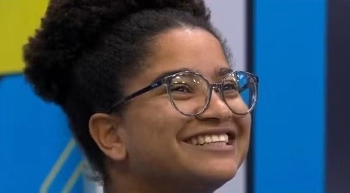 Uma informação solta no ar foi suficiente para mudar o clima da casa e acender um novo alerta no **BBB 26**. O que aconteceu para Milena reagir assim? Tudo começou na noite desta terça-feira, dia 7, quando a dinâmica **Ganha-Ganha** voltou a movimentar o jogo e colocou três participantes no centro das atenções. Quem foram os escolhidos para participar dessa rodada? Mais cedo, **Milena**, **Ana Paula Renault** e **Juliano Floss** foram sorteados para entrar na atividade. A expectativa já era grande, mas a disputa ganhou outro peso quando surgiu um benefício capaz de alterar não só os prêmios, como também a leitura estratégica da semana. E quem levou a melhor? **Juliano Floss** foi quem retirou o **card curinga**, conquistando o poder de decidir como os prêmios seriam distribuídos. A partir daí, a dinâmica deixou de ser apenas uma disputa por valores em dinheiro e passou a envolver uma escolha com impacto direto dentro da casa. O que Juliano precisava decidir? Com a vantagem nas mãos, ele teve de escolher quem ficaria com **R$ 20 mil** e quem receberia **R$ 10 mil** junto de uma **informação privilegiada**. Era justamente esse detalhe que mantinha a tensão no ar: mais do que o valor, havia algo escondido na decisão que poderia interferir nos próximos passos do jogo. E qual foi a escolha dele? Juliano decidiu dar os **R$ 20 mil** para **Ana Paula Renault**. Já **Milena** ficou com os **R$ 10 mil** e com a **informação privilegiada**. Foi nesse momento que a dinâmica revelou seu peso real, porque o prêmio recebido por ela não se limitava ao dinheiro. Mas que informação era essa? Milena descobriu que haverá **contragolpe** na formação do próximo **Paredão** do **BBB 26**. A revelação veio sem todos os detalhes, o que aumentou ainda mais a inquietação. Ao ouvir a notícia, ela quis saber mais e reagiu imediatamente. O que Milena perguntou? Diante da informação, a sister questionou: **"Mas contragolpe de quem?"**. A dúvida fazia sentido, porque saber que haverá contragolpe não significa, por si só, entender como a dinâmica vai funcionar ou quem terá esse poder. E ela recebeu essa resposta? Não. **Tadeu Schmidt** respondeu: **"Isso já é outra informação"**. A fala manteve parte do mistério e deixou a descoberta em aberto, sem esclarecer quem poderá aplicar o contragolpe na formação do Paredão. Como Milena reagiu depois disso? Sem esconder a surpresa, ela comentou: **"Tá solta demais"**, referindo-se à informação que acabara de receber. A frase resumiu bem o efeito da revelação: havia um dado importante sobre a semana, mas ainda faltavam peças essenciais para montar o quebra-cabeça. Por que isso chama atenção? Porque a descoberta aconteceu em um contexto em que cada detalhe pode alterar alianças, votos e estratégias. Ainda assim, o que foi informado de forma objetiva foi apenas isso: na próxima formação do **Paredão**, haverá **contragolpe**. E como tudo se fechou naquela dinâmica? Com **Juliano Floss** usando o **card curinga** para definir os prêmios, **Ana Paula Renault** recebendo **R$ 20 mil**, e **Milena** ficando com **R$ 10 mil** mais a revelação que mexeu com a casa: nesta semana, vai ter **contragolpe na formação do próximo Paredão do BBB 26**.