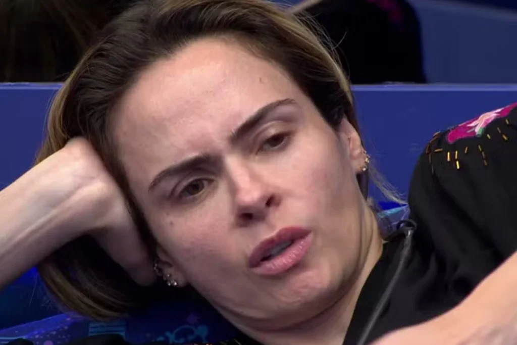 O que aconteceu no Quarto Sonho de uma Eternidade no BBB26? Na tarde de quarta-feira, Samira causou um impasse ao afirmar que o vencedor da Prova do Anjo iria direto ao Paredão, o que não é verdade. Por que Samira enganou seus aliados sobre a Prova do Anjo? Ela alegou querer testar a coragem dos competidores, disseminando uma versão negativa da dinâmica. Como Ana Paula reagiu à afirmação de Samira? Ana Paula questionou a lógica de uma vitória resultar em punição, deixando Samira sem palavras. Qual é a verdadeira dinâmica da Prova do Anjo nesta semana? O Anjo é autoimune, protegendo o vencedor em vez de colocá-lo no Paredão. Como Juliano Floss reagiu à discussão entre Samira e Ana Paula? Ele ficou surpreso, mas não interveio na disputa de argumentos entre as sisters. Qual foi a estratégia de Samira ao espalhar informações falsas? Ela queria observar quem teria coragem de disputar a prova, mesmo sob o risco falso de ir para a berlinda. Como esse episódio reflete a dinâmica do Top 9 do BBB26? Mostra como a gestão de informações e blefes são ferramentas comuns de sobrevivência no jogo.