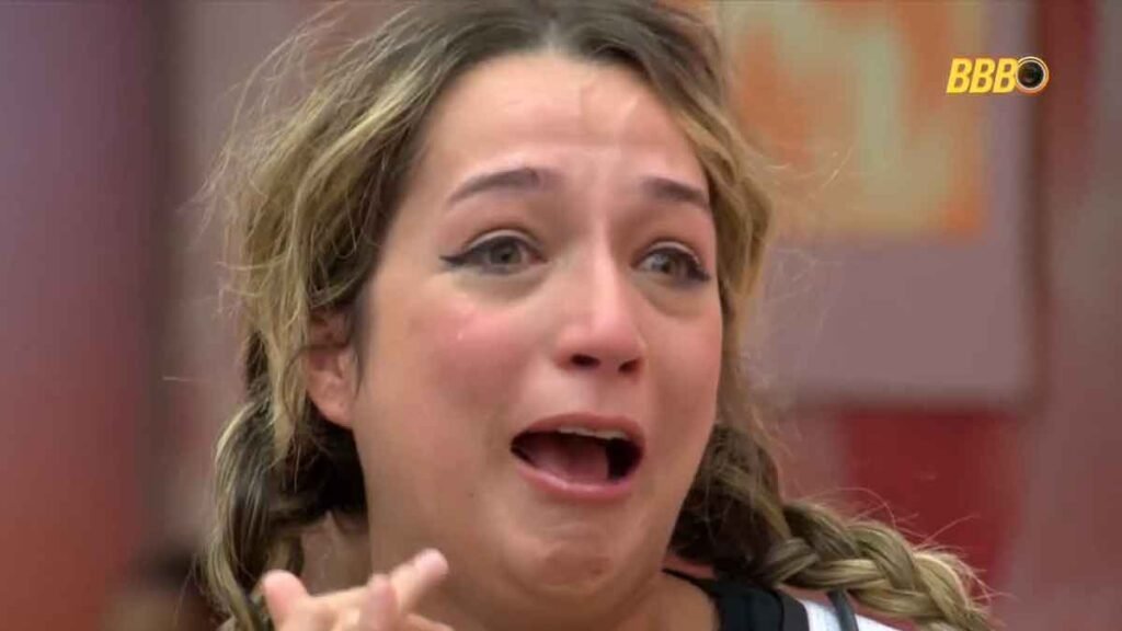 Por que Samira quer desistir do BBB26? Samira desabafou, chorando, que quer deixar o BBB26. Ela teme ter passado uma imagem ruim para sua família e amigos após uma discussão com Jordana e Maciele. Qual foi a reação de Juliano ao desabafo de Samira? Juliano tentou acalmar Samira, lembrando-a de suas conquistas no programa, como ganhar um apartamento, carro e 100 mil reais. Os prêmios conquistados são suficientes para Samira continuar? Samira afirmou que os prêmios não a impediriam de desistir, dizendo que não se reconhece mais no jogo. Como Marciele descreveu Samira durante a festa? Marciele chamou Samira de "falsa" e "sem personalidade", comparando-a a uma "nota de três reais". Samira tem medo da opinião de quem fora do programa? Sim, Samira teme que seus amigos e chefes pensem mal dela devido aos acontecimentos no BBB26. O que aconteceu após Samira indicar Marciele ao Paredão? Os ânimos se acalmaram e Samira parou de chorar após indicar Marciele ao Paredão, junto com Juliano e Chaiany.