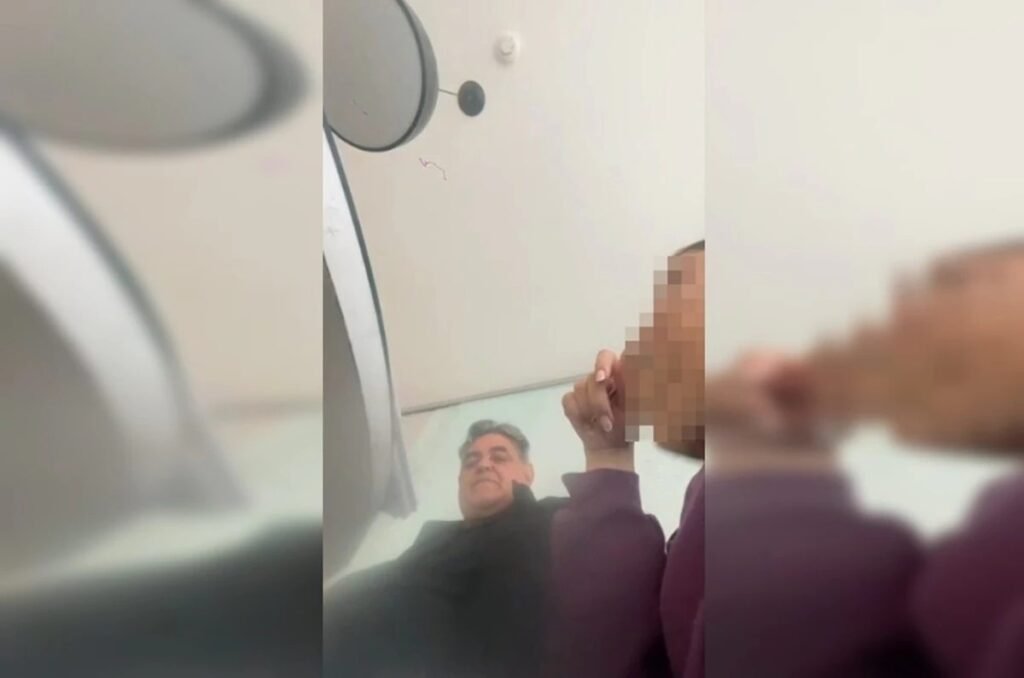 Tudo parecia começar como uma simples aula de matemática, até que a rotina passou a esconder algo que a estudante decidiu não deixar sem prova. O que aconteceu? Em **Águas Claras**, uma adolescente de **16 anos** gravou encontros com o professor particular depois de perceber que os limites haviam sido ultrapassados. O caso passou a ser apurado pela **Delegacia de Proteção à Criança e ao Adolescente (DPCA)**, após a família denunciar abusos atribuídos a **Elmer Catarino Fraga**, de **63 anos**. Quem é o homem acusado? Segundo as informações divulgadas, ele dá aulas particulares de matemática e também é **servidor do Tribunal Superior do Trabalho**. Elmer é **técnico judiciário** e está lotado no **Núcleo de Policiamento Ostensivo do TST**. A acusação é de que, sob a rotina das aulas, ele teria cometido **importunação sexual** e **ameaças** contra a aluna. Quando essa relação começou a mudar? As aulas tiveram início em **setembro de 2023**. Durante os primeiros dois anos, a relação entre professor e estudante teria permanecido estritamente profissional. Mas, no fim do segundo semestre de **2025**, o comportamento dele, segundo a denúncia, mudou. A proximidade física passou a ser constante e desnecessária, ocupando o espaço da jovem de forma invasiva. Como a adolescente reagiu? Diante do medo e do incômodo, ela tomou uma decisão decisiva: usar o **celular** para registrar o que acontecia durante os encontros na sala de estudos do prédio onde mora. Por que isso foi importante? Porque as gravações se tornaram a forma de defesa da vítima e, segundo a apuração, já estão em posse da **PCDF**. O que aparece nessas imagens? As gravações são descritas como **“perturbadoras”**. Nelas, o servidor aparece passando as mãos pelas **coxas** da estudante de forma lasciva, acariciando o **pescoço** e deslizando os dedos pela **nuca** da garota. Também há conversas de teor **estritamente sexual**, incluindo perguntas sobre consumo de conteúdos eróticos na internet. A família sabia do que estava acontecendo? Quando reuniu as provas, a adolescente procurou apoio dentro de casa. O pai relatou a gravidade do caso e afirmou que a filha conseguiu gravar todo o comportamento do abusador. Foi a partir desse material que a família buscou as autoridades, na tentativa de evitar que o caso terminasse em silêncio. E os abusos pararam ali? Não. Segundo a denúncia, depois dos atos de cunho sexual, o caso ganhou um novo nível de gravidade. O servidor teria enviado **áudios pelo WhatsApp** com ameaças para que a jovem não contasse nada aos pais. O que havia nesses áudios? De acordo com a apuração, ele é ouvido fazendo **ameaças de morte** e exigindo silêncio absoluto. A tentativa de intimidação funcionou? Não. Mesmo em pânico, a adolescente rompeu o silêncio, entregou as provas à família e permitiu que o caso chegasse à polícia. A estratégia de silenciamento, segundo o relato, fracassou diante das gravações e dos áudios reunidos. Houve manifestação do tribunal? Sim. Procurado, o **TST** informou que não identificou nenhuma informação sobre o caso nas unidades competentes, mas declarou que possui **estruturas e procedimentos administrativos** para tratar da questão internamente caso a denúncia se concretize. E o servidor, falou? Segundo a reportagem, **Elmer Catarino Fraga** não foi encontrado. O espaço, de acordo com a publicação, permanece aberto para eventuais manifestações. O que está sendo investigado, afinal? A denúncia relata que uma estudante de **16 anos**, durante aulas particulares de matemática em **Águas Claras**, gravou o professor **Elmer Catarino Fraga**, **servidor do TST**, passando a mão em sua **coxa**, acariciando seu **pescoço** e sua **nuca**, mantendo conversas de teor sexual e, depois, enviando **áudios com ameaças de morte** para que ela ficasse em silêncio. Com esse material, a família procurou a **DPCA**, e o caso passou a ser investigado pela **PCDF**.