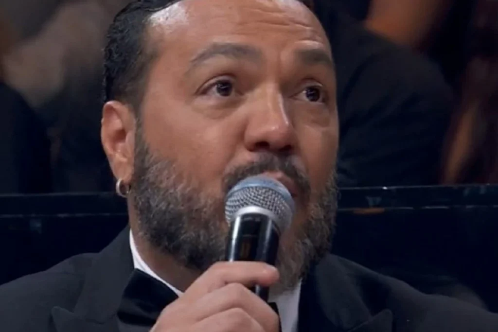 Por que os cachês de Belo foram bloqueados pela Justiça? A Justiça do Trabalho de São Paulo bloqueou os cachês de Belo para garantir o pagamento de uma dívida trabalhista que ultrapassa R$ 230 mil. Qual é a origem da dívida trabalhista de Belo? A dívida está relacionada a uma empresa com mais de 30 anos de atuação, onde ações trabalhistas são vistas como naturais devido à longa duração. Como Belo está lidando com essa situação judicial? A equipe de Belo afirma que ele está comprometido em resolver suas obrigações legais e está conduzindo acordos nos processos existentes. O que acontece se as empresas não cumprirem a ordem de bloqueio? A Justiça pode acionar a Polícia Federal se as empresas responsáveis pela venda de ingressos não cumprirem a ordem de bloqueio. Belo ficará sem receber nada dos shows? Não, a Justiça determinou o bloqueio de até 35% dos ganhos de Belo, garantindo que ele continue recebendo parte de seus cachês. Como a legislação brasileira impacta o setor artístico? A equipe de Belo argumenta que a legislação muitas vezes não acompanha o ritmo do mercado artístico, gerando desafios legais. 🎭 Quais são as consequências para a carreira de Belo? Apesar dos bloqueios, não há paralisação total das atividades de Belo, permitindo que ele continue sua carreira enquanto resolve as pendências.