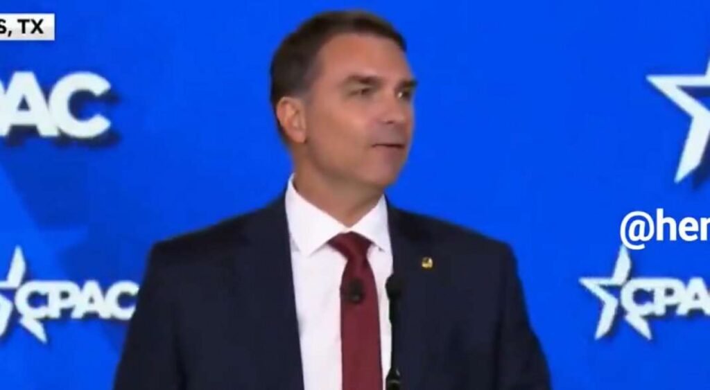 Quem é Flávio Bolsonaro e por que ele se autodenomina "Bolsonaro 2.0"? Flávio Bolsonaro é senador e filho do ex-presidente Jair Bolsonaro. Ele se autodenomina "Bolsonaro 2.0" por se considerar mais experiente e preparado para enfrentar desafios políticos, prometendo combater a corrupção e defender valores tradicionais. Qual foi o contexto do discurso de Flávio Bolsonaro no CPAC 2026? O discurso ocorreu no Conservative Political Action Conference (CPAC), o maior evento conservador do mundo. Flávio falou sobre seu pai, Jair Bolsonaro, preso por acusações de corrupção e insurreição, e comparou o caso ao de Donald Trump nos EUA. Quais são as principais promessas de Flávio Bolsonaro como pré-candidato à presidência? Flávio promete combater a corrupção, as drogas, o crime organizado e as pautas "woke". Ele defende valores tradicionais da família e da fé cristã, buscando fortalecer a posição estratégica do Brasil no cenário global. Por que Flávio Bolsonaro considera o Brasil estrategicamente importante para o Ocidente? Ele destaca as vastas reservas de água doce, terras agrícolas férteis e minerais raros do Brasil, essenciais para a independência tecnológica dos EUA em relação à China, reforçando a importância do país no cenário internacional. Como Flávio Bolsonaro planeja combater o globalismo? Flávio declarou guerra ao globalismo em seu discurso, prometendo defender a soberania nacional e os valores conservadores, combatendo influências externas que ameacem a identidade e os interesses do Brasil. Qual é a relação entre o caso de Jair Bolsonaro e o de Donald Trump? Ambos os líderes enfrentaram acusações de corrupção e insurreição. Flávio comparou a prisão de seu pai à situação de Trump, sugerindo que ambos foram alvos de perseguição política por suas posturas conservadoras. Como a prisão de Jair Bolsonaro impacta a campanha de Flávio? A prisão de Jair Bolsonaro é vista como uma injustiça por Flávio, que usa o caso para mobilizar apoio e fortalecer sua imagem como defensor da justiça e dos valores familiares, buscando atrair eleitores conservadores. Quais são as críticas de Flávio Bolsonaro às pautas "woke"? Flávio critica as pautas "woke" por ameaçarem os valores tradicionais da família e da fé cristã. Ele se posiciona contra ideologias que, segundo ele, minam a identidade cultural e os princípios conservadores. Como a campanha de Flávio Bolsonaro está sendo promovida? A campanha ganha força com a venda de camisetas de apoio ao pré-candidato, incentivando a participação popular e a divulgação de sua mensagem política, reforçando o slogan "Brasil acima de tudo, Deus acima de todos". Qual é a importância do CPAC para a campanha de Flávio Bolsonaro? O CPAC é uma plataforma de destaque para líderes conservadores. O discurso de Flávio no evento amplia sua visibilidade internacional e fortalece sua posição como figura central no movimento conservador brasileiro. Quais são os desafios que Flávio Bolsonaro enfrenta como pré-candidato? Flávio enfrenta desafios como a polarização política, a necessidade de consolidar apoio entre eleitores conservadores e a superação das controvérsias envolvendo seu pai, além de articular uma estratégia eficaz contra o globalismo. Como Flávio Bolsonaro pretende fortalecer a independência tecnológica do Brasil? Ele planeja utilizar as reservas de minerais raros do Brasil para reduzir a dependência tecnológica dos EUA em relação à China, promovendo o desenvolvimento econômico e a soberania nacional. Qual é a mensagem central do discurso de Flávio Bolsonaro no CPAC? A mensagem central é a defesa dos valores conservadores, a luta contra o globalismo e a promoção da soberania nacional, posicionando-se como líder preparado para enfrentar os desafios do Brasil contemporâneo.