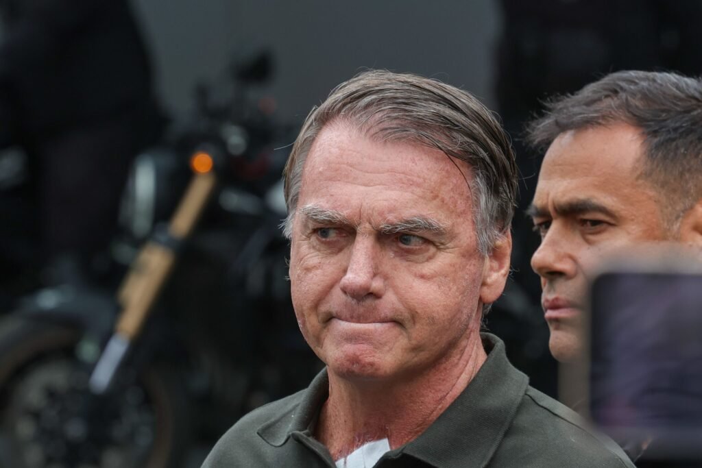 Qual é a condição atual de saúde de Jair Bolsonaro? Jair Bolsonaro está em fase pré-operatória devido a uma dor intermitente no ombro direito, com limitação funcional significativa do braço afetado. Por que Bolsonaro está em prisão domiciliar? Bolsonaro está em prisão domiciliar humanitária temporária, conforme decisão do ministro Alexandre de Moraes, do STF. Quais são as exigências do STF sobre a saúde de Bolsonaro? O STF exige que a defesa de Bolsonaro apresente relatórios médicos semanais sobre sua condição clínica. Qual é o tratamento indicado para Bolsonaro? Bolsonaro precisa de cirurgia no ombro direito e está em acompanhamento fisioterapêutico para controle da dor e melhora das condições teciduais. Quando o atendimento fisioterapêutico de Bolsonaro começou? O atendimento fisioterapêutico domiciliar de Bolsonaro começou na segunda-feira, 30 de março de 2026. Quais são as limitações físicas de Bolsonaro atualmente? Bolsonaro apresenta dor intensa no ombro, limitação funcional importante, amplitude de movimento reduzida e diminuição de força muscular no braço afetado. Qual é a recomendação do fisioterapeuta para Bolsonaro? O fisioterapeuta recomenda a continuidade do acompanhamento fisioterapêutico com foco em redução da dor, preparo tecidual e manutenção da funcionalidade geral. Quais são os sintomas adicionais que Bolsonaro apresentou? Bolsonaro apresentou episódios de soluços, cansaço, desequilíbrio, fadiga e sonolência após alta hospitalar. Qual foi o tratamento inicial após a alta hospitalar de Bolsonaro? Após a alta, Bolsonaro iniciou um programa de recuperação cardiorrespiratória e fisioterapia, além de tomar analgésicos para a dor no ombro. Quem está responsável pelo acompanhamento médico de Bolsonaro? O cardiologista Brasil Caiado e o fisioterapeuta Kleber Antônio Caiado de Freitas estão acompanhando Bolsonaro. Qual é a expectativa para a cirurgia de Bolsonaro? A expectativa é que a cirurgia ocorra após a melhora das condições clínicas, com continuidade do acompanhamento fisioterapêutico. Qual é a pena que Bolsonaro está cumprindo? Bolsonaro cumpre uma pena de 27 anos e 3 meses de prisão, conforme decisão da Primeira Turma do STF. Por que Bolsonaro foi condenado? Bolsonaro foi condenado por sua atuação no "núcleo 1" da suposta tentativa de golpe de Estado no Brasil entre 2022 e 2023. Como está sendo a recuperação de Bolsonaro? A recuperação de Bolsonaro inclui fisioterapia, controle da dor e exercícios cardiorrespiratórios, aguardando reavaliação ortopédica. Qual é a importância do acompanhamento fisioterapêutico para Bolsonaro? O acompanhamento fisioterapêutico é crucial para reduzir a dor, melhorar a mobilidade e preparar Bolsonaro para a cirurgia e reabilitação.