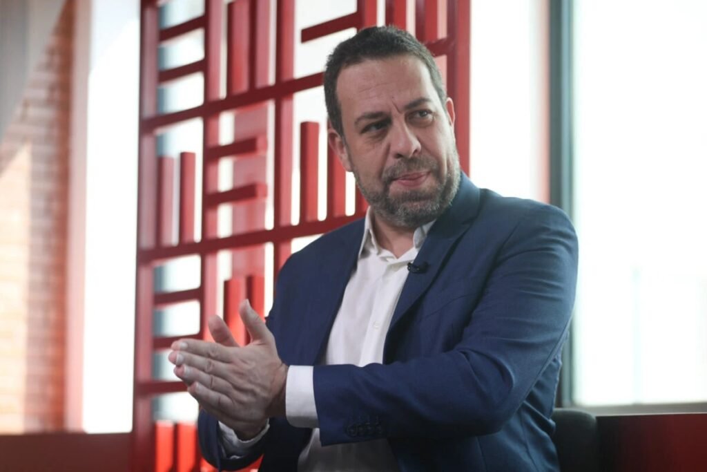 Uma frase curta foi suficiente para incendiar o debate: “Grande dia”. Mas por que duas palavras provocaram tanto barulho de uma vez? Porque elas não surgiram no vazio. Vieram logo depois de uma prisão que já carregava peso político, judicial e simbólico. E quando essa reação apareceu, muita gente entendeu que não se tratava apenas de comemoração, mas de um recado. Só que recado sobre o quê, exatamente? Sobre a queda de alguém que, até pouco tempo atrás, ocupava espaços centrais de poder. Alguém que teve passagem por uma das estruturas mais sensíveis do Estado brasileiro, acumulou influência e depois passou a ser associado a um dos episódios mais graves investigados nos últimos anos. Mas o que transformou essa história em algo ainda maior? O ponto de virada foi a prisão fora do Brasil. Isso por si só já chama atenção, mas há um detalhe que quase ninguém percebe de imediato: a detenção não aconteceu por uma operação brasileira em solo estrangeiro, e sim por ação do Serviço de Imigração e Controle de Aduanas dos Estados Unidos, o ICE. E por que isso importa tanto? Porque muda a leitura do caso. Não é apenas a imagem de um condenado localizado em outro país. É a imagem de alguém que estava nos Estados Unidos, em Orlando, na Flórida, e acabou levado para um centro de detenção por questões migratórias. E é aqui que muita gente se surpreende: a situação migratória passou a ter papel decisivo justamente depois da perda de um privilégio importante. Qual? O passaporte diplomático. Ele foi perdido após a cassação do mandato de deputado federal pelo Congresso Nacional, em dezembro de 2025. Sem esse status, a permanência no exterior ganhou outro contorno. Mas por que esse nome já vinha sendo acompanhado com tanta atenção antes mesmo da prisão? Porque ele não era um personagem secundário. Alexandre Ramagem é delegado da Polícia Federal e comandou a Agência Brasileira de Inteligência, a Abin, durante o governo Bolsonaro, entre julho de 2019 e março de 2022. E o que aconteceu depois muda tudo: sua gestão passou a ser alvo de investigações que apontaram uso da estrutura do órgão para monitorar adversários políticos de forma ilegal. Foi daí que surgiu a expressão que marcou o caso: “Abin Paralela”. Mas essa investigação, sozinha, explica a repercussão atual? Não completamente. O que ampliou o impacto foi outro capítulo, ainda mais explosivo. Ramagem foi condenado pelo Supremo Tribunal Federal a 16 anos de prisão no julgamento da trama golpista. E então surge a pergunta que reorganiza toda a história: se havia condenação, por que ele estava nos Estados Unidos? Porque ele fugiu. E esse é o trecho que recoloca tudo em perspectiva. Segundo a investigação da Polícia Federal, ele deixou o Brasil em setembro de 2025 pela fronteira com a Guiana, em Bonfim, Roraima. Depois de chegar ao estado, seguiu de carro e cruzou a fronteira, onde um rio separa os dois países. Já na Guiana, embarcou para Miami. Há registro de entrada dele nos Estados Unidos em 11 de setembro. Mas há um detalhe que torna essa fuga ainda mais sensível. Ela ocorreu no mesmo dia em que o ministro Alexandre de Moraes votou para condená-lo. Com isso, foi decretada sua prisão. Ou seja: a saída do país aconteceu justamente quando o cerco se fechava. E então vem outra pergunta inevitável: ele estava sozinho nessa trajetória? Na chegada aos Estados Unidos, sim. Depois, passou a viver no país com a esposa e os filhos. Enquanto isso, o Brasil formalizou o pedido de extradição em 30 de dezembro de 2025. A documentação foi enviada pela Embaixada do Brasil em Washington ao Departamento de Estado dos EUA. Então por que a reação de Boulos ganhou tanta força agora? Porque ela condensou, em duas palavras, o significado político de uma captura aguardada havia meses. Guilherme Boulos, ministro da Secretaria-Geral da Presidência, reagiu publicamente à prisão nesta segunda-feira, 13 de abril, e escolheu não suavizar o tom. “Grande dia.” Só que o peso dessa frase não está apenas na comemoração. Está no que ela sugere sobre o momento. A prisão de um ex-deputado cassado, ex-chefe da Abin, condenado pelo STF, foragido desde setembro e agora detido pelo ICE, fora do Brasil, cria uma imagem difícil de ignorar. E talvez esse seja o ponto principal: não foi apenas uma prisão. Foi a interrupção de uma fuga que parecia prolongada demais. Só resta saber o que essa captura ainda vai desencadear daqui para frente.