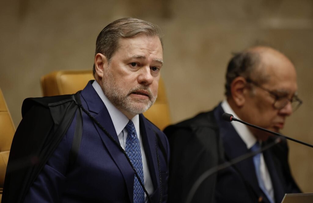 O que diz o relatório da OCDE sobre o Brasil e ações antissuborno? O relatório da OCDE afirma que o Brasil cumpriu apenas 4 de 35 ações antissuborno recomendadas em 2023. A maioria das sugestões foi implementada de forma parcial ou não foi aplicada. Quais são as preocupações da OCDE em relação ao Brasil? A OCDE está preocupada com decisões do STF que podem afetar a cooperação internacional em investigações de suborno, especialmente após a decisão de Dias Toffoli sobre provas da Odebrecht. Como a decisão de Dias Toffoli impacta a cooperação internacional? A decisão de Toffoli, que considerou provas da Odebrecht como imprestáveis, levanta preocupações sobre a capacidade do Brasil de cooperar em investigações internacionais de suborno. Quais outras decisões do STF preocupam a OCDE? A OCDE também está preocupada com a renegociação de acordos de leniência de empreiteiras da Lava Jato, validada por André Mendonça, e investigações sobre auditores da Receita Federal por Alexandre de Moraes. Por que a Transparência Internacional está envolvida? A Transparência Internacional subsidia trabalhos do grupo da OCDE, focando em corrupção transnacional, onde países ricos corrompem governos de países menos desenvolvidos. Qual é o foco da convenção da OCDE contra o suborno? A convenção da OCDE visa combater a corrupção transnacional, especialmente subornos cometidos por empresas de países ricos em nações menos desenvolvidas. Quantas ações antissuborno o Brasil não aplicou? O Brasil não aplicou 16 das 35 ações antissuborno recomendadas pela OCDE em 2023. Quantas ações foram aplicadas parcialmente pelo Brasil? O Brasil aplicou parcialmente 15 das 35 ações antissuborno sugeridas pela OCDE. Qual é a importância do cumprimento das ações antissuborno? Cumprir as ações antissuborno é crucial para fortalecer a integridade e a cooperação internacional, além de melhorar a imagem do Brasil no cenário global. Como a decisão do STF pode afetar futuras investigações? Decisões do STF que invalidam provas podem dificultar a cooperação internacional e comprometer futuras investigações de suborno transnacional. O que a OCDE espera do Brasil em termos de combate ao suborno? A OCDE espera que o Brasil implemente plenamente as recomendações antissuborno para garantir a eficácia das investigações e a cooperação internacional. Como a corrupção transnacional afeta países menos desenvolvidos? A corrupção transnacional prejudica o desenvolvimento econômico e social de países menos desenvolvidos, desviando recursos e minando a confiança nas instituições. Qual é o papel das empreiteiras na investigação da Lava Jato? Empreiteiras estiveram no centro dos escândalos da Lava Jato, sendo investigadas por subornos e corrupção em contratos públicos. Por que a renegociação de acordos de leniência é controversa? A renegociação de acordos de leniência pode ser vista como um enfraquecimento das punições e comprometer a credibilidade das investigações. Como a OCDE monitora o cumprimento das ações antissuborno? A OCDE monitora o cumprimento das ações por meio de relatórios e avaliações periódicas, incentivando a implementação das recomendações. O que pode acontecer se o Brasil não cumprir as recomendações da OCDE? O não cumprimento pode afetar a reputação internacional do Brasil e sua capacidade de atrair investimentos estrangeiros. Como a cooperação internacional é essencial no combate ao suborno? A cooperação internacional permite o compartilhamento de informações e recursos, fortalecendo as investigações e a aplicação da lei contra o suborno. Quais são as consequências de não aplicar as ações antissuborno? Não aplicar as ações pode levar a um aumento da corrupção, prejudicar a confiança nas instituições e afetar negativamente a economia. O que o Brasil pode fazer para melhorar seu cumprimento das ações? O Brasil pode reforçar suas políticas internas, garantir a independência das investigações e colaborar ativamente com a comunidade internacional. Como a sociedade civil pode contribuir para o combate ao suborno? A sociedade civil pode pressionar por transparência, monitorar o governo e apoiar iniciativas que promovam a integridade e a responsabilidade.