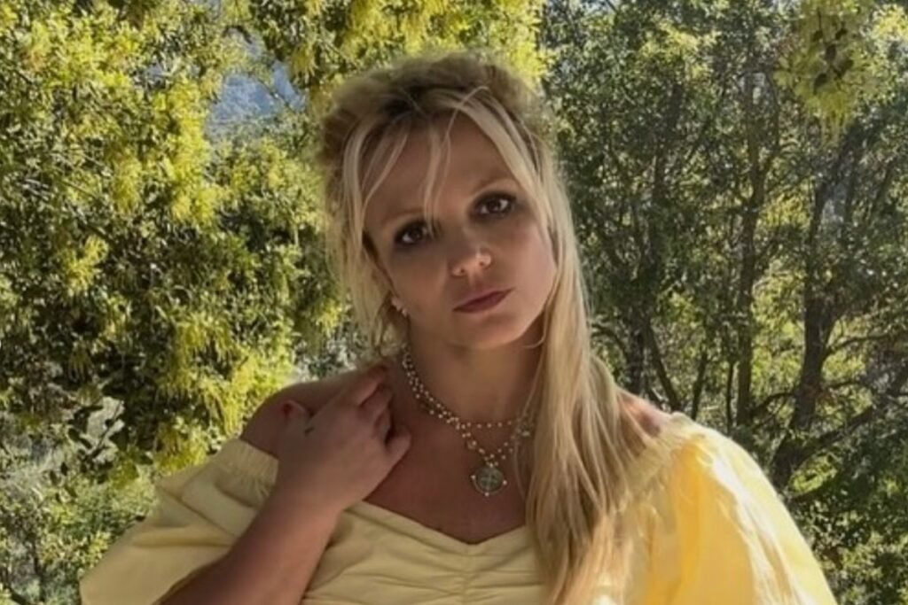 Ela sumiu do centro da cena no momento em que todos esperavam uma reação — e foi justamente esse silêncio que acendeu o alerta. Mas o que realmente aconteceu para que Britney Spears decidisse se internar voluntariamente após uma crise? A resposta começa longe dos flashes e mais perto de algo que quase sempre passa despercebido: quando uma figura tão observada deixa de aparecer, o vazio fala alto. E, nesse caso, o silêncio não parecia casual. Havia pressão, desgaste e uma sensação crescente de que algo precisava ser interrompido antes de piorar. Só que crise de quê, exatamente? Esse é o ponto que mais desperta curiosidade, porque o termo por si só já carrega peso, mas nem sempre explica o que está por trás. O que se sabe, de forma direta, é que a internação foi voluntária e aconteceu em meio a um momento delicado. Isso muda a leitura da história? Muda, porque uma decisão assim não aponta apenas para fragilidade, mas também para tentativa de controle em meio ao caos. E é justamente aí que muita gente se surpreende: às vezes, o gesto mais forte não é continuar exposta, e sim recuar. Então por que esse caso ganhou tanta atenção? Porque não se trata apenas de uma internação. Existe também a tentativa de reverter um processo, e esse detalhe altera completamente o peso da notícia. Se há uma movimentação para mudar algo formal, a crise deixa de ser vista como um episódio isolado e passa a parecer parte de um cenário maior. Mas qual processo é esse? A matéria aponta essa tentativa, sem transformar o assunto em espetáculo, e isso já basta para levantar outra pergunta inevitável: a internação tem relação direta com essa tentativa ou apenas acontece no mesmo período? Essa dúvida é o que mantém tudo em suspenso. Quando dois acontecimentos aparecem lado a lado, o público tenta ligar os pontos imediatamente. Só que nem sempre a conexão é simples. O que se pode afirmar, sem inventar nada além do que está ligado ao título, é que Britney Spears se internou voluntariamente após uma crise e tenta reverter um processo. Parece pouco? Na verdade, é exatamente esse recorte enxuto que torna a história ainda mais inquietante. Porque quando faltam excessos, sobram sinais. Mas há um detalhe que quase ninguém percebe: o fato de a internação ser voluntária muda o tom da narrativa pública. Em vez de uma decisão imposta, surge a imagem de alguém tentando agir antes que a situação escape ainda mais. Isso resolve tudo? Não. E talvez seja por isso que o interesse só aumenta. Quando uma pessoa conhecida por viver sob observação toma uma atitude reservada, a curiosidade cresce justamente porque o gesto parece dizer mais do que as palavras. E o que acontece depois? É aqui que a história muda de direção. A tentativa de reverter o processo coloca a crise em outro patamar, porque sugere que a internação não é apenas um ponto final temporário, mas parte de uma movimentação maior. Ainda assim, o cenário continua cercado por perguntas. Essa decisão foi estratégica, emocional, necessária — ou tudo isso ao mesmo tempo? Quanto mais se tenta resumir, mais o caso escapa de respostas fáceis. No meio de tudo, surge outra questão que reativa a atenção: por que esse tipo de notícia sempre provoca tanto impacto? Porque envolve uma figura pública, sim, mas também porque toca em algo universal — o instante em que alguém percebe que não consegue seguir no mesmo ritmo e precisa parar. Só que, no caso de Britney Spears, essa pausa não vem sozinha. Ela aparece acompanhada de uma tentativa de mudança, e isso transforma a internação em algo maior do que um simples afastamento. No fim, o ponto principal é esse: Britney Spears se internou voluntariamente após uma crise enquanto tenta reverter um processo, e essa combinação revela um momento de ruptura, decisão e incerteza ao mesmo tempo. Só que o mais intrigante talvez não seja o que já foi dito — e sim o que essa escolha ainda pode desencadear a partir daqui.