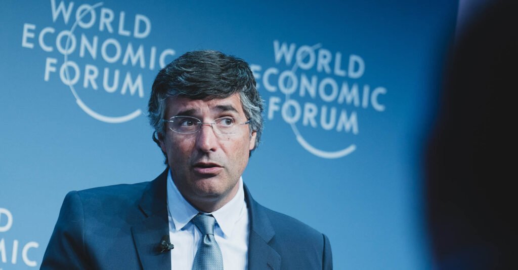 Uma assinatura feita em silêncio pode mudar o controle de um banco inteiro — mas, neste caso, ainda não significa que a compra está concluída. O **BTG Pactual** informou ao mercado, na quarta-feira, 8, que assinou documentos para assumir o controle do **Banco Digimais**. A notícia chama atenção de imediato, mas deixa uma pergunta no ar: se os papéis já foram assinados, por que o negócio ainda não está fechado? A resposta está nas condições que cercam a operação. Embora os documentos sejam **vinculantes**, a conclusão da venda ainda depende de etapas formais e de uma disputa que pode atrair outros interessados. Isso significa que o BTG deu um passo relevante, mas ainda não pode se declarar dono definitivo da instituição. E qual é exatamente o banco que está no centro dessa negociação? Trata-se do **Banco Digimais**, instituição que pertence ao bispo **Edir Macedo**, líder da **Igreja Universal** e dono do **Grupo Record**. O banco atua com foco na **liberação de crédito**, principalmente no **financiamento de veículos** no mercado nacional. Esse perfil ajuda a explicar por que a operação desperta interesse. Mas, se o ativo já está mapeado e o comprador já apareceu, o que ainda pode mudar? Pode mudar justamente a definição de quem levará o banco no fim do processo. O acordo assinado prevê um **processo competitivo**, no qual outras empresas poderão apresentar propostas para disputar o Digimais com o BTG. Em outras palavras, o banco comprador saiu na frente, estabeleceu uma referência, mas ainda terá de vencer eventuais concorrentes. E o preço da operação, já foi revelado? Não. O **BTG Pactual** não informou o valor total do negócio. O que disse foi que os documentos assinados estabelecem um **preço de referência para o mercado**. Essa informação delimita a negociação, mas não expõe publicamente o montante final. Se o valor não foi aberto e a disputa continua possível, o que falta para a venda avançar de fato? Faltam aprovações regulatórias e o desfecho do processo competitivo. O fechamento do contrato exige o aval do **Banco Central** e do **Conselho Administrativo de Defesa Econômica**, o **Cade**. Sem essas autorizações, a operação não pode ser concluída. Além disso, o BTG só será declarado dono oficial se superar eventuais propostas concorrentes. Mas por que esse acordo também menciona regras mais recentes do sistema financeiro? Porque a operação respeita as novas normas do **Fundo Garantidor de Créditos**, o **FGC**. Essas diretrizes foram alteradas no ano passado, quando o **Banco Master** enfrentou uma crise. O processo de venda do Digimais deve considerar essas regras, inclusive no que se refere ao apoio financeiro ao banco de Edir Macedo. E essa tentativa de venda começou agora? Não. A negociação ocorre depois de uma tentativa frustrada no ano passado. Na ocasião, um antigo sócio do **Banco Master** chegou a anunciar a compra da instituição, mas a transação não avançou. Com a saída desse interessado, o BTG assumiu a posição para buscar a aquisição da totalidade das ações. Isso ajuda a entender por que o anúncio atual é relevante: ele retoma uma venda que antes não se concretizou. Mas, afinal, o que já está confirmado neste momento? Está confirmado que o **BTG Pactual** assinou documentos vinculantes para comprar o controle do **Banco Digimais**, de **Edir Macedo**. Também está confirmado que o valor total da operação não foi divulgado, que haverá um **processo competitivo** com possibilidade de ofertas concorrentes e que o fechamento depende do aval do **Banco Central** e do **Cade**. O Digimais, por sua vez, mantém foco em **crédito** e especialmente em **financiamento de veículos**. No fim, o quadro completo é este: o BTG saiu na frente na disputa pelo banco de Edir Macedo, mas só poderá concluir a compra se vencer a concorrência e obtiver todas as aprovações necessárias.