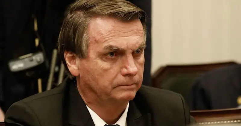 Uma manifestação da **Câmara dos Deputados** colocou no centro do debate o uso de **emendas parlamentares** para financiar um filme sobre **Jair Bolsonaro**. O que exatamente foi dito? A posição apresentada nesta quarta-feira (8) foi favorável ao uso desses recursos no caso analisado, com a afirmação de que não foram identificadas irregularidades nas emendas examinadas. Mas por que esse posicionamento ganhou relevância agora? Porque a discussão chegou ao **STF** após uma denúncia apresentada pela deputada federal **Tabata Amaral** (**PSB-SP**). O que ela questionou? Segundo a denúncia, haveria um grupo de empresas que, embora tenha nomes diferentes, funcionaria como uma única organização, compartilhando o mesmo endereço, a mesma infraestrutura e a mesma dona. E o que aconteceu depois dessa denúncia? Diante das alegações, o ministro **Flávio Dino**, do **Supremo Tribunal Federal**, deu prazo de cinco dias para que a Câmara e deputados do **PL** se manifestassem. Por que esse prazo importa? Porque foi a partir dele que a advocacia da Câmara formalizou sua resposta sobre a legalidade das emendas apontadas. O que a Câmara analisou, de fato? Na justificativa apresentada, a Casa informou que examinou **duas emendas** denunciadas por Tabata Amaral. De quem eram essas emendas? Ambas são de autoria do deputado federal **Mário Frias** (**PL-SP**). E qual foi a conclusão sobre essas transferências? Segundo o documento, as emendas “**observaram integralmente a legislação de regência e os parâmetros constitucionais aplicáveis**”. O que isso significa na prática? Significa que, na avaliação da advocacia da Câmara, não houve irregularidade nas emendas analisadas dentro dos critérios legais e constitucionais considerados. Havia algum ponto específico sobre o tipo de repasse? Sim. A Câmara indicou que as transferências tinham **finalidade definida**. Por que esse detalhe foi destacado? Porque, segundo a manifestação, os repasses não se enquadram nas chamadas **“emendas pix”**. Mas por que essa distinção aparece na resposta? Porque ela delimita a natureza das emendas sob análise. Em vez de repasses sem essa caracterização, a Câmara sustentou que os recursos examinados estavam vinculados a uma destinação específica, o que foi usado como parte da justificativa para afastar a alegação de irregularidade. E onde está o foco da controvérsia levantada por Tabata Amaral? Na estrutura das empresas citadas na denúncia. O que ela afirmou exatamente? Que existe um grupo empresarial que, apesar de operar com nomes diferentes, atuaria como uma única organização, compartilhando **endereço**, **infraestrutura** e **propriedade**. A resposta da Câmara enfrentou esse ponto? A manifestação se concentrou nas emendas analisadas e na regularidade formal dos repasses. O que foi registrado no documento? Que as duas emendas de Mário Frias estavam de acordo com a legislação e com os parâmetros constitucionais aplicáveis, além de possuírem finalidade definida. Então qual foi, afinal, a posição oficial apresentada? A advocacia da **Câmara dos Deputados** se posicionou de forma favorável ao uso de **emendas parlamentares** no financiamento de um filme sobre **Bolsonaro**, afirmando que, nas duas emendas analisadas — ambas de **Mário Frias** —, não identificou irregularidades, por entender que os repasses observaram integralmente a legislação, atenderam aos parâmetros constitucionais e não se referem a **“emendas pix”**.