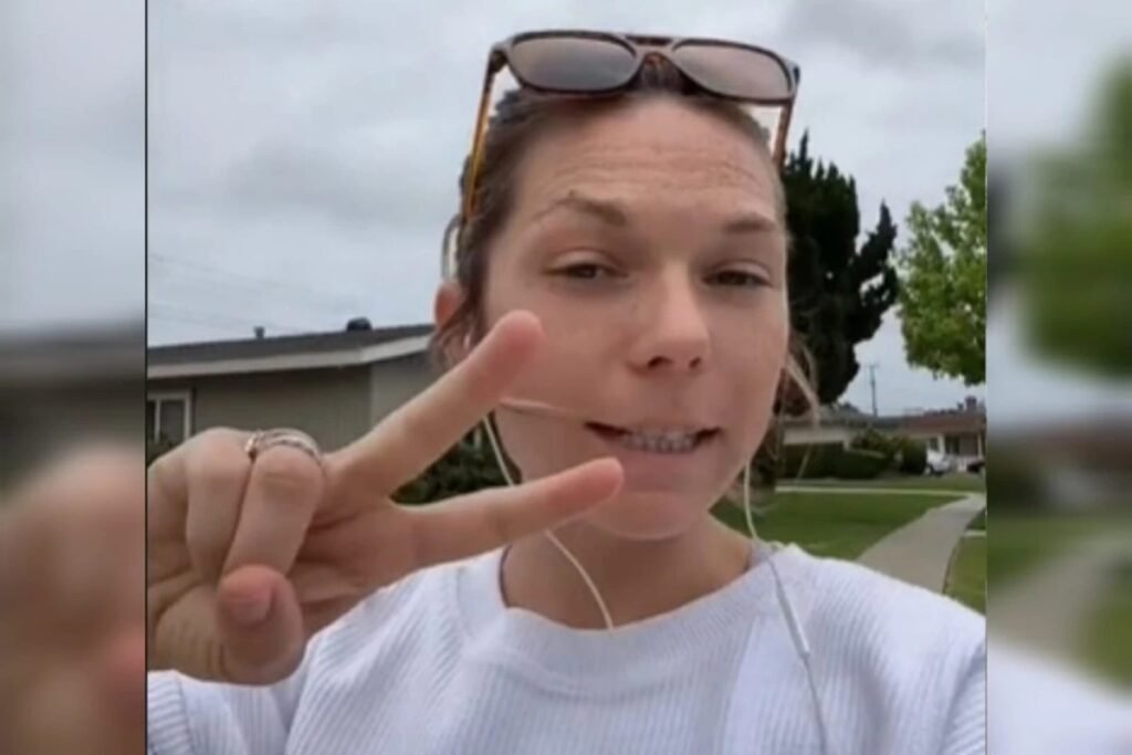 **Câncer Colorretal: Mãe de 31 Anos Alerta para Sintomas** O **câncer colorretal** é uma condição que afeta o final do intestino grosso, conhecido como cólon, e/ou o reto. É uma doença tratável e, na maioria dos casos, curável quando detectada precocemente. No entanto, os sintomas podem ser facilmente confundidos com outras condições menos graves, como prisão de ventre ou estresse, como foi o caso de Bri Mahon, uma mãe de 31 anos da Califórnia. **Quais foram os sintomas iniciais de Bri Mahon?** Segundo a publicação, Bri Mahon começou a sentir-se muito inchada, irritada e cansada, além de enfrentar dificuldades para evacuar. Inicialmente, ela atribuiu esses sintomas ao estresse e à prisão de ventre, especialmente após o nascimento prematuro de suas filhas gêmeas. No entanto, a presença de sangue nas fezes e a mudança na cor das fezes de vermelho para vermelho escuro aumentaram sua preocupação. **Por que Bri Mahon demorou para procurar ajuda médica?** Bri pensou que os sintomas fossem decorrentes de hemorroidas associadas à gravidez e à prisão de ventre. A sensação de necessidade frequente de ir ao banheiro e as crises de ansiedade, que ela associou à irritabilidade do organismo, também contribuíram para a demora em buscar ajuda médica. Foi somente após a persistência dos sintomas e a recomendação médica de uma colonoscopia que o diagnóstico de **câncer colorretal em estágio 3** foi confirmado. **Qual é o tratamento para o câncer colorretal?** O tratamento do câncer colorretal pode incluir quimioterapia, radioterapia e cirurgia. No caso de Bri, ela começou a tomar pílulas de quimioterapia em 2 de junho e também passará por radioterapia. A expectativa é que ela ainda precise de uma cirurgia para remover a parte restante do tumor, já que o tratamento medicamentoso pode não ser suficiente devido ao tamanho do tumor. **Quais são os principais sintomas do câncer colorretal?** Os principais sintomas incluem uma mudança no hábito intestinal, que pode se manifestar como diarreia ou prisão de ventre, desconforto abdominal com gases ou cólicas, sangramento nas fezes, sangramento anal e a sensação de que o intestino não se esvaziou completamente após a evacuação. **Como prevenir o câncer colorretal?** Para prevenir o câncer colorretal, os médicos recomendam uma dieta rica em fibras, composta por alimentos como frutas, verduras, legumes, cereais integrais, grãos e sementes. Além disso, a prática regular de atividade física é altamente recomendada. A história de Bri Mahon serve como um alerta para a importância de prestar atenção aos sinais do corpo e procurar ajuda médica quando os sintomas persistem. A detecção precoce é crucial para o tratamento eficaz do câncer colorretal.