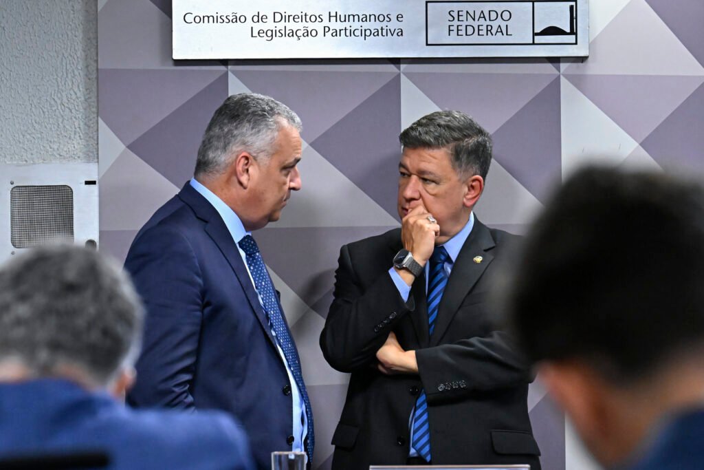 Por que a cúpula da CPMI do INSS quer entregar o relatório ao STF? A cúpula da CPMI do INSS busca entregar o relatório ao STF para garantir que as investigações continuem, mesmo após a rejeição do parecer na comissão. Qual foi o resultado da votação do relatório na CPMI? O relatório foi rejeitado por 19 votos a 12 na comissão, o que levou à busca de novas estratégias para avançar com as investigações. Quem é o relator do relatório da CPMI do INSS? O deputado Alfredo Gaspar (PL-AL) é o responsável pelo relatório que a cúpula da CPMI deseja entregar ao STF. Qual é o papel do senador Carlos Viana na CPMI? Carlos Viana, presidente da comissão, está articulando a entrega do relatório ao ministro André Mendonça, do STF. Por que a rejeição do relatório não encerra o caso? A rejeição não encerra o caso porque a investigação pode continuar em outras esferas, como o Judiciário e órgãos de controle. Quais foram as dificuldades enfrentadas pela CPMI durante a investigação? A CPMI enfrentou dificuldades como blindagem de requerimentos e tentativas de interferência no conteúdo do relatório final. Como o Supremo Tribunal Federal influenciou a CPMI? Decisões do STF, como a suspensão de requerimentos de quebras de sigilo, afetaram o andamento das investigações. Qual é a opinião de Carlos Viana sobre a interferência do STF? Viana acredita que há uma interferência política do STF no trabalho do Parlamento, o que precisa ser discutido. O que Carlos Viana sugere para o equilíbrio entre os Poderes? Ele sugere que o Parlamento rediscuta o equilíbrio entre os Poderes e retome suas prerrogativas para evitar concentração de poder no Judiciário. Qual é a visão nos bastidores sobre a mudança de arena da investigação? Nos bastidores, a mudança de arena é vista como uma oportunidade para que o caso seja tratado por órgãos de controle e investigação. Quem é o ministro do STF que receberá o relatório? O ministro André Mendonça é o destinatário do relatório que a cúpula da CPMI pretende entregar. Qual é a importância de entregar o relatório ao STF? Entregar o relatório ao STF é crucial para garantir que as investigações continuem e que os responsáveis não fiquem impunes. Como a CPMI pretende colaborar com a Justiça? A CPMI pretende colaborar com a Justiça, o Ministério Público e a Polícia Federal para assegurar que os culpados sejam responsabilizados. Por que a entrega do relatório é vista como uma mudança de arena? A entrega ao STF representa uma mudança do Legislativo para o Judiciário, onde o caso pode ter um novo desdobramento. Quais são as expectativas para o futuro das investigações? As expectativas são de que as investigações avancem em outras esferas, garantindo que os responsáveis sejam punidos. Como a CPMI avalia seu papel na investigação? A CPMI acredita ter cumprido seu papel ao realizar uma investigação isenta e equilibrada, oferecendo respostas ao Brasil. O que Carlos Viana destaca sobre a investigação? Viana destaca que a investigação foi isenta e enfrentou muitas dificuldades, mas ofereceu respostas efetivas ao país. Quais foram as tentativas de interferência no relatório final? Houve tentativas de interferência direta, com parlamentares pedindo para que determinados nomes não aparecessem no relatório. Como a CPMI lidou com as tentativas de interferência? A CPMI lidou com transparência, deixando claro as tentativas de interferência e mantendo a integridade do relatório. O que a CPMI espera alcançar com a entrega do relatório ao STF? A CPMI espera que a entrega ao STF leve à continuidade das investigações e à punição dos responsáveis pelos crimes investigados.