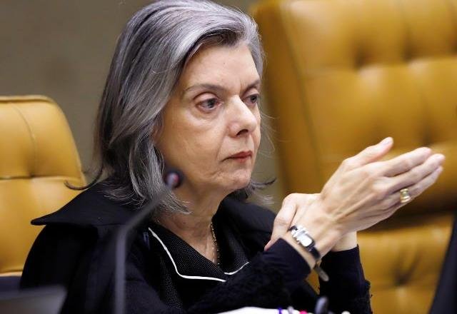 Quando uma ministra do topo do Judiciário admite publicamente que a confiança está em crise, a pergunta deixa de ser “será que é sério?” e passa a ser “quão fundo isso já chegou?”. E por que essa frase pesa tanto? Porque não veio de um crítico externo, nem de um adversário político, nem de alguém tentando provocar desgaste. Veio de dentro. E isso muda tudo. Se o próprio sistema reconhece que há um problema grave de credibilidade, o que exatamente está sendo admitido ali? A resposta, ao menos no que foi dito, é direta: a crise de confiabilidade no Judiciário é grave e precisa ser reconhecida. Mas reconhecer é apenas o começo, e é justamente aí que surge a dúvida mais incômoda: por que esse reconhecimento acontece agora? Há um ponto que muita gente não percebe de imediato. Declarações assim raramente aparecem isoladas. Elas costumam surgir quando a pressão já não cabe mais nos bastidores. E, nesse caso, o cenário já vinha sendo tensionado. Então a fala não chama atenção só pelo conteúdo, mas pelo momento em que foi feita. E o que havia nesse momento para tornar tudo ainda mais sensível? Antes de chegar a isso, vale entender quem falou e em que contexto. Foi a ministra Cármen Lúcia, do Supremo Tribunal Federal, durante uma palestra para alunos de direito da Fundação Getulio Vargas, no Rio de Janeiro, na manhã de sexta-feira, dia 17. Mas por que uma fala em ambiente acadêmico ganhou tanto peso político e institucional? Porque ela não ficou sozinha. E é aqui que muita gente se surpreende. Mais cedo, no mesmo dia, o presidente do STF, Edson Fachin, também reconheceu que a Corte vive uma crise institucional e afirmou que é preciso enfrentá-la. Quando duas vozes centrais do Supremo apontam, em sequência, para uma crise, a questão deixa de ser episódica. Então o que estava alimentando esse ambiente? A resposta passa por uma semana já carregada de tensão. A tentativa do senador Alessandro Vieira, do MDB de Sergipe, de indiciar os ministros Gilmar Mendes, Alexandre de Moraes e Dias Toffoli no relatório final da CPI do Crime Organizado ampliou a crise interna na Corte. Mas isso, por si só, explica tudo? Ainda não. Existe mais um elemento que ajuda a entender por que o clima já estava abalado. O Supremo também vinha sendo atingido pelas investigações envolvendo o Banco Master. E quando diferentes frentes de desgaste se acumulam, o efeito não é apenas jurídico ou político. Ele atinge algo mais difícil de recuperar: a percepção pública de legitimidade. Mas o que significa, na prática, falar em crise de confiabilidade? Significa admitir que não basta decidir, julgar ou se posicionar. É preciso que a sociedade acredite na integridade dessas decisões e na solidez da instituição. Sem isso, cada novo episódio passa a ser lido com desconfiança. E o que acontece depois altera completamente o tamanho do problema: a crise deixa de estar só nos fatos e passa a viver também na interpretação de tudo o que vem a seguir. Então a fala de Cármen Lúcia foi apenas um diagnóstico? Pelo que foi informado, foi um reconhecimento claro da gravidade da situação e da necessidade de encará-la. E esse detalhe é decisivo. Porque instituições costumam resistir ao reconhecimento público de fragilidades. Quando esse reconhecimento acontece, ele sinaliza que ignorar o problema já não parece possível. Mas se o problema foi reconhecido, isso significa que há solução à vista? Essa é justamente a pergunta que permanece aberta. O que se sabe, até aqui, é que a crise foi nomeada por uma ministra do STF, reforçada pelo presidente da Corte e ampliada por acontecimentos recentes que pressionaram o tribunal por dentro e por fora. E talvez o ponto mais forte esteja exatamente aí: não se trata apenas de uma crise política, nem apenas de uma crise institucional. O centro da questão é a confiança. E quando a confiança entra em colapso no Judiciário, o impacto não fica restrito aos tribunais. Ele se espalha para a forma como o país enxerga justiça, autoridade e limite. O reconhecimento veio. Mas o que será feito depois é a parte que ainda pode mudar tudo.