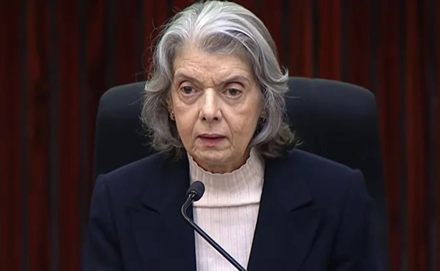 Quando uma ministra da mais alta Corte do país admite que a própria família pede para ela sair, a pergunta deixa de ser pessoal e vira institucional. Por que alguém que chegou ao topo da Justiça ouviria isso dentro de casa? A resposta começa em um ponto sensível: o ambiente em torno do tribunal, segundo ela, se tornou pesado demais para ser ignorado. Não se trata apenas de pressão pública, mas de um desgaste que mistura imagem, convivência interna, ataques e excesso de trabalho. Mas o que torna esse relato tão forte agora? Porque ele não veio isolado. Ao falar publicamente, ela ligou esse pedido da família a algo maior: uma crise de reputação que atinge o Supremo e que, na visão dela, precisa ser enfrentada com mais transparência. E é justamente aí que muita gente se surpreende: o problema, para ela, não é só o que se diz de fora, mas também a forma como a instituição é percebida e vivida por dentro. Transparência para quê, exatamente? Para melhorar a imagem pública e também a convivência interna. Essa combinação chama atenção porque sugere que a crise não é apenas de comunicação. Se é preciso tornar mais claro o funcionamento da Corte, então a preocupação vai além da aparência. Ela toca na confiança da população e no modo como os próprios ministros atravessam esse momento. E o que estaria alimentando esse desgaste? A ministra relatou ataques machistas. Esse ponto muda o peso da declaração, porque mostra que a pressão não é abstrata. Há um componente pessoal e direto, que atinge sua condição de mulher em um espaço de poder. Mas há um detalhe que quase ninguém percebe de imediato: ao mencionar isso, ela não ficou apenas na denúncia individual. O relato se conecta à discussão sobre o tipo de ambiente que está sendo produzido em torno do STF. Isso significa que ela apontou irregularidades dentro da Corte? Não exatamente. Ao contrário, ela afirmou que não pratica irregularidades. Sem entrar diretamente em polêmicas envolvendo outros ministros, preferiu marcar sua posição de forma clara. E essa escolha abre outra pergunta: por que enfatizar isso agora? Porque, em um cenário de desconfiança, até o silêncio pode ser interpretado. Ao se posicionar, ela tenta separar sua conduta pessoal da crise mais ampla que atinge a instituição. Mas a tensão se resume à imagem pública? Não. Ela também falou em sobrecarga. E aqui a discussão ganha outra dimensão. Segundo a ministra, os integrantes do Supremo lidam com milhares de processos, uma carga que pode levar ao adoecimento. O que acontece depois dessa constatação muda tudo, porque o debate deixa de ser apenas político e passa a ser humano: quanto um tribunal suporta antes que a pressão comprometa quem o compõe? Se há excesso de trabalho, por que isso importa para quem está fora do STF? Porque a qualidade da Justiça depende das condições em que ela é produzida. Quando uma ministra fala em tensão e adoecimento, ela não está descrevendo apenas uma rotina difícil. Está alertando para um modelo sob estresse. E é aqui que a maioria se surpreende: a preocupação dela não fica restrita ao presente, mas alcança o futuro da própria Corte. Como assim, futuro? Ela demonstrou receio sobre o impacto desse ambiente na atração de futuros integrantes do Supremo. A dúvida que surge é inevitável: se o posto mais alto da magistratura passa a ser visto como um lugar de desgaste extremo, quem vai querer ocupá-lo? Essa pergunta não é retórica. Ela toca no prestígio da instituição e na capacidade de renovar seus quadros com nomes dispostos a enfrentar esse cenário. Então ela desacredita o tribunal? Não. Apesar das críticas e do reconhecimento de falhas, a ministra reforçou a importância do STF para a democracia. Esse ponto é decisivo, porque impede uma leitura simplista. Ela não fala de destruição, mas de recuperação. Não propõe abandono da instituição, e sim reconstrução da confiança. Só que essa defesa vem acompanhada de um alerta duro: sem mudança, a distância entre o tribunal e a população pode aumentar. E afinal, o que sua família pede quando diz para ela deixar o STF? Pede que ela saia de um ambiente marcado por ataques machistas, tensão, desgaste de imagem e sobrecarga. Mas o centro da fala não está apenas no drama pessoal. O ponto principal, revelado no fim de tudo, é que Cármen Lúcia transformou esse apelo íntimo em um aviso público: o Supremo precisa de mais transparência, precisa enfrentar sua crise de imagem e precisa cuidar das condições em que seus ministros trabalham. Porque, quando até quem está lá dentro ouve de casa que talvez seja melhor sair, a questão já não é só de uma ministra — é do tamanho da confiança que ainda resta na Corte.