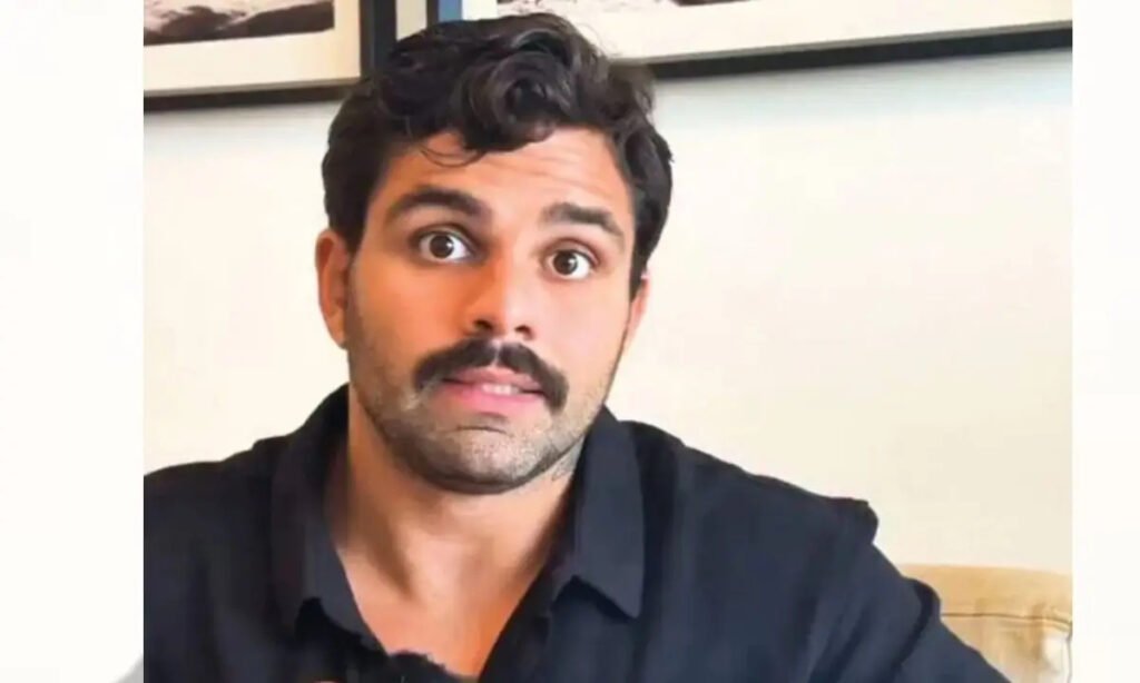 Uma denúncia colocou um nome gigantesco das redes no centro de um pedido que pode ir muito além da internet — e o motivo levanta perguntas que não param de surgir. O que aconteceu, afinal? Houve o protocolo de **pedidos de investigação** contra o influenciador responsável pelo perfil **“Café com Teu Pai”**, uma conta que acumulou enorme alcance nas plataformas digitais. Mas por que isso ganhou um peso tão grande? Porque as solicitações não foram enviadas a qualquer órgão: elas chegaram ao **Ministério Público Federal** e à **Corregedoria da Polícia Rodoviária Federal**. E quem decidiu levar o caso adiante? As solicitações partiram da deputada estadual de São Paulo **Ediane Maria (PSOL)**. Mas o que exatamente ela questiona? Segundo a parlamentar, o influenciador **Breno Vieira Faria** estaria associado a conteúdos ligados ao movimento **redpill**, descrito no pedido como um ambiente de promoção de **ódio contra mulheres**. Mas por que esse ponto chama tanta atenção? Porque a crítica não se limita a opiniões polêmicas publicadas nas redes. A deputada afirma que os perfis do influenciador, que diz **“ensinar mulheres a entenderem os homens”**, divulgam conteúdos que **desqualificam mulheres**. Entre os exemplos citados, aparecem vídeos com falas que reforçariam **discursos discriminatórios de gênero**, incluindo a ideia de que mulheres com múltiplos parceiros seriam tratadas de forma pejorativa, enquanto homens na mesma situação seriam valorizados. Isso por si só já seria suficiente para gerar repercussão? Sim, mas há um detalhe que quase ninguém percebe de imediato: a discussão não envolve apenas o conteúdo publicado. Ela também alcança a atividade profissional do influenciador fora das redes. E é justamente aqui que a maioria se surpreende. Breno Vieira Faria é, segundo a denúncia, **servidor ativo da PRF**. Por que isso muda o caso? Porque, de acordo com o que foi apontado pela deputada, haveria possível descumprimento de regras internas da corporação. A **PRF exige dedicação integral e exclusiva** de seus agentes e proíbe o uso das redes sociais para **monetização**, **comércio de produtos** ou **disseminação de discursos discriminatórios**. Se essas normas forem consideradas violadas, a apuração pode deixar de ser apenas política ou moral e entrar no campo **administrativo**. Mas o que, exatamente, teria motivado esse questionamento sobre atividade paralela? A parlamentar também contesta o fato de o influenciador **comercializar cursos e produtos digitais** que prometem ensinar mulheres a serem **“assumidas”** em relacionamentos com homens, mesmo sem, segundo ela, apresentar **formação técnica** ou **habilitação profissional compatível**. O que acontece depois muda tudo, porque a discussão passa a envolver não só discurso, mas também **negócio**, **função pública** e possível conflito com regras da instituição. E há mais? Sim. O nome de Breno Vieira Faria aparece ligado ao quadro societário de pelo menos **duas empresas de marketing digital**: a **Gonçalves & Souza & Faria Marketing Digital Ltda**, de nome fantasia **B2 Company**, e a **Vieira & Lenert Marketing Digital Ltda**, de nome fantasia **Café com Teu Pai**. Por que isso importa? Porque reforça o argumento de que a atuação digital não seria apenas eventual, mas conectada a uma estrutura empresarial. Então o pedido mira apenas investigação de conteúdo? Não. Ele pede apuração sobre a conduta do influenciador nas redes, sobre a possível violação das normas da **PRF** e sobre a compatibilidade entre sua condição de **policial rodoviário federal ativo** e sua atuação comercial nas plataformas. E tem um ponto ainda mais sensível: Ediane Maria solicita que a análise considere até mesmo a **exoneração do servidor**, caso sejam comprovadas **ilegalidades administrativas**. Mas isso encerra a história? Ainda não. O centro de tudo está justamente na pergunta que permanece aberta: até onde vai a fronteira entre influência digital, discurso público e responsabilidade funcional de um agente do Estado? O nome por trás de **“Café com Teu Pai”** já foi revelado, os pedidos já foram protocolados, e o caso agora deixa de ser apenas uma controvérsia de internet para entrar no terreno das instituições — um terreno em que a próxima resposta pode ser ainda mais decisiva do que a denúncia inicial.