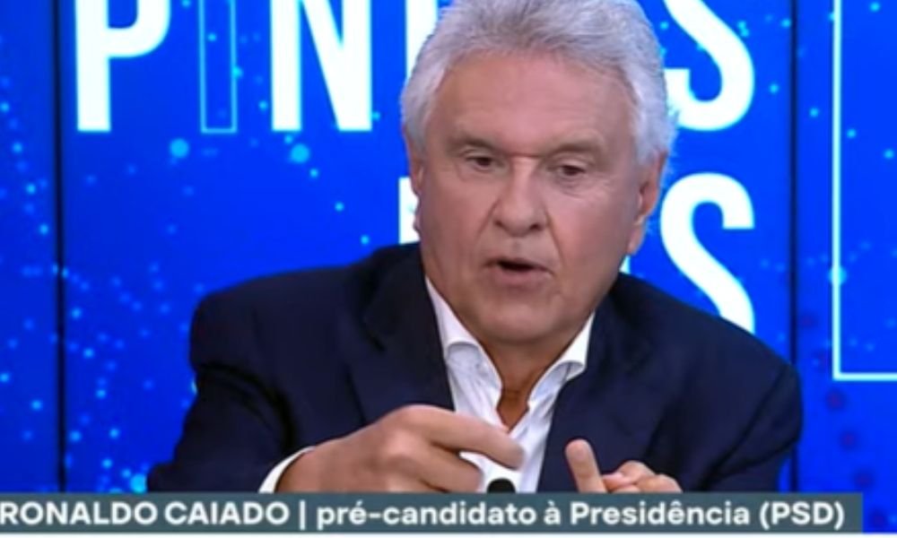 Quem é Ronaldo Caiado e qual sua proposta para o Brasil? Ronaldo Caiado é ex-governador de Goiás e pré-candidato à Presidência pelo PSD. Ele promete devolver o Brasil para os "brasileiros de bem" e exercer o presidencialismo em sua essência, com foco em combater o crime e proteger a população. Como Caiado pretende combater o crime no Brasil? Caiado afirma que jogará pesado contra bandidos, sem concessões. Ele quer resolver e proteger a população, criticando o atual governo por se ajoelhar para o crime. Sua regra é clara: comando firme e sem tolerância com criminosos. O que significa exercer o presidencialismo em sua essência? Para Caiado, exercer o presidencialismo em sua essência é ter autoridade moral para inibir excessos do Congresso e do Supremo. Ele acredita que um presidente sem autoridade moral não pode ocupar a cadeira, essencial para recuperar o presidencialismo. Por que Caiado critica o atual governo? Caiado critica o atual governo por, segundo ele, se ajoelhar para o crime. Ele acredita que falta autoridade moral e firmeza no combate à criminalidade, o que compromete a segurança e a confiança da população. Qual a importância da autoridade moral para Caiado? Caiado vê a autoridade moral como crucial para um presidente. Sem ela, não é possível ocupar a cadeira presidencial e enfrentar os desafios do país. Ele acredita que essa autoridade é essencial para exercer o presidencialismo de forma eficaz. Como Caiado planeja proteger a população? Caiado planeja proteger a população com uma postura firme contra o crime. Ele promete não fazer concessões e atuar com comando forte, garantindo segurança e confiança para os cidadãos, devolvendo o país para os "brasileiros de bem". O que Caiado espera alcançar com sua candidatura? Caiado espera devolver o Brasil para os "brasileiros de bem", exercendo um governo com autoridade moral e firmeza no combate ao crime. Ele quer recuperar o presidencialismo e garantir segurança e proteção para a população. Como Caiado foi oficializado como pré-candidato? Caiado foi oficializado como pré-candidato do PSD na segunda-feira, dia 30. Sua candidatura é marcada por promessas de firmeza no combate ao crime e recuperação do presidencialismo, com foco em autoridade moral e proteção à população. Quais são as críticas de Caiado ao Congresso e ao Supremo? Caiado critica os excessos do Congresso e do Supremo, que, segundo ele, ocorrem pela ausência de um presidente com autoridade moral. Ele acredita que um presidente forte pode inibir esses excessos e garantir um governo mais eficaz. Como Caiado pretende recuperar o presidencialismo no Brasil? Caiado pretende recuperar o presidencialismo exercendo autoridade moral e comando firme. Ele acredita que um presidente forte pode inibir excessos do Congresso e do Supremo, garantindo um governo mais eficiente e seguro para a população. O que significa "devolver o Brasil para os brasileiros de bem"? Para Caiado, "devolver o Brasil para os brasileiros de bem" significa garantir segurança, proteção e confiança para a população. Ele quer combater o crime com firmeza e exercer um governo com autoridade moral, focado no bem-estar dos cidadãos.