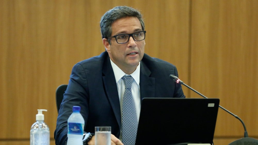 Por que Roberto Campos Neto faltou novamente ao depoimento na CPI do Crime Organizado? Campos Neto faltou pela segunda vez ao depoimento na CPI, pois o interrogatório não foi votado como convocação obrigatória, permitindo sua ausência. Quais são as consequências da ausência de Campos Neto na CPI? A CPI aprovou um requerimento de convocação obrigatória, forçando Campos Neto a comparecer para prestar esclarecimentos. Qual é o foco principal do depoimento de Campos Neto na CPI? O depoimento visa esclarecer possíveis falhas na fiscalização bancária que podem ter facilitado a expansão de organizações criminosas. Qual é a relação de Campos Neto com o escândalo do Banco Master? Durante sua gestão no Banco Central, surgiram suspeitas de irregularidades no Banco Master, impulsionado por Daniel Vorcaro. Por que Campos Neto conseguiu evitar o primeiro depoimento? Ele obteve um habeas corpus do ministro André Mendonça, do STF, desobrigando-o de comparecer à convocação inicial. O que Campos Neto propôs em resposta à CPI? Ele se dispôs a responder por escrito a qualquer solicitação da CPI, alegando impossibilidade de comparecimento. Qual foi a reação do senador Alessandro Vieira sobre a ausência de Campos Neto? Vieira destacou a importância de coletar informações dos presidentes do Banco Central e pediu a votação do requerimento de convocação. Qual é a importância do depoimento de Campos Neto para a CPI? O depoimento é crucial para esclarecer irregularidades e aprimorar a legislação bancária no país. Quais outras convocações a CPI do Crime Organizado aprovou? A CPI também convocou os ex-governadores Cláudio Castro e Ibaneis Rocha, além de aprovar a quebra de sigilos de Fabiano Zettel. Qual é o papel de Fabiano Zettel no caso do Banco Master? Zettel era o braço direito e operador financeiro de Daniel Vorcaro, envolvido nas negociações do Banco Master. Quais são as suspeitas sobre Paulo Sérgio Neves e Belline Santana? Eles são acusados de receber propina de Vorcaro para fornecer informações privilegiadas sobre o Banco Central. Como o Banco Master se tornou foco das investigações? A compra do antigo Banco Máxima por Vorcaro, transformando-o no Master, levantou suspeitas de irregularidades. Qual é a ligação dos irmãos do ministro Dias Toffoli com o caso? Eles foram sócios de um resort que negociou cotas acionárias com um fundo ligado ao cunhado de Vorcaro. Por que a CPI busca informações sobre Souza e Belline? Para entender atos conduzidos por eles que possam ter facilitado irregularidades no Banco Master. Como a CPI pretende usar as informações coletadas? As informações técnicas e estratégicas visam esclarecer irregularidades e aprimorar a legislação bancária. Qual é a expectativa para o depoimento de Campos Neto na CPI? Espera-se que ele forneça esclarecimentos detalhados sobre as falhas na fiscalização bancária durante sua gestão. Quais são os próximos passos da CPI após a convocação de Campos Neto? A CPI continuará a investigar o caso do Banco Master e buscará depoimentos de outras figuras-chave envolvidas. Como a CPI do Crime Organizado está lidando com as ausências nas convocações? A CPI está aprovando requerimentos de convocação obrigatória para garantir a presença dos envolvidos. Qual é a importância de esclarecer o caso do Banco Master para o sistema bancário? Esclarecer o caso é vital para fortalecer a fiscalização e prevenir futuras irregularidades no sistema bancário. O que a CPI espera alcançar com as investigações em andamento? A CPI busca identificar falhas e responsabilizar os envolvidos, além de propor melhorias na legislação bancária.