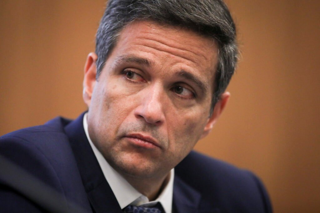 Ele foi chamado para explicar um dos casos mais explosivos do sistema financeiro, mas decidiu não aparecer. Por que a ausência de **Roberto Campos Neto** chama tanta atenção? Porque o ex-presidente do **Banco Central** foi convocado pelos senadores para falar na **CPI do Crime Organizado** sobre o caso do **Banco Master** e, ainda assim, comunicou que não participará da audiência pública marcada para esta quarta-feira, **8 de abril de 2026**. Foi a segunda vez que ele não compareceu. Mas essa ausência já não tinha acontecido antes? Sim. Em março, Campos Neto também havia sido convocado. Naquela ocasião, porém, acabou desobrigado de comparecer após decisão do ministro **André Mendonça**. Agora, a nova falta recoloca no centro da discussão a atuação da autoridade monetária durante o período em que o Master expandiu fortemente suas operações. E por que os congressistas queriam ouvi-lo? Porque Campos Neto falaria como **testemunha** para explicar a atuação do **Banco Central** no caso. O interesse do Senado está ligado ao avanço das investigações sobre o banco, descrito como o maior escândalo bancário da história, com possibilidade de desdobramentos por meio de um acordo de **delação premiada** com reflexos nos **Três Poderes**. Quem mais está no foco desse caso? O fundador do banco, **Daniel Vorcaro**, preso pela segunda vez desde **4 de março**, é investigado por **corrupção**, **lavagem de dinheiro** e **invasão de dispositivos informáticos**. Em **19 de março de 2026**, ele firmou um acordo de confidencialidade com a **Polícia Federal** e com a **PGR**, abrindo caminho para uma possível delação premiada. O documento, segundo as informações disponíveis, expõe riscos para várias autoridades públicas de Brasília. Se Campos Neto não vai, quem deve falar? O atual presidente do **Banco Central**, **Gabriel Galípolo**, confirmou presença. Ele assumiu o cargo em janeiro de 2025 e deve comentar as investigações que resultaram em um rombo de quase **R$ 52 bilhões** no **FGC**, o **Fundo Garantidor de Créditos**. Como esse rombo ganhou essa dimensão? O **Banco Master** teve amplo crescimento entre **2022 e 2024**, período que coincide com parte da gestão de Campos Neto no Banco Central. Mais tarde, durante a negociação de compra do Master pelo **BRB**, em 2025, o Banco Central descobriu os chamados **créditos podres** da instituição. O BRB comprou **R$ 12,2 bilhões** em carteiras do Master e passou a enfrentar situação financeira alarmante. E o BRB, onde entra nessa história? A instituição, estatal do Distrito Federal, apresentou em fevereiro deste ano um plano de capital para recompor o balanço e reforçar a liquidez. Mesmo assim, corre risco de ser liquidada pelo Banco Central, assim como ocorreu com o Master. O banco também não divulgou o balanço financeiro do ano passado, o que aumentou as incertezas sobre seu futuro. Quando o Banco Central concluiu que havia um problema grave? A autoridade monetária afirmou ter tido **“certeza”** da inexistência de lastro em carteira de crédito em **27 de junho de 2025**. Em julho, o caso foi comunicado ao **Ministério Público Federal** e à **Polícia Federal**. A primeira fase da operação **Compliance Zero** foi realizada em novembro. Havia suspeitas dentro do próprio Banco Central? Sim. **Paulo Sérgio Neves de Souza** e **Belline Santana** são suspeitos de facilitar interesses do Master na autoridade monetária. Os dois atuavam no **Desup**, o Departamento de Supervisão Bancária, e foram afastados em **4 de março** deste ano. A **CGU** também instaurou processos administrativos disciplinares. Paulo Sérgio Souza, que foi diretor de Fiscalização do Banco Central de 2017 a 2023, é alvo de investigações da PF por fornecer informações privilegiadas a Daniel Vorcaro. Como o Banco Central descreveu sua atuação? Galípolo já afirmou que o diretor de Fiscalização do BC, **Ailton Aquino**, identificou em janeiro de 2025 que o Master estava vendendo novas carteiras por causa de problemas de liquidez, mesmo com dificuldades de novas captações. Um grupo de análise começou os trabalhos em fevereiro e, em março, identificou que as carteiras não tinham lastro. Segundo Galípolo, os documentos obtidos naquele momento eram insuficientes para constatar fraude, o que levou o BC a buscar respostas mais satisfatórias sobre a origem dos créditos. E o desfecho institucional do banco? O **Banco Master foi liquidado pelo Banco Central em novembro de 2025**. O caso deixou um rombo recorde de quase **R$ 52 bilhões** no **FGC**, mesmo com o banco representando apenas **0,57% do ativo total** e **0,55% das captações** do sistema financeiro nacional. Também provocou prejuízo de quase **R$ 2 bilhões** para **Estados e municípios** nos fundos de Previdência. Quem conduz a apuração no Senado? O relator da CPI é o senador **Alessandro Vieira**, do **MDB de Sergipe**. Já Gabriel Galípolo, que confirmou presença, também carrega outro ponto sensível: ele teve uma reunião fora da agenda pública no **Palácio do Planalto**, em **4 de dezembro de 2024**, com **Daniel Vorcaro**, o presidente **Luiz Inácio Lula da Silva** e outras autoridades. Na época, não informou sobre o encontro a Roberto Campos Neto. No fim, o que está posto agora? **Roberto Campos Neto não irá à CPI do Crime Organizado sobre o caso Banco Master pela segunda vez, enquanto Gabriel Galípolo confirmou presença para falar sobre as investigações, o rombo de quase R$ 52 bilhões no FGC, a descoberta de carteiras sem lastro, a liquidação do banco em novembro de 2025 e os desdobramentos que envolvem Daniel Vorcaro, o BRB, a Polícia Federal, a PGR e suspeitas dentro do próprio Banco Central.**
