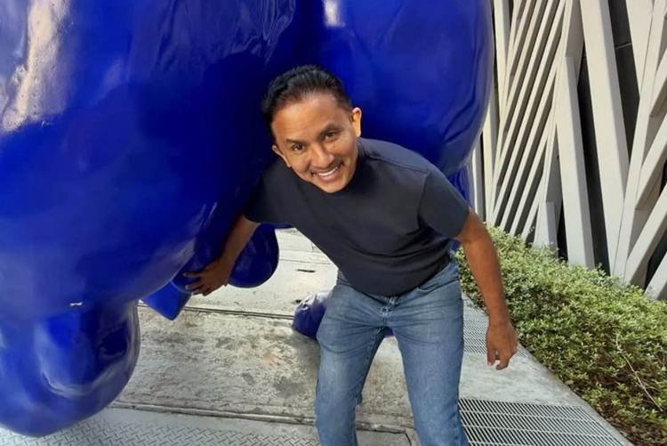 Ele ficou conhecido por uma música que virou meme no país inteiro, mas agora quer transformar essa fama em votos. Quem está por trás dessa nova movimentação? É **Manoel Gomes**, cantor do hit **“Caneta Azul”**, que anunciou nesta segunda-feira, dia **06**, que vai disputar uma vaga na **Assembleia Legislativa de São Paulo**. Mas como esse anúncio foi feito? A novidade foi revelada pelo próprio artista em suas redes sociais. Em seu perfil no **Instagram**, Manoel afirmou que pretende concorrer a uma cadeira na **Alesp** pelo partido **Avante**, marcando uma nova fase em sua trajetória pública. E o que ele disse ao confirmar a decisão? Manoel usou justamente a imagem que o tornou conhecido para apresentar sua entrada na política. Na legenda da publicação, declarou: **“Meu povo, eu só estava esperando o tempo certo. Vocês me conheceram pela música, mas agora essa caneta não escreve só canções, ela vai trabalhar pelo povo. Porque eu venho de vocês e sei o que a gente vive”**. Por que o anúncio chamou tanta atenção? Porque Manoel Gomes se tornou uma figura nacional a partir de um fenômeno improvável. Natural do **Maranhão**, o cantor de **56 anos** ganhou visibilidade em **2019**, quando a música **“Caneta Azul”** viralizou nas redes sociais e ultrapassou o ambiente da internet. E como essa canção alcançou tanta repercussão? A composição simples, marcada por um refrão repetitivo sobre a perda de uma caneta azul, rapidamente se espalhou como meme. A partir daí, Manoel foi levado a **programas de TV**, participou de **campanhas publicitárias** e passou a cumprir uma agenda intensa de **shows pelo país**. Essa popularidade também teve impacto financeiro? Segundo informação apurada pela coluna citada na descrição original, no auge da fama ele chegou a faturar cerca de **R$ 200 mil por mês**. Esse dado ajuda a dimensionar o tamanho da exposição que o cantor alcançou depois do sucesso repentino. E como o público reagiu à notícia de que ele pretende entrar na política? De acordo com a publicação, a recepção entre internautas não foi positiva. Nos comentários, surgiram críticas diretas à decisão e ao partido envolvido. Quais foram essas reações? Um internauta escreveu: **“Tiririca 2.0: nenhum repertório político, vai acumular uma cacetada de voto para colocar os políticos do partido que não tiveram voto para entrar!”**. Outro comentou: **“Isso não pode ser verdade.. Com todo respeito, isso não é pra você Manoel”**. Houve ainda quem dissesse: **“A gente tinha que começar a cancelar esses partidos que fazem essas parafernálias e não votar em ninguém que se filia”**. Então, o que está confirmado até aqui? Está confirmado que **Manoel Gomes**, intérprete de **“Caneta Azul”**, anunciou nas redes sociais que pretende concorrer a uma vaga na **Alesp**, em **São Paulo**, pelo partido **Avante**. Também está registrado que ele apresentou a decisão com a frase de que agora **“a caneta”** vai trabalhar pelo povo, e que a repercussão inicial entre internautas foi marcada por críticas. E qual foi exatamente a declaração publicada por ele? **“Meu povo, eu só estava esperando o tempo certo. Vocês me conheceram pela música, mas agora essa caneta não escreve só canções, ela vai trabalhar pelo povo. Porque eu venho de vocês e sei o que a gente vive.”**