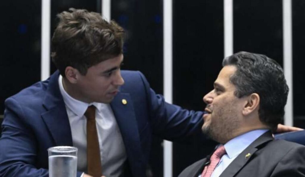 Foi em poucos segundos, diante de um dos nomes mais influentes do Congresso, que uma fala direta transformou um encontro político em algo muito maior. Mas o que, afinal, foi dito para provocar tanta atenção? A cena gira em torno de um pedido feito cara a cara, sem rodeios, com tom de urgência e com uma mensagem que tenta ultrapassar a disputa comum de bastidores. Não se tratava apenas de um gesto protocolar, nem de uma fala para registro. Havia ali a tentativa de colocar um tema sensível no centro da discussão nacional. E por que esse momento ganhou tanto peso? Porque quando um parlamentar escolhe fazer um apelo público diante de uma liderança do Senado, o recado deixa de ser apenas pessoal. Ele passa a carregar um sinal político. E é justamente esse sinal que desperta a curiosidade: qual era o objetivo real daquele pedido? A resposta aponta para algo que, segundo a própria abordagem, foi tratado como prioridade para o país. Não era uma cobrança lateral, nem um comentário genérico sobre o cenário político. O pedido foi apresentado como uma necessidade relevante, daquelas que mexem com a percepção de responsabilidade institucional. Só que há um detalhe que quase ninguém percebe: o impacto não está apenas no conteúdo do que foi pedido, mas em quem ouviu e no momento em que ouviu. Então quem estava diante de quem? De um lado, Nikolas Ferreira. Do outro, Davi Alcolumbre. E é aqui que muita gente se surpreende: o peso da cena não vem apenas dos nomes, mas do simbolismo do encontro. Quando um deputado leva uma demanda diretamente a uma figura central do Senado, ele está, na prática, tentando empurrar uma pauta para o coração da engrenagem política. Mas qual foi esse pedido considerado tão importante? O foco foi a anistia. Nikolas fez a solicitação diretamente a Alcolumbre, tratando o tema como uma das questões mais relevantes para o Brasil neste momento. A fala, pelo que foi destacado, não buscava suavizar o assunto. Ao contrário: colocava a anistia como um ponto decisivo, algo que, na visão apresentada, precisa ser enfrentado com seriedade e urgência. E por que isso provoca tanta repercussão? Porque anistia não é uma palavra neutra. Ela carrega implicações políticas, jurídicas e institucionais. Quando esse tema é levantado de forma direta, especialmente diante de uma liderança com capacidade de influenciar o andamento de pautas, a discussão deixa de ser abstrata. Ela passa a tocar no que pode ou não avançar dentro do sistema. Só que o que acontece depois muda tudo. O pedido em si já chama atenção, mas o verdadeiro efeito está na pressão que ele pode gerar. Afinal, quando uma fala dessas circula, a pergunta inevitável aparece: haverá resposta concreta ou tudo ficará apenas no campo do discurso? Essa dúvida sustenta o interesse porque o episódio não se encerra no momento da fala. Ele abre uma expectativa. E existe ainda outro ponto que reacende a curiosidade no meio de tudo isso: por que tratar esse pedido como um dos mais importantes para o país? A resposta está no enquadramento político dado ao tema. Ao elevar a anistia a esse patamar, Nikolas não apenas defende uma pauta. Ele tenta reposicioná-la como assunto central do debate nacional, buscando tirar a questão da margem e colocá-la no topo da agenda. Mas será que esse movimento foi apenas simbólico? Não necessariamente. Em política, símbolos importam porque preparam terreno. Um pedido feito publicamente, de forma direta, diante de alguém com poder institucional, pode funcionar como pressão, como recado e como teste de reação ao mesmo tempo. E é justamente aí que a maioria não presta atenção: às vezes, a força de uma cena está menos no que ela resolve de imediato e mais no que ela obriga os outros a fazer depois. No fim, o ponto principal é esse: cara a cara com Alcolumbre, Nikolas Ferreira pediu anistia e tratou o tema como uma das demandas mais importantes para o Brasil. Esse foi o centro do encontro, o núcleo da mensagem e o motivo da repercussão. Só que a história não termina nessa formulação, porque o que realmente importa agora é o que será feito com esse pedido — e essa resposta ainda não apareceu por completo.