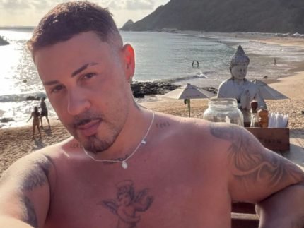 Tudo começou com uma cena tão banal que parecia impossível terminar em uma cobrança de R$ 1 milhão. Como algo aparentemente simples consegue virar um problema desse tamanho? Essa é a pergunta que fez muita gente parar para ouvir o desabafo de um influenciador que, segundo ele, foi acionado por ter feito um registro no celular durante um passeio. Mas não era só um vídeo qualquer, e é justamente aí que a história começa a ficar estranha. O que havia nesse registro para gerar uma reação tão pesada? Pelo relato divulgado, o vídeo mostrava uma ave acompanhando uma embarcação enquanto pessoas que estavam no local jogavam pedaços de camarão. A cena, que poderia parecer apenas mais um momento de viagem compartilhado nas redes, ganhou outro peso porque alimentar o animal era uma prática proibida pelas regras locais. Só que isso abre uma dúvida inevitável: quem foi punido pelo ato e quem acabou no centro da maior polêmica? A resposta surpreende porque, segundo o próprio influenciador, a pessoa que efetivamente alimentou a ave recebeu uma multa de R$ 5 mil, valor apontado como padrão para esse tipo de infração. Já ele afirma ter sido alvo de uma ação de R$ 1 milhão. Mas por quê? O ponto levantado contra ele não teria sido o ato de alimentar o animal, e sim algo que parece ainda mais improvável à primeira vista: o suposto uso comercial da imagem da ave. Como assim usar comercialmente a imagem de uma gaivota? Foi exatamente essa a reação dele ao expor o caso. De acordo com o relato, ele apenas filmou a cena e publicou nos Stories. Depois, ao ser alertado pelo barqueiro de que aquilo era proibido, apagou o conteúdo. Só que o que parecia encerrado naquele momento não terminou ali. E esse é o detalhe que quase ninguém imagina quando vê um vídeo curto nas redes: mesmo algo apagado pode continuar gerando consequências. Mas onde tudo isso aconteceu? Só mais adiante a história revela o cenário que transformou um passeio em dor de cabeça: Fernando de Noronha. O local, conhecido pelas regras rígidas de preservação ambiental, é justamente o tipo de destino em que qualquer interação com a fauna pode ganhar repercussão séria. E é aqui que muita gente se surpreende, porque o caso não ficou restrito a uma advertência ou a uma multa comum. Quem teria movido essa ação? Segundo a descrição do caso, o influenciador afirmou ter recebido o processo do Instituto Chico Mendes de Conservação da Biodiversidade, o ICMBio. Foi esse ponto que fez o desabafo ganhar ainda mais força nas redes, porque ele classificou a cobrança como absurda e falou em abuso de poder. Só que a história não para na indignação. O que acontece depois muda o rumo de tudo. Ele aceitou a acusação em silêncio? Não. Inconformado, disse que já acionou sua equipe jurídica e que está processando o órgão de volta. E por que isso ampliou ainda mais a repercussão? Porque, além de contestar o valor e a justificativa da ação, ele também aproveitou para fazer críticas mais amplas. Segundo seu relato, haveria contradição na atuação do instituto, citando situações que ele considera graves e que, na visão dele, não receberiam a mesma atenção. Mas há um ponto que reacende a curiosidade no meio de toda essa discussão: essa revolta era só sobre o processo? Pelo que foi exposto, não. O influenciador também criticou a infraestrutura de Fernando de Noronha, dizendo que o destino arrecada muito com taxas cobradas dos turistas, mas ainda carece de melhorias básicas. Essa fala muda a leitura do caso, porque deixa de ser apenas uma contestação jurídica e passa a tocar em um debate maior sobre fiscalização, prioridades e proporcionalidade. Então qual é o centro real dessa história? No fim, não é apenas uma gaivota filmada, nem apenas um vídeo apagado, nem somente uma multa fora do comum. O ponto principal é a acusação de que houve exploração comercial da imagem do animal, algo que levou a cobrança ao patamar de R$ 1 milhão e fez Carlinhos Maia chamar o caso de um dos maiores absurdos que já viu. Só que a parte mais inquietante talvez seja outra: se essa interpretação avançar, até onde um registro casual nas redes pode ser tratado como exploração comercial? É essa pergunta, mais do que o valor em si, que mantém o caso longe de um fim simples.