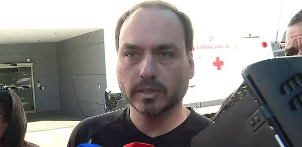 Por que Carlos Bolsonaro está insatisfeito com as regras de visita ao pai? Carlos Bolsonaro expressou insatisfação com as regras de visitação ao pai, Jair Bolsonaro, em prisão domiciliar. Ele criticou a necessidade de dividir o tempo limitado de visita com os irmãos, considerando as restrições "peculiares". Quais são as regras impostas pelo STF para as visitas? O STF determinou que os filhos não residentes podem visitar Jair Bolsonaro apenas às quartas e sábados, em horários específicos, e devem dividir o tempo entre si. As visitas são limitadas a duas horas. Qual foi a justificativa de Alexandre de Moraes para negar o "livre acesso"? Alexandre de Moraes afirmou que a prisão domiciliar é uma medida excepcional e temporária, concedida por razões de saúde. Ele destacou que a concessão não altera o regime de cumprimento de pena, que permanece fechado. Por que Jair Bolsonaro está em prisão domiciliar? Bolsonaro está em prisão domiciliar para se recuperar de uma broncopneumonia. A medida substitui temporariamente o cumprimento da pena em estabelecimento prisional, onde ele estava detido por tentativa de golpe de Estado. Quais são as consequências do descumprimento das regras de prisão domiciliar? Qualquer descumprimento das regras pode levar à revogação do benefício da prisão domiciliar e ao retorno imediato de Bolsonaro ao regime fechado. Quem são os filhos de Bolsonaro mencionados na decisão? Os filhos mencionados incluem Carlos, Eduardo, Jair Renan e Flávio Bolsonaro. Eduardo está nos EUA, e Flávio, como advogado, tem maior acesso ao pai. Como Carlos descreveu a saúde de Jair Bolsonaro? Carlos afirmou que Bolsonaro sofre de crises de soluços intermináveis e que sua saúde se deteriora rapidamente devido às comorbidades e ao cerceamento de liberdade. Qual é a duração da prisão domiciliar humanitária concedida a Bolsonaro? A prisão domiciliar humanitária foi concedida por 90 dias, com o objetivo de permitir a recuperação de Bolsonaro de sua condição de saúde. Quais são as restrições para visitas de advogados a Bolsonaro? Bolsonaro pode receber visitas diárias de um advogado por vez, com duração máxima de 30 minutos, entre 8h20min e 18h, mediante agendamento prévio. Por que a prisão domiciliar de Bolsonaro é considerada excepcional? A prisão domiciliar é considerada excepcional devido às condições de saúde de Bolsonaro, que necessitam de cuidados especiais, justificando a medida temporária. Como Carlos Bolsonaro expressou sua opinião sobre a situação? Carlos usou suas redes sociais para expressar descontentamento com as regras de visitação, classificando-as como "peculiares" e destacando a necessidade de dividir o tempo com os irmãos. Qual é a pena total que Jair Bolsonaro está cumprindo? Jair Bolsonaro está cumprindo uma pena de 27 anos e três meses por tentativa de golpe de Estado após as eleições de 2022. Como a decisão de Moraes impacta a dinâmica familiar dos Bolsonaros? A decisão limita o tempo que os filhos podem passar com Bolsonaro, exigindo que eles coordenem suas visitas, o que pode impactar a dinâmica familiar e a frequência de interações. Qual é a importância de lembrar que Bolsonaro ainda está preso? Carlos enfatiza que, apesar de estar em casa, Bolsonaro ainda está preso, destacando que a prisão domiciliar é uma situação menos pior, mas não uma liberdade plena. O que motivou a transferência de Bolsonaro para prisão domiciliar? A transferência foi motivada pela necessidade de recuperação de saúde, após Bolsonaro passar 10 dias internado em terapia intensiva devido a uma broncopneumonia.