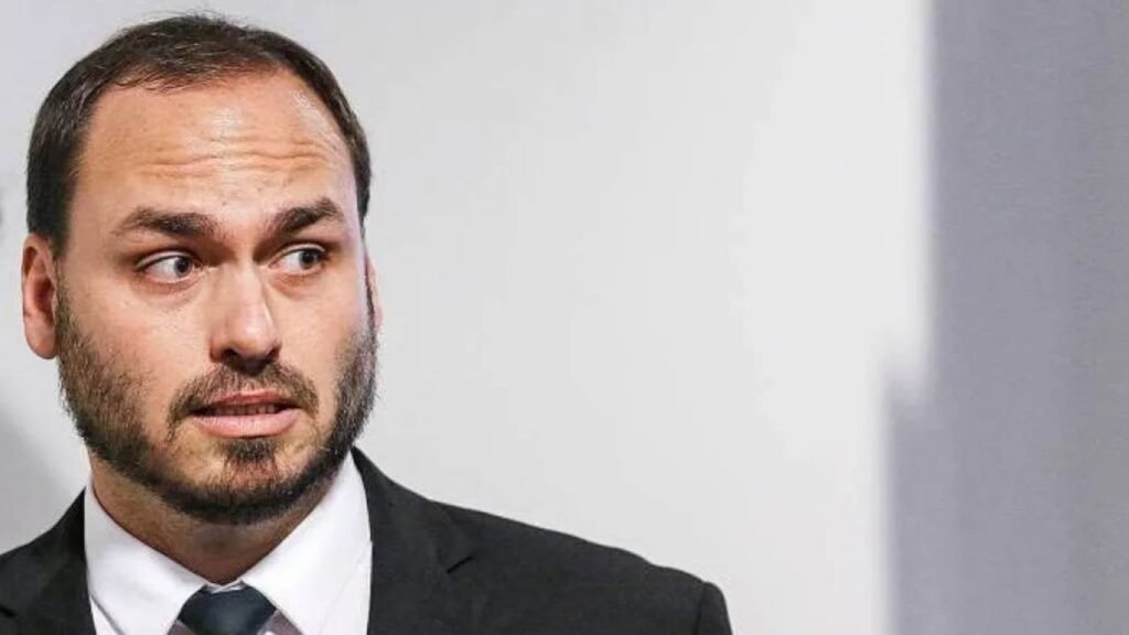 Quem é Carlos Bolsonaro e qual sua posição política? Carlos Bolsonaro é ex-vereador do Rio de Janeiro e pré-candidato ao Senado por Santa Catarina. Ele é membro do Partido Liberal (PL) e filho do ex-presidente Jair Bolsonaro. Por que Carlos Bolsonaro critica integrantes do PL? Carlos critica membros do PL que não apoiam a pré-candidatura de Flávio Bolsonaro à presidência em 2026, considerando isso uma traição ao ex-presidente Jair Bolsonaro. Qual é a acusação de Carlos sobre a prisão de Jair Bolsonaro? Carlos afirma que Jair Bolsonaro está preso de forma ilegal, sendo censurado e submetido a uma situação desumana, e que a omissão dos membros do PL agrava essa situação. Como Eduardo Bolsonaro reagiu à declaração de Carlos? Eduardo Bolsonaro, irmão de Carlos, apoiou a declaração e pediu aos eleitores que não votem em candidatos do PL que não apoiam Flávio Bolsonaro, alegando que essa postura beneficia Lula. Qual é a estratégia de Eduardo para identificar candidatos leais? Eduardo sugere que eleitores verifiquem as redes sociais dos candidatos. Se não houver apoio a Flávio Bolsonaro, ele recomenda descartá-los, mesmo que sejam do PL. Quais são as possíveis consequências para o PL? A divisão interna pode enfraquecer o partido, prejudicando sua coesão e estratégia eleitoral, além de criar desconfiança entre seus membros e eleitores. Como essa situação afeta a imagem de Jair Bolsonaro? A falta de apoio unânime dentro do PL pode indicar uma diminuição da influência de Jair Bolsonaro, afetando sua imagem e a de sua família no cenário político. Qual é o impacto dessa divisão nas eleições de 2026? A divisão pode fragmentar o apoio ao PL, dificultando a consolidação de uma base sólida para a candidatura de Flávio Bolsonaro e beneficiando adversários políticos. Por que a unidade no PL é crucial para Flávio Bolsonaro? A unidade é essencial para fortalecer a candidatura de Flávio, garantindo apoio político e recursos necessários para uma campanha competitiva nas eleições de 2026. Como a situação atual reflete no cenário político brasileiro? A situação evidencia as tensões internas nos partidos políticos brasileiros e a complexidade das alianças, influenciando o equilíbrio de poder e as estratégias eleitorais futuras. Quais são os desafios para Flávio Bolsonaro? Flávio enfrenta o desafio de unificar o PL, conquistar a confiança dos eleitores e superar a influência de adversários políticos, além de lidar com a imagem de sua família. Como a opinião pública pode reagir a essa situação? A opinião pública pode ver a situação como um reflexo de instabilidade política, influenciando a percepção sobre a liderança de Jair Bolsonaro e a viabilidade da candidatura de Flávio. Qual é o papel das redes sociais nesse contexto? As redes sociais são ferramentas cruciais para mobilizar apoio, divulgar posicionamentos e influenciar a opinião pública, sendo utilizadas por Carlos e Eduardo para reforçar suas mensagens. Como essa situação pode evoluir até as eleições de 2026? A evolução dependerá da capacidade do PL de resolver suas divisões internas, da resposta dos eleitores e da habilidade de Flávio em consolidar sua candidatura e atrair apoio.