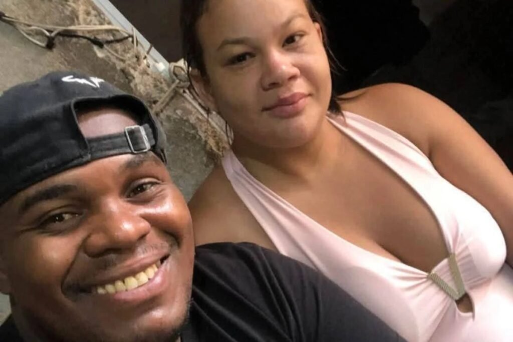 Eles estavam falando de casamento poucas horas antes de tudo acabar com um tiro. Como uma noite de planos virou um caso investigado por homicídio? Segundo o relato de quem estava ao lado dela, o que era para ser uma celebração simples terminou em tragédia na madrugada de 3 de abril. O companheiro contou que os dois tinham saído para conversar, comemorar três anos de relacionamento e pensar no futuro. Mas que futuro era esse? Era um futuro concreto, ainda que modesto. Os dois planejavam oficializar a união assim que saísse a segunda via da certidão de nascimento dela. Também juntavam dinheiro para uma pequena lua de mel na Praia Grande, algo simples, um bate e volta, como ele mesmo descreveu. Por que esse detalhe importa tanto? Porque mostra que não se tratava de um plano distante, mas de uma vida que já estava sendo organizada passo a passo. E quem era essa mulher no centro da história? Antes de tudo, alguém que, segundo o companheiro, tinha construído com ele uma rotina de esforço, esperança e parceria. Eles estavam juntos havia três anos, tinham tatuado o nome um do outro nos braços e, nas palavras dele, transformavam dificuldades em esperança. Mas há um ponto que muda o peso de tudo: ela também deixava cinco filhos. Então o que aconteceu naquela madrugada? O caso ocorreu em Cidade Tiradentes, no extremo leste de São Paulo. De acordo com imagens e relatos reunidos na investigação, o casal caminhava de mãos dadas quando uma viatura passou. A partir daí, começou uma discussão. Mas por que essa discussão começou? A versão do companheiro é uma. A versão da policial é outra. Ele afirma que a viatura passou em alta velocidade e quase atingiu o casal com o retrovisor, o que provocou a reação dela. Já a policial diz que o homem esbarrou o braço no veículo e que o casal passou a gritar. E é justamente aqui que a maioria se surpreende: o que se sabe com mais clareza não vem só dos depoimentos, mas também de um registro de câmera de segurança com áudio. O que esse áudio mostra? Mostra o casal fora do alcance da imagem, mas com parte da discussão audível. Em um dos trechos, ela diz: “com todo respeito, mas você que bateu em nós, que eu vi”. Depois, a tensão aumenta. Em seguida, ouve-se Luciano gritando “Vai agredir? Vai agredir?”. Segundos depois, vem o disparo. Mas o que aconteceu depois muda tudo. Ela foi atingida no tórax e caiu no chão. Segundo as informações do caso, agonizou por cerca de 30 minutos até ser socorrida, mesmo com o Hospital Municipal Cidade Tiradentes a menos de quatro quilômetros do local. O companheiro aponta negligência nesse intervalo. E há um detalhe que quase ninguém ignora quando olha para esse caso: a policial que atirou não usava câmera corporal. Por que ela estava sem bodycam? Porque ainda estava em período de estágio supervisionado na corporação e não havia cumprido os requisitos burocráticos para portar o equipamento. A soldado, de 21 anos, havia tomado posse havia pouco mais de um ano. Isso encerra a discussão? Não. Na verdade, abre outra ainda mais delicada. Qual foi a justificativa da policial para o tiro? Em depoimento, ela afirmou ter sido agredida com um tapa no rosto. Também disse que o casal apresentava sinais de embriaguez e que o homem gesticulava de forma agressiva. Já o companheiro nega essa dinâmica e afirma que não houve abordagem regular, dizendo que a policial desceu da viatura atirando. Quem está sendo investigado? Mais de uma pessoa. A soldado foi afastada da corporação, teve a arma recolhida e é alvo de inquérito policial militar e de investigação da Polícia Civil. Ao mesmo tempo, o companheiro da vítima também passou a ser investigado por resistência, com base na versão dos policiais. Isso torna o caso mais simples? Pelo contrário. Torna tudo mais sensível, porque as versões colidem justamente no ponto central: o que levou ao disparo. E onde entra a frase que dá nome a essa história? Entra no que talvez seja o trecho mais doloroso de todos. “Íamos casar”, disse Luciano ao lembrar que a madrugada era para ser de comemoração, não de luto. O plano era oficializar a união, seguir trabalhando, juntar o pouco que tinham e viver o que ainda não tinham vivido. Só que o caso agora não fala apenas de uma morte. Fala de uma promessa interrompida, de uma investigação em aberto e de perguntas que ainda não pararam de ecoar.