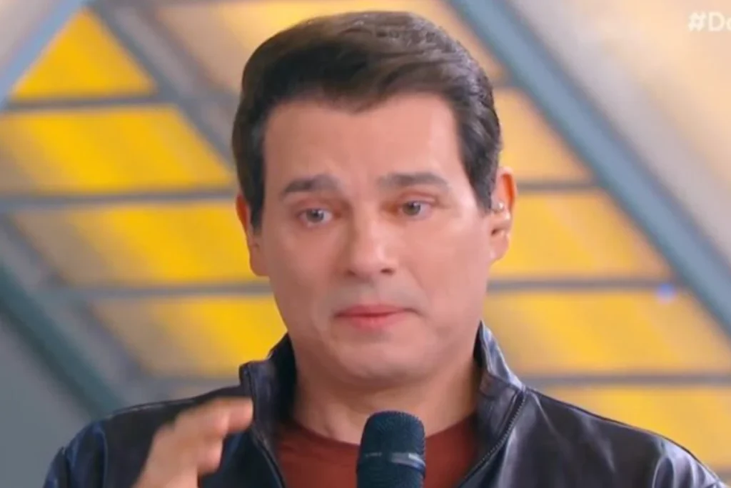 A notícia caiu como um choque e, em poucos instantes, transformou admiração em silêncio, memória em saudade e palavras em um desabafo que tocou muita gente. Mas o que fez essa manifestação chamar tanta atenção? Não foi apenas pela tristeza do momento. O que mexeu com o público foi a forma como a dor apareceu sem filtros, em uma mensagem que não se limitou a lamentar uma perda. Havia ali algo mais profundo. Mas por que esse texto emocionou tanto? Porque ele não falou só sobre a morte. Falou sobre convivência, sobre marcas deixadas ao longo do tempo e sobre o peso que certas pessoas carregam mesmo quando já não estão mais presentes. E é justamente esse ponto que faz tudo ganhar outra dimensão. Afinal, quem era a figura homenageada de forma tão sentida? Antes de chegar ao nome, vale entender o tamanho do impacto. A pessoa lembrada não era apenas conhecida. Era alguém que atravessou gerações, construiu uma trajetória admirada dentro e fora do seu universo e se tornou símbolo de dedicação, superação e paixão pelo que fazia. Mas há um detalhe que quase ninguém percebe de imediato: o desabafo não destacou só a grandeza pública. Ele também trouxe lembranças pessoais. E por que isso importa tanto? Porque quando alguém conhecido decide abrir o coração, o que mais comove não é a formalidade da homenagem, mas aquilo que revela vínculo real. Foi exatamente isso que apareceu. Em vez de uma mensagem distante, surgiu um relato de gratidão, respeito e aprendizado. Só que o que acontece depois muda tudo. A comoção aumentou quando ficou claro que não se tratava apenas de reconhecer uma carreira vitoriosa. Havia também o reconhecimento de qualidades humanas, da influência positiva exercida sobre diferentes pessoas e da presença que ultrapassava qualquer título. E é aqui que muita gente se surpreende: a homenagem não se apoiou apenas no passado glorioso, mas no efeito duradouro que essa pessoa teve na vida de quem conviveu com ela. Mas quem fez esse desabafo? Foi Celso Portiolli, que decidiu se manifestar publicamente após a confirmação da morte. E por que suas palavras repercutiram tanto? Porque ele não falou como alguém que apenas admirava de longe. Ele relembrou momentos vividos ao lado do homenageado e deixou claro que essa convivência lhe trouxe ensinamentos que permaneceram. E quem era o nome por trás de tamanha comoção? Oscar Schmidt, um dos maiores nomes da história do basquete brasileiro, conhecido por muitos como Mão Santa. Sua morte, confirmada após ele passar mal em sua residência em Santana de Parnaíba, em São Paulo, vítima de uma parada cardiorrespiratória, provocou uma onda de homenagens. Mas existe um ponto que torna tudo ainda mais forte. Celso não destacou somente o atleta consagrado. Ele fez questão de lembrar o homem por trás da lenda. Falou de dedicação, de superação e da paixão que Oscar carregava, não apenas nas quadras, mas na forma como impactava quem estava ao redor. E por que isso prende tanto a atenção de quem lê? Porque, diante de uma perda assim, o que mais pesa não é apenas o fim, mas o tamanho do legado. No desfecho de sua mensagem, o apresentador também prestou solidariedade à família, aos amigos e aos admiradores, reconhecendo a dimensão da perda. Só que sua fala foi além do luto imediato. Ele deixou uma ideia que continua ecoando: ídolos podem partir, mas certas trajetórias não saem da memória de quem foi tocado por elas. E talvez seja justamente isso que torne esse desabafo tão comovente. Não foi apenas uma despedida. Foi o reconhecimento de que algumas presenças continuam agindo mesmo depois da ausência. E quando uma homenagem consegue mostrar isso com sinceridade, ela não termina quando a leitura acaba. Ela fica.